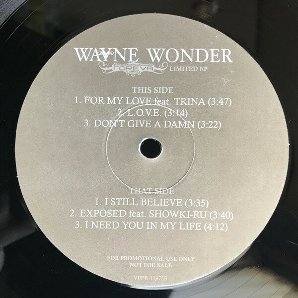 ・アーティスト Wayne Wonder ・タイトル Foreva Limited EP ・レーベル・型番 Not On Label VPPR11975 ・フォーマット 12インチレコード ・コンディション(盤) 良い (VG+) ・コンディション(ジャケット) プレインカバー（元ジャケット／カバー無し） ・コンディション(帯) オビなし ・特記事項 サンプル画像です。実際の商品の画像ではありません 商品写真はバーコード/カタログ番号に対応したサンプル画像ですので、お送りする商品の画像ではありません。帯やライナーなどの付属品は、特記事項に記載されている場合のみ含まれます。プロモやカラーレコードなどの仕様についても、該当する場合のみ特記事項に記載しています。 【ご購入前に必ずご確認ください】 ・本店サイト(www.recordcity.jp)とは価格、送料が違います ・本店サイト、その他支店のオーダーとは同梱発送できません ・注文確定後に別の注文を頂いた場合、注文同士の同梱は致しかねます。 ・別倉庫から発送しているため、店頭受け渡しは対応しておりません ・一部商品は他の通販サイトでも販売しているため、ご注文のタイミングによっては商品のご用意ができない場合がございます。 ・土日祝日はお休みです 金曜・祝前日9時以降のご連絡またはご入金は、返答または発送が週明け・祝日明けに順次対応となります。 ・ご購入後のキャンセル不可 ご購入後のキャンセルはいかなる理由においてもお受けできません。ご了承の上、ご購入くださいませ。 ・日本郵便(ゆうパック/ゆうメール)によるお届けになります。 ・中古品であることをご理解ください 当ストアでは中古商品を主に販売しております。中古品であることをご理解の上ご購入ください。また、一部商品はRecordCityオンラインストアで試聴可能です。 ・返品について お客様のご都合による返品は一切承っておりません。 表記の内容と実際の商品に相違がある場合、また針飛び等で返品・返金をご希望される場合は、商品の到着後1週間以内にご連絡ください。商品の返送をこちらで確認後、キャンセル・返金を行います。 コンディションVG以下の商品は返品できません。プレイに影響のない表面のこすれ傷、プレス起因のノイズ盤は返品の対象外です。 【コンディション表記】 ・ほぼ新品(M-)(Like New) 完全な新品。未使用。当店ではほぼ使用しません ・非常に良い(EX)(Excellent) 中古盤として美品な状態。わずかな経年を感じるものの傷みを感じさせない、当店基準で最高の状態 ・良い(VG+)(Very Good Plus) 丁寧に扱われた中古品で、軽い使用感がみられる。 ・可(VG)(Acceptable) 使い込まれた中古品で、「良い」よりもさらに使用感がみられる。 ・悪い(VG-)(Bad) 状態が悪いアイテム。使用の保障はなく、再生不可、針飛び、目立つノイズがあるかもしれない。状態によるクレーム不可。返品不可。 ・非常に悪い(G)(Very Bad) 「悪い」よりさらに状態が悪いアイテム。使用の保障はなく、再生不可、針飛び、目立つノイズがあるかもしれない。状態によるクレーム不可。返品不可。 ・ジャンク(Fair)(Junk/Fair) 割れている、反っている、水ダメージがある、カビ、ジャケットが分離している、ひどい書き込み、ひどい擦れなど最低の状態。使用の保障はなく、再生不可、針飛び、目立つノイズがあるかもしれない。状態によるクレーム不可。返品不可。 ・ジャンク(Poor)(Junk/Poor) 割れている、反っている、水ダメージがある、カビ、ジャケットが分離している、ひどい書き込み、ひどい擦れなど最低の状態。使用の保障はなく、再生不可、針飛び、目立つノイズがあるかもしれない。状態によるクレーム不可。返品不可。