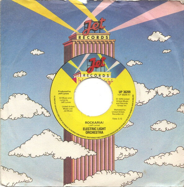・アーティスト Electric Light Orchestra ・タイトル Rockaria! ・レーベル・型番 Jet Records UP36209 ・フォーマット 7インチレコード ・コンディション(盤) 良い (VG+) ・コンディション(ジャケット) プレインカバー（元ジャケット／カバー無し） ・コンディション(帯) オビなし ・特記事項 【カンパニースリーブ】【盤カビ】 サンプル画像です。実際の商品の画像ではありません 商品写真はバーコード/カタログ番号に対応したサンプル画像ですので、お送りする商品の画像ではありません。帯やライナーなどの付属品は、特記事項に記載されている場合のみ含まれます。プロモやカラーレコードなどの仕様についても、該当する場合のみ特記事項に記載しています。 【ご購入前に必ずご確認ください】 ・本店サイト(www.recordcity.jp)とは価格、送料が違います ・本店サイト、その他支店のオーダーとは同梱発送できません ・注文確定後に別の注文を頂いた場合、注文同士の同梱は致しかねます。 ・別倉庫から発送しているため、店頭受け渡しは対応しておりません ・一部商品は他の通販サイトでも販売しているため、ご注文のタイミングによっては商品のご用意ができない場合がございます。 ・土日祝日はお休みです 金曜・祝前日9時以降のご連絡またはご入金は、返答または発送が週明け・祝日明けに順次対応となります。 ・ご購入後のキャンセル不可 ご購入後のキャンセルはいかなる理由においてもお受けできません。ご了承の上、ご購入くださいませ。 ・日本郵便(ゆうパック/ゆうメール)によるお届けになります。 ・中古品であることをご理解ください 当ストアでは中古商品を主に販売しております。中古品であることをご理解の上ご購入ください。また、一部商品はRecordCityオンラインストアで試聴可能です。 ・返品について お客様のご都合による返品は一切承っておりません。 表記の内容と実際の商品に相違がある場合、また針飛び等で返品・返金をご希望される場合は、商品の到着後1週間以内にご連絡ください。商品の返送をこちらで確認後、キャンセル・返金を行います。 コンディションVG以下の商品は返品できません。プレイに影響のない表面のこすれ傷、プレス起因のノイズ盤は返品の対象外です。 【コンディション表記】 ・ほぼ新品(M-)(Like New) 完全な新品。未使用。当店ではほぼ使用しません ・非常に良い(EX)(Excellent) 中古盤として美品な状態。わずかな経年を感じるものの傷みを感じさせない、当店基準で最高の状態 ・良い(VG+)(Very Good Plus) 丁寧に扱われた中古品で、軽い使用感がみられる。 ・可(VG)(Acceptable) 使い込まれた中古品で、「良い」よりもさらに使用感がみられる。 ・悪い(VG-)(Bad) 状態が悪いアイテム。使用の保障はなく、再生不可、針飛び、目立つノイズがあるかもしれない。状態によるクレーム不可。返品不可。 ・非常に悪い(G)(Very Bad) 「悪い」よりさらに状態が悪いアイテム。使用の保障はなく、再生不可、針飛び、目立つノイズがあるかもしれない。状態によるクレーム不可。返品不可。 ・ジャンク(Fair)(Junk/Fair) 割れている、反っている、水ダメージがある、カビ、ジャケットが分離している、ひどい書き込み、ひどい擦れなど最低の状態。使用の保障はなく、再生不可、針飛び、目立つノイズがあるかもしれない。状態によるクレーム不可。返品不可。 ・ジャンク(Poor)(Junk/Poor) 割れている、反っている、水ダメージがある、カビ、ジャケットが分離している、ひどい書き込み、ひどい擦れなど最低の状態。使用の保障はなく、再生不可、針飛び、目立つノイズがあるかもしれない。状態によるクレーム不可。返品不可。