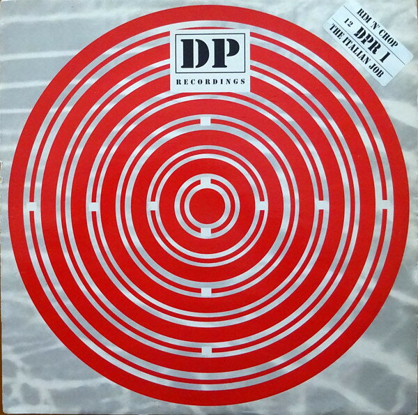 ・アーティスト Rim 'N Chop ・タイトル The Italian Job ・レーベル・型番 DP Recordings 12DPR1 ・フォーマット 12インチレコード ・コンディション(盤) 良い (VG+) ・コンディション(ジャケット) 良い (VG+) ・コンディション(帯) オビなし ・特記事項 サンプル画像です。実際の商品の画像ではありません 商品写真はバーコード/カタログ番号に対応したサンプル画像ですので、お送りする商品の画像ではありません。帯やライナーなどの付属品は、特記事項に記載されている場合のみ含まれます。プロモやカラーレコードなどの仕様についても、該当する場合のみ特記事項に記載しています。 【ご購入前に必ずご確認ください】 ・本店サイト(www.recordcity.jp)とは価格、送料が違います ・本店サイト、その他支店のオーダーとは同梱発送できません ・注文確定後に別の注文を頂いた場合、注文同士の同梱は致しかねます。 ・別倉庫から発送しているため、店頭受け渡しは対応しておりません ・一部商品は他の通販サイトでも販売しているため、ご注文のタイミングによっては商品のご用意ができない場合がございます。 ・土日祝日はお休みです 金曜・祝前日9時以降のご連絡またはご入金は、返答または発送が週明け・祝日明けに順次対応となります。 ・ご購入後のキャンセル不可 ご購入後のキャンセルはいかなる理由においてもお受けできません。ご了承の上、ご購入くださいませ。 ・日本郵便(ゆうパック/ゆうメール)によるお届けになります。 ・中古品であることをご理解ください 当ストアでは中古商品を主に販売しております。中古品であることをご理解の上ご購入ください。また、一部商品はRecordCityオンラインストアで試聴可能です。 ・返品について お客様のご都合による返品は一切承っておりません。 表記の内容と実際の商品に相違がある場合、また針飛び等で返品・返金をご希望される場合は、商品の到着後1週間以内にご連絡ください。商品の返送をこちらで確認後、キャンセル・返金を行います。 コンディションVG以下の商品は返品できません。プレイに影響のない表面のこすれ傷、プレス起因のノイズ盤は返品の対象外です。 【コンディション表記】 ・ほぼ新品(M-)(Like New) 完全な新品。未使用。当店ではほぼ使用しません ・非常に良い(EX)(Excellent) 中古盤として美品な状態。わずかな経年を感じるものの傷みを感じさせない、当店基準で最高の状態 ・良い(VG+)(Very Good Plus) 丁寧に扱われた中古品で、軽い使用感がみられる。 ・可(VG)(Acceptable) 使い込まれた中古品で、「良い」よりもさらに使用感がみられる。 ・悪い(VG-)(Bad) 状態が悪いアイテム。使用の保障はなく、再生不可、針飛び、目立つノイズがあるかもしれない。状態によるクレーム不可。返品不可。 ・非常に悪い(G)(Very Bad) 「悪い」よりさらに状態が悪いアイテム。使用の保障はなく、再生不可、針飛び、目立つノイズがあるかもしれない。状態によるクレーム不可。返品不可。 ・ジャンク(Fair)(Junk/Fair) 割れている、反っている、水ダメージがある、カビ、ジャケットが分離している、ひどい書き込み、ひどい擦れなど最低の状態。使用の保障はなく、再生不可、針飛び、目立つノイズがあるかもしれない。状態によるクレーム不可。返品不可。 ・ジャンク(Poor)(Junk/Poor) 割れている、反っている、水ダメージがある、カビ、ジャケットが分離している、ひどい書き込み、ひどい擦れなど最低の状態。使用の保障はなく、再生不可、針飛び、目立つノイズがあるかもしれない。状態によるクレーム不可。返品不可。