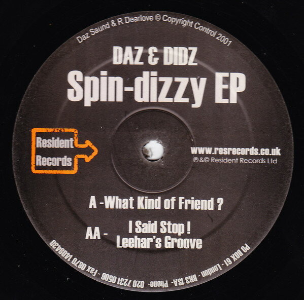 ・アーティスト Daz & Didz ・タイトル Spin-Dizzy EP ・レーベル・型番 Resident Records RR002 ・フォーマット 12インチレコード ・コンディション(盤) 良い (VG+) ・コンディション(ジャケット) プレインカバー（元ジャケット／カバー無し） ・コンディション(帯) オビなし ・特記事項 サンプル画像です。実際の商品の画像ではありません 商品写真はバーコード/カタログ番号に対応したサンプル画像ですので、お送りする商品の画像ではありません。帯やライナーなどの付属品は、特記事項に記載されている場合のみ含まれます。プロモやカラーレコードなどの仕様についても、該当する場合のみ特記事項に記載しています。 【ご購入前に必ずご確認ください】 ・本店サイト(www.recordcity.jp)とは価格、送料が違います ・本店サイト、その他支店のオーダーとは同梱発送できません ・注文確定後に別の注文を頂いた場合、注文同士の同梱は致しかねます。 ・別倉庫から発送しているため、店頭受け渡しは対応しておりません ・一部商品は他の通販サイトでも販売しているため、ご注文のタイミングによっては商品のご用意ができない場合がございます。 ・土日祝日はお休みです 金曜・祝前日9時以降のご連絡またはご入金は、返答または発送が週明け・祝日明けに順次対応となります。 ・ご購入後のキャンセル不可 ご購入後のキャンセルはいかなる理由においてもお受けできません。ご了承の上、ご購入くださいませ。 ・日本郵便(ゆうパック/ゆうメール)によるお届けになります。 ・中古品であることをご理解ください 当ストアでは中古商品を主に販売しております。中古品であることをご理解の上ご購入ください。また、一部商品はRecordCityオンラインストアで試聴可能です。 ・返品について お客様のご都合による返品は一切承っておりません。 表記の内容と実際の商品に相違がある場合、また針飛び等で返品・返金をご希望される場合は、商品の到着後1週間以内にご連絡ください。商品の返送をこちらで確認後、キャンセル・返金を行います。 コンディションVG以下の商品は返品できません。プレイに影響のない表面のこすれ傷、プレス起因のノイズ盤は返品の対象外です。 【コンディション表記】 ・ほぼ新品(M-)(Like New) 完全な新品。未使用。当店ではほぼ使用しません ・非常に良い(EX)(Excellent) 中古盤として美品な状態。わずかな経年を感じるものの傷みを感じさせない、当店基準で最高の状態 ・良い(VG+)(Very Good Plus) 丁寧に扱われた中古品で、軽い使用感がみられる。 ・可(VG)(Acceptable) 使い込まれた中古品で、「良い」よりもさらに使用感がみられる。 ・悪い(VG-)(Bad) 状態が悪いアイテム。使用の保障はなく、再生不可、針飛び、目立つノイズがあるかもしれない。状態によるクレーム不可。返品不可。 ・非常に悪い(G)(Very Bad) 「悪い」よりさらに状態が悪いアイテム。使用の保障はなく、再生不可、針飛び、目立つノイズがあるかもしれない。状態によるクレーム不可。返品不可。 ・ジャンク(Fair)(Junk/Fair) 割れている、反っている、水ダメージがある、カビ、ジャケットが分離している、ひどい書き込み、ひどい擦れなど最低の状態。使用の保障はなく、再生不可、針飛び、目立つノイズがあるかもしれない。状態によるクレーム不可。返品不可。 ・ジャンク(Poor)(Junk/Poor) 割れている、反っている、水ダメージがある、カビ、ジャケットが分離している、ひどい書き込み、ひどい擦れなど最低の状態。使用の保障はなく、再生不可、針飛び、目立つノイズがあるかもしれない。状態によるクレーム不可。返品不可。