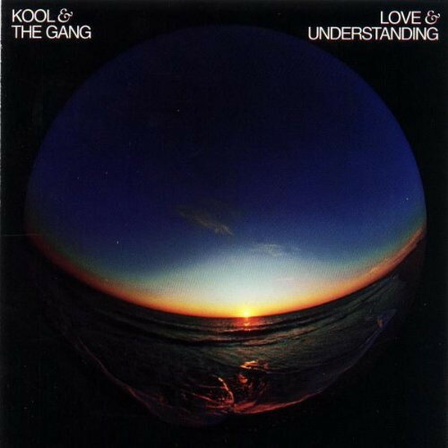 ・アーティスト Kool & The Gang ・タイトル Love & Understanding ・レーベル・型番 Mercury 3145220812 ・フォーマット CD ・コンディション(盤) 良い (VG+) ・コンディション(ジャケット) ・コンディション(帯) オビなし ・特記事項 【ケース擦れ】 サンプル画像です。実際の商品の画像ではありません 商品写真はバーコード/カタログ番号に対応したサンプル画像ですので、お送りする商品の画像ではありません。帯やライナーなどの付属品は、特記事項に記載されている場合のみ含まれます。プロモやカラーレコードなどの仕様についても、該当する場合のみ特記事項に記載しています。 【ご購入前に必ずご確認ください】 ・本店サイト(www.recordcity.jp)とは価格、送料が違います ・本店サイト、その他支店のオーダーとは同梱発送できません ・注文確定後に別の注文を頂いた場合、注文同士の同梱は致しかねます。 ・別倉庫から発送しているため、店頭受け渡しは対応しておりません ・一部商品は他の通販サイトでも販売しているため、ご注文のタイミングによっては商品のご用意ができない場合がございます。 ・土日祝日はお休みです 金曜・祝前日9時以降のご連絡またはご入金は、返答または発送が週明け・祝日明けに順次対応となります。 ・ご購入後のキャンセル不可 ご購入後のキャンセルはいかなる理由においてもお受けできません。ご了承の上、ご購入くださいませ。 ・日本郵便(ゆうパック/ゆうメール)によるお届けになります。 ・中古品であることをご理解ください 当ストアでは中古商品を主に販売しております。中古品であることをご理解の上ご購入ください。また、一部商品はRecordCityオンラインストアで試聴可能です。 ・返品について お客様のご都合による返品は一切承っておりません。 表記の内容と実際の商品に相違がある場合、また針飛び等で返品・返金をご希望される場合は、商品の到着後1週間以内にご連絡ください。商品の返送をこちらで確認後、キャンセル・返金を行います。 コンディションVG以下の商品は返品できません。プレイに影響のない表面のこすれ傷、プレス起因のノイズ盤は返品の対象外です。 【コンディション表記】 ・ほぼ新品(M-)(Like New) 完全な新品。未使用。当店ではほぼ使用しません ・非常に良い(EX)(Excellent) 中古盤として美品な状態。わずかな経年を感じるものの傷みを感じさせない、当店基準で最高の状態 ・良い(VG+)(Very Good Plus) 丁寧に扱われた中古品で、軽い使用感がみられる。 ・可(VG)(Acceptable) 使い込まれた中古品で、「良い」よりもさらに使用感がみられる。 ・悪い(VG-)(Bad) 状態が悪いアイテム。使用の保障はなく、再生不可、針飛び、目立つノイズがあるかもしれない。状態によるクレーム不可。返品不可。 ・非常に悪い(G)(Very Bad) 「悪い」よりさらに状態が悪いアイテム。使用の保障はなく、再生不可、針飛び、目立つノイズがあるかもしれない。状態によるクレーム不可。返品不可。 ・ジャンク(Fair)(Junk/Fair) 割れている、反っている、水ダメージがある、カビ、ジャケットが分離している、ひどい書き込み、ひどい擦れなど最低の状態。使用の保障はなく、再生不可、針飛び、目立つノイズがあるかもしれない。状態によるクレーム不可。返品不可。 ・ジャンク(Poor)(Junk/Poor) 割れている、反っている、水ダメージがある、カビ、ジャケットが分離している、ひどい書き込み、ひどい擦れなど最低の状態。使用の保障はなく、再生不可、針飛び、目立つノイズがあるかもしれない。状態によるクレーム不可。返品不可。