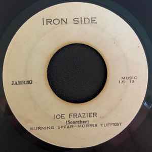 ・アーティスト Burning Spear ・タイトル Joe Frazier ・レーベル・型番 Iron Side NONE ・フォーマット 7インチレコード ・コンディション(盤) 良い (VG+) ・コンディション(ジャケット) プレインカバー（元ジャケット／カバー無し） ・コンディション(帯) オビなし ・特記事項 【レーベルにスタンプ】 サンプル画像です。実際の商品の画像ではありません 商品写真はバーコード/カタログ番号に対応したサンプル画像ですので、お送りする商品の画像ではありません。帯やライナーなどの付属品は、特記事項に記載されている場合のみ含まれます。プロモやカラーレコードなどの仕様についても、該当する場合のみ特記事項に記載しています。 【ご購入前に必ずご確認ください】 ・本店サイト(www.recordcity.jp)とは価格、送料が違います ・本店サイト、その他支店のオーダーとは同梱発送できません ・注文確定後に別の注文を頂いた場合、注文同士の同梱は致しかねます。 ・別倉庫から発送しているため、店頭受け渡しは対応しておりません ・一部商品は他の通販サイトでも販売しているため、ご注文のタイミングによっては商品のご用意ができない場合がございます。 ・土日祝日はお休みです 金曜・祝前日9時以降のご連絡またはご入金は、返答または発送が週明け・祝日明けに順次対応となります。 ・ご購入後のキャンセル不可 ご購入後のキャンセルはいかなる理由においてもお受けできません。ご了承の上、ご購入くださいませ。 ・日本郵便(ゆうパック/ゆうメール)によるお届けになります。 ・中古品であることをご理解ください 当ストアでは中古商品を主に販売しております。中古品であることをご理解の上ご購入ください。また、一部商品はRecordCityオンラインストアで試聴可能です。 ・返品について お客様のご都合による返品は一切承っておりません。 表記の内容と実際の商品に相違がある場合、また針飛び等で返品・返金をご希望される場合は、商品の到着後1週間以内にご連絡ください。商品の返送をこちらで確認後、キャンセル・返金を行います。 コンディションVG以下の商品は返品できません。プレイに影響のない表面のこすれ傷、プレス起因のノイズ盤は返品の対象外です。 【コンディション表記】 ・ほぼ新品(M-)(Like New) 完全な新品。未使用。当店ではほぼ使用しません ・非常に良い(EX)(Excellent) 中古盤として美品な状態。わずかな経年を感じるものの傷みを感じさせない、当店基準で最高の状態 ・良い(VG+)(Very Good Plus) 丁寧に扱われた中古品で、軽い使用感がみられる。 ・可(VG)(Acceptable) 使い込まれた中古品で、「良い」よりもさらに使用感がみられる。 ・悪い(VG-)(Bad) 状態が悪いアイテム。使用の保障はなく、再生不可、針飛び、目立つノイズがあるかもしれない。状態によるクレーム不可。返品不可。 ・非常に悪い(G)(Very Bad) 「悪い」よりさらに状態が悪いアイテム。使用の保障はなく、再生不可、針飛び、目立つノイズがあるかもしれない。状態によるクレーム不可。返品不可。 ・ジャンク(Fair)(Junk/Fair) 割れている、反っている、水ダメージがある、カビ、ジャケットが分離している、ひどい書き込み、ひどい擦れなど最低の状態。使用の保障はなく、再生不可、針飛び、目立つノイズがあるかもしれない。状態によるクレーム不可。返品不可。 ・ジャンク(Poor)(Junk/Poor) 割れている、反っている、水ダメージがある、カビ、ジャケットが分離している、ひどい書き込み、ひどい擦れなど最低の状態。使用の保障はなく、再生不可、針飛び、目立つノイズがあるかもしれない。状態によるクレーム不可。返品不可。