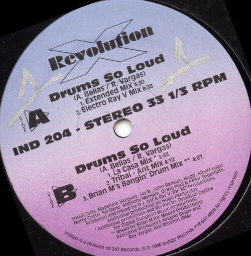 ・アーティスト Revolution X ・タイトル Drums So Loud ・レーベル・型番 Indigo IND204 ・フォーマット 12インチレコード ・コンディション(盤) 良い (VG+) ・コンディション(ジャケット) プレインカバー（元ジャケット／カバー無し） ・コンディション(帯) オビなし ・特記事項 【レーベルに書き込み】 サンプル画像です。実際の商品の画像ではありません 商品写真はバーコード/カタログ番号に対応したサンプル画像ですので、お送りする商品の画像ではありません。帯やライナーなどの付属品は、特記事項に記載されている場合のみ含まれます。プロモやカラーレコードなどの仕様についても、該当する場合のみ特記事項に記載しています。 【ご購入前に必ずご確認ください】 ・本店サイト(www.recordcity.jp)とは価格、送料が違います ・本店サイト、その他支店のオーダーとは同梱発送できません ・注文確定後に別の注文を頂いた場合、注文同士の同梱は致しかねます。 ・別倉庫から発送しているため、店頭受け渡しは対応しておりません ・一部商品は他の通販サイトでも販売しているため、ご注文のタイミングによっては商品のご用意ができない場合がございます。 ・土日祝日はお休みです 金曜・祝前日9時以降のご連絡またはご入金は、返答または発送が週明け・祝日明けに順次対応となります。 ・ご購入後のキャンセル不可 ご購入後のキャンセルはいかなる理由においてもお受けできません。ご了承の上、ご購入くださいませ。 ・日本郵便(ゆうパック/ゆうメール)によるお届けになります。 ・中古品であることをご理解ください 当ストアでは中古商品を主に販売しております。中古品であることをご理解の上ご購入ください。また、一部商品はRecordCityオンラインストアで試聴可能です。 ・返品について お客様のご都合による返品は一切承っておりません。 表記の内容と実際の商品に相違がある場合、また針飛び等で返品・返金をご希望される場合は、商品の到着後1週間以内にご連絡ください。商品の返送をこちらで確認後、キャンセル・返金を行います。 コンディションVG以下の商品は返品できません。プレイに影響のない表面のこすれ傷、プレス起因のノイズ盤は返品の対象外です。 【コンディション表記】 ・ほぼ新品(M-)(Like New) 完全な新品。未使用。当店ではほぼ使用しません ・非常に良い(EX)(Excellent) 中古盤として美品な状態。わずかな経年を感じるものの傷みを感じさせない、当店基準で最高の状態 ・良い(VG+)(Very Good Plus) 丁寧に扱われた中古品で、軽い使用感がみられる。 ・可(VG)(Acceptable) 使い込まれた中古品で、「良い」よりもさらに使用感がみられる。 ・悪い(VG-)(Bad) 状態が悪いアイテム。使用の保障はなく、再生不可、針飛び、目立つノイズがあるかもしれない。状態によるクレーム不可。返品不可。 ・非常に悪い(G)(Very Bad) 「悪い」よりさらに状態が悪いアイテム。使用の保障はなく、再生不可、針飛び、目立つノイズがあるかもしれない。状態によるクレーム不可。返品不可。 ・ジャンク(Fair)(Junk/Fair) 割れている、反っている、水ダメージがある、カビ、ジャケットが分離している、ひどい書き込み、ひどい擦れなど最低の状態。使用の保障はなく、再生不可、針飛び、目立つノイズがあるかもしれない。状態によるクレーム不可。返品不可。 ・ジャンク(Poor)(Junk/Poor) 割れている、反っている、水ダメージがある、カビ、ジャケットが分離している、ひどい書き込み、ひどい擦れなど最低の状態。使用の保障はなく、再生不可、針飛び、目立つノイズがあるかもしれない。状態によるクレーム不可。返品不可。