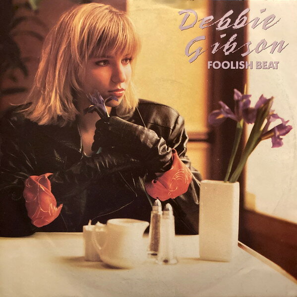 ・アーティスト Debbie Gibson ・タイトル Foolish Beat ・レーベル・型番 Atlantic A9059 ・フォーマット 7インチレコード ・コンディション(盤) 良い (VG+) ・コンディション(ジャケット) 良い (VG+) ・コンディション(帯) オビなし ・特記事項 【カバーにシール付着】【カバーにキズ/ダメージ】 サンプル画像です。実際の商品の画像ではありません 商品写真はバーコード/カタログ番号に対応したサンプル画像ですので、お送りする商品の画像ではありません。帯やライナーなどの付属品は、特記事項に記載されている場合のみ含まれます。プロモやカラーレコードなどの仕様についても、該当する場合のみ特記事項に記載しています。 【ご購入前に必ずご確認ください】 ・本店サイト(www.recordcity.jp)とは価格、送料が違います ・本店サイト、その他支店のオーダーとは同梱発送できません ・注文確定後に別の注文を頂いた場合、注文同士の同梱は致しかねます。 ・別倉庫から発送しているため、店頭受け渡しは対応しておりません ・一部商品は他の通販サイトでも販売しているため、ご注文のタイミングによっては商品のご用意ができない場合がございます。 ・土日祝日はお休みです 金曜・祝前日9時以降のご連絡またはご入金は、返答または発送が週明け・祝日明けに順次対応となります。 ・ご購入後のキャンセル不可 ご購入後のキャンセルはいかなる理由においてもお受けできません。ご了承の上、ご購入くださいませ。 ・日本郵便(ゆうパック/ゆうメール)によるお届けになります。 ・中古品であることをご理解ください 当ストアでは中古商品を主に販売しております。中古品であることをご理解の上ご購入ください。また、一部商品はRecordCityオンラインストアで試聴可能です。 ・返品について お客様のご都合による返品は一切承っておりません。 表記の内容と実際の商品に相違がある場合、また針飛び等で返品・返金をご希望される場合は、商品の到着後1週間以内にご連絡ください。商品の返送をこちらで確認後、キャンセル・返金を行います。 コンディションVG以下の商品は返品できません。プレイに影響のない表面のこすれ傷、プレス起因のノイズ盤は返品の対象外です。 【コンディション表記】 ・ほぼ新品(M-)(Like New) 完全な新品。未使用。当店ではほぼ使用しません ・非常に良い(EX)(Excellent) 中古盤として美品な状態。わずかな経年を感じるものの傷みを感じさせない、当店基準で最高の状態 ・良い(VG+)(Very Good Plus) 丁寧に扱われた中古品で、軽い使用感がみられる。 ・可(VG)(Acceptable) 使い込まれた中古品で、「良い」よりもさらに使用感がみられる。 ・悪い(VG-)(Bad) 状態が悪いアイテム。使用の保障はなく、再生不可、針飛び、目立つノイズがあるかもしれない。状態によるクレーム不可。返品不可。 ・非常に悪い(G)(Very Bad) 「悪い」よりさらに状態が悪いアイテム。使用の保障はなく、再生不可、針飛び、目立つノイズがあるかもしれない。状態によるクレーム不可。返品不可。 ・ジャンク(Fair)(Junk/Fair) 割れている、反っている、水ダメージがある、カビ、ジャケットが分離している、ひどい書き込み、ひどい擦れなど最低の状態。使用の保障はなく、再生不可、針飛び、目立つノイズがあるかもしれない。状態によるクレーム不可。返品不可。 ・ジャンク(Poor)(Junk/Poor) 割れている、反っている、水ダメージがある、カビ、ジャケットが分離している、ひどい書き込み、ひどい擦れなど最低の状態。使用の保障はなく、再生不可、針飛び、目立つノイズがあるかもしれない。状態によるクレーム不可。返品不可。
