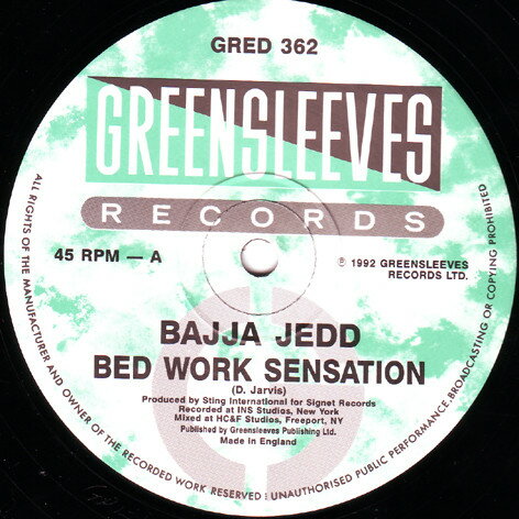 ・アーティスト Bajja Jedd ・タイトル Bed Work Sensation / Big Bills ・レーベル Greensleeves Records GRED362 ・フォーマット 12インチレコード ・コンディション(盤) 非常に良い(EX) ・コンディション(ジャケット) プレインカバー（元ジャケット／カバー無し） ・コンディション(帯) オビなし ・特記事項 サンプル画像です。実際の商品の画像ではありません 商品写真はバーコード/カタログ番号に対応したサンプル画像ですので、お送りする商品の画像ではありません。帯やライナーなどの付属品は、特記事項に記載されている場合のみ含まれます。プロモやカラーレコードなどの仕様についても、該当する場合のみ特記事項に記載しています。 【ご購入前に必ずご確認ください】 ・本店サイト(www.recordcity.jp)とは価格、送料が違います ・本店サイト、その他支店のオーダーとは同梱発送できません ・別倉庫から発送しているため、店頭受け渡しは対応しておりません ・一部商品は他の通販サイトでも販売しているため、ご注文のタイミングによっては商品のご用意ができない場合がございます。 ・土日祝日はお休みです 金曜・祝前日9時以降のご連絡またはご入金は、返答または発送が週明け・祝日明けに順次対応となります。 ・ご購入後のキャンセル不可 ご購入後のキャンセルはいかなる理由においてもお受けできません。ご了承の上、ご購入くださいませ。 ・日本郵便(ゆうパック/ゆうメール)によるお届けになります。 ・中古品であることをご理解ください 当ストアではお客様よりお譲りいただいた中古商品を主に販売しております。中古品であることをご理解の上ご購入ください。また、一部商品はRecordCityオンラインストアで試聴可能です。 ・返品について お客様のご都合による返品は一切承っておりません。 表記の内容と実際の商品に相違がある場合、また針飛び等で返品・返金をご希望される場合は、商品の到着後1週間以内にご連絡ください。商品の返送をこちらで確認後、キャンセル・返金を行います。 コンディションVG以下の商品は返品できません。プレイに影響のない表面のこすれ傷、プレス起因のノイズ盤は返品の対象外です。 【コンディション表記】 ・ほぼ新品(M-)(Like New) 完全な新品。未使用。当店ではほぼ使用しません ・非常に良い(EX)(Excellent) 中古盤として美品な状態。わずかな経年を感じるものの傷みを感じさせない、当店基準で最高の状態 ・良い(VG+)(Very Good Plus) 丁寧に扱われた中古品で、軽い使用感がみられる。 ・可(VG)(Acceptable) 使い込まれた中古品で、「良い」よりもさらに使用感がみられる。 ・悪い(VG-)(Bad) 状態が悪いアイテム。使用の保障はなく、再生不可、針飛び、目立つノイズがあるかもしれない。状態によるクレーム不可。返品不可。 ・非常に悪い(G)(Very Bad) 「悪い」よりさらに状態が悪いアイテム。使用の保障はなく、再生不可、針飛び、目立つノイズがあるかもしれない。状態によるクレーム不可。返品不可。 ・ジャンク(Fair)(Junk/Fair) 割れている、反っている、水ダメージがある、カビ、ジャケットが分離している、ひどい書き込み、ひどい擦れなど最低の状態。使用の保障はなく、再生不可、針飛び、目立つノイズがあるかもしれない。状態によるクレーム不可。返品不可。 ・ジャンク(Poor)(Junk/Poor) 割れている、反っている、水ダメージがある、カビ、ジャケットが分離している、ひどい書き込み、ひどい擦れなど最低の状態。使用の保障はなく、再生不可、針飛び、目立つノイズがあるかもしれない。状態によるクレーム不可。返品不可。