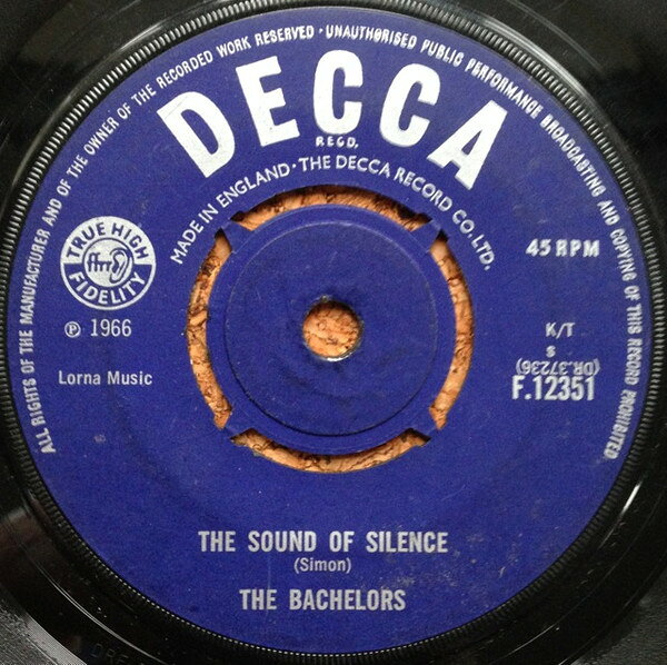 ・アーティスト The Bachelors ・タイトル The Sound Of Silence ・レーベル・型番 Decca F12351 ・フォーマット 7インチレコード ・コンディション(盤) 良い (VG+) ・コンディション(ジャケット) プレインカバー（元ジャケット／カバー無し） ・コンディション(帯) オビなし ・特記事項 サンプル画像です。実際の商品の画像ではありません 商品写真はバーコード/カタログ番号に対応したサンプル画像ですので、お送りする商品の画像ではありません。帯やライナーなどの付属品は、特記事項に記載されている場合のみ含まれます。プロモやカラーレコードなどの仕様についても、該当する場合のみ特記事項に記載しています。 【ご購入前に必ずご確認ください】 ・本店サイト(www.recordcity.jp)とは価格、送料が違います ・本店サイト、その他支店のオーダーとは同梱発送できません ・注文確定後に別の注文を頂いた場合、注文同士の同梱は致しかねます。 ・別倉庫から発送しているため、店頭受け渡しは対応しておりません ・一部商品は他の通販サイトでも販売しているため、ご注文のタイミングによっては商品のご用意ができない場合がございます。 ・土日祝日はお休みです 金曜・祝前日9時以降のご連絡またはご入金は、返答または発送が週明け・祝日明けに順次対応となります。 ・ご購入後のキャンセル不可 ご購入後のキャンセルはいかなる理由においてもお受けできません。ご了承の上、ご購入くださいませ。 ・日本郵便(ゆうパック/ゆうメール)によるお届けになります。 ・中古品であることをご理解ください 当ストアでは中古商品を主に販売しております。中古品であることをご理解の上ご購入ください。また、一部商品はRecordCityオンラインストアで試聴可能です。 ・返品について お客様のご都合による返品は一切承っておりません。 表記の内容と実際の商品に相違がある場合、また針飛び等で返品・返金をご希望される場合は、商品の到着後1週間以内にご連絡ください。商品の返送をこちらで確認後、キャンセル・返金を行います。 コンディションVG以下の商品は返品できません。プレイに影響のない表面のこすれ傷、プレス起因のノイズ盤は返品の対象外です。 【コンディション表記】 ・ほぼ新品(M-)(Like New) 完全な新品。未使用。当店ではほぼ使用しません ・非常に良い(EX)(Excellent) 中古盤として美品な状態。わずかな経年を感じるものの傷みを感じさせない、当店基準で最高の状態 ・良い(VG+)(Very Good Plus) 丁寧に扱われた中古品で、軽い使用感がみられる。 ・可(VG)(Acceptable) 使い込まれた中古品で、「良い」よりもさらに使用感がみられる。 ・悪い(VG-)(Bad) 状態が悪いアイテム。使用の保障はなく、再生不可、針飛び、目立つノイズがあるかもしれない。状態によるクレーム不可。返品不可。 ・非常に悪い(G)(Very Bad) 「悪い」よりさらに状態が悪いアイテム。使用の保障はなく、再生不可、針飛び、目立つノイズがあるかもしれない。状態によるクレーム不可。返品不可。 ・ジャンク(Fair)(Junk/Fair) 割れている、反っている、水ダメージがある、カビ、ジャケットが分離している、ひどい書き込み、ひどい擦れなど最低の状態。使用の保障はなく、再生不可、針飛び、目立つノイズがあるかもしれない。状態によるクレーム不可。返品不可。 ・ジャンク(Poor)(Junk/Poor) 割れている、反っている、水ダメージがある、カビ、ジャケットが分離している、ひどい書き込み、ひどい擦れなど最低の状態。使用の保障はなく、再生不可、針飛び、目立つノイズがあるかもしれない。状態によるクレーム不可。返品不可。
