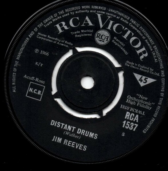 ・アーティスト Jim Reeves ・タイトル Distant Drums ・レーベル・型番 RCA Victor RCA1537 ・フォーマット 7インチレコード ・コンディション(盤) 良い (VG+) ・コンディション(ジャケット) プレインカバー（元ジャケット／カバー無し） ・コンディション(帯) オビなし ・特記事項 【盤に薄い跡】 サンプル画像です。実際の商品の画像ではありません 商品写真はバーコード/カタログ番号に対応したサンプル画像ですので、お送りする商品の画像ではありません。帯やライナーなどの付属品は、特記事項に記載されている場合のみ含まれます。プロモやカラーレコードなどの仕様についても、該当する場合のみ特記事項に記載しています。 【ご購入前に必ずご確認ください】 ・本店サイト(www.recordcity.jp)とは価格、送料が違います ・本店サイト、その他支店のオーダーとは同梱発送できません ・注文確定後に別の注文を頂いた場合、注文同士の同梱は致しかねます。 ・別倉庫から発送しているため、店頭受け渡しは対応しておりません ・一部商品は他の通販サイトでも販売しているため、ご注文のタイミングによっては商品のご用意ができない場合がございます。 ・土日祝日はお休みです 金曜・祝前日9時以降のご連絡またはご入金は、返答または発送が週明け・祝日明けに順次対応となります。 ・ご購入後のキャンセル不可 ご購入後のキャンセルはいかなる理由においてもお受けできません。ご了承の上、ご購入くださいませ。 ・日本郵便(ゆうパック/ゆうメール)によるお届けになります。 ・中古品であることをご理解ください 当ストアでは中古商品を主に販売しております。中古品であることをご理解の上ご購入ください。また、一部商品はRecordCityオンラインストアで試聴可能です。 ・返品について お客様のご都合による返品は一切承っておりません。 表記の内容と実際の商品に相違がある場合、また針飛び等で返品・返金をご希望される場合は、商品の到着後1週間以内にご連絡ください。商品の返送をこちらで確認後、キャンセル・返金を行います。 コンディションVG以下の商品は返品できません。プレイに影響のない表面のこすれ傷、プレス起因のノイズ盤は返品の対象外です。 【コンディション表記】 ・ほぼ新品(M-)(Like New) 完全な新品。未使用。当店ではほぼ使用しません ・非常に良い(EX)(Excellent) 中古盤として美品な状態。わずかな経年を感じるものの傷みを感じさせない、当店基準で最高の状態 ・良い(VG+)(Very Good Plus) 丁寧に扱われた中古品で、軽い使用感がみられる。 ・可(VG)(Acceptable) 使い込まれた中古品で、「良い」よりもさらに使用感がみられる。 ・悪い(VG-)(Bad) 状態が悪いアイテム。使用の保障はなく、再生不可、針飛び、目立つノイズがあるかもしれない。状態によるクレーム不可。返品不可。 ・非常に悪い(G)(Very Bad) 「悪い」よりさらに状態が悪いアイテム。使用の保障はなく、再生不可、針飛び、目立つノイズがあるかもしれない。状態によるクレーム不可。返品不可。 ・ジャンク(Fair)(Junk/Fair) 割れている、反っている、水ダメージがある、カビ、ジャケットが分離している、ひどい書き込み、ひどい擦れなど最低の状態。使用の保障はなく、再生不可、針飛び、目立つノイズがあるかもしれない。状態によるクレーム不可。返品不可。 ・ジャンク(Poor)(Junk/Poor) 割れている、反っている、水ダメージがある、カビ、ジャケットが分離している、ひどい書き込み、ひどい擦れなど最低の状態。使用の保障はなく、再生不可、針飛び、目立つノイズがあるかもしれない。状態によるクレーム不可。返品不可。