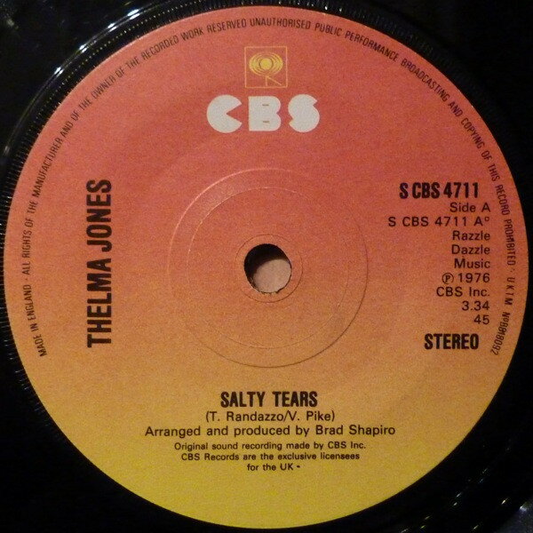 ・アーティスト Thelma Jones ・タイトル Salty Tears ・レーベル・型番 CBS SCBS4711 ・フォーマット 7インチレコード ・コンディション(盤) 良い (VG+) ・コンディション(ジャケット) 良い (VG+) ・コンディション(帯) オビなし ・特記事項 【盤に薄い跡】【company sleeve】 サンプル画像です。実際の商品の画像ではありません 商品写真はバーコード/カタログ番号に対応したサンプル画像ですので、お送りする商品の画像ではありません。帯やライナーなどの付属品は、特記事項に記載されている場合のみ含まれます。プロモやカラーレコードなどの仕様についても、該当する場合のみ特記事項に記載しています。 【ご購入前に必ずご確認ください】 ・本店サイト(www.recordcity.jp)とは価格、送料が違います ・本店サイト、その他支店のオーダーとは同梱発送できません ・注文確定後に別の注文を頂いた場合、注文同士の同梱は致しかねます。 ・別倉庫から発送しているため、店頭受け渡しは対応しておりません ・一部商品は他の通販サイトでも販売しているため、ご注文のタイミングによっては商品のご用意ができない場合がございます。 ・土日祝日はお休みです 金曜・祝前日9時以降のご連絡またはご入金は、返答または発送が週明け・祝日明けに順次対応となります。 ・ご購入後のキャンセル不可 ご購入後のキャンセルはいかなる理由においてもお受けできません。ご了承の上、ご購入くださいませ。 ・日本郵便(ゆうパック/ゆうメール)によるお届けになります。 ・中古品であることをご理解ください 当ストアでは中古商品を主に販売しております。中古品であることをご理解の上ご購入ください。また、一部商品はRecordCityオンラインストアで試聴可能です。 ・返品について お客様のご都合による返品は一切承っておりません。 表記の内容と実際の商品に相違がある場合、また針飛び等で返品・返金をご希望される場合は、商品の到着後1週間以内にご連絡ください。商品の返送をこちらで確認後、キャンセル・返金を行います。 コンディションVG以下の商品は返品できません。プレイに影響のない表面のこすれ傷、プレス起因のノイズ盤は返品の対象外です。 【コンディション表記】 ・ほぼ新品(M-)(Like New) 完全な新品。未使用。当店ではほぼ使用しません ・非常に良い(EX)(Excellent) 中古盤として美品な状態。わずかな経年を感じるものの傷みを感じさせない、当店基準で最高の状態 ・良い(VG+)(Very Good Plus) 丁寧に扱われた中古品で、軽い使用感がみられる。 ・可(VG)(Acceptable) 使い込まれた中古品で、「良い」よりもさらに使用感がみられる。 ・悪い(VG-)(Bad) 状態が悪いアイテム。使用の保障はなく、再生不可、針飛び、目立つノイズがあるかもしれない。状態によるクレーム不可。返品不可。 ・非常に悪い(G)(Very Bad) 「悪い」よりさらに状態が悪いアイテム。使用の保障はなく、再生不可、針飛び、目立つノイズがあるかもしれない。状態によるクレーム不可。返品不可。 ・ジャンク(Fair)(Junk/Fair) 割れている、反っている、水ダメージがある、カビ、ジャケットが分離している、ひどい書き込み、ひどい擦れなど最低の状態。使用の保障はなく、再生不可、針飛び、目立つノイズがあるかもしれない。状態によるクレーム不可。返品不可。 ・ジャンク(Poor)(Junk/Poor) 割れている、反っている、水ダメージがある、カビ、ジャケットが分離している、ひどい書き込み、ひどい擦れなど最低の状態。使用の保障はなく、再生不可、針飛び、目立つノイズがあるかもしれない。状態によるクレーム不可。返品不可。