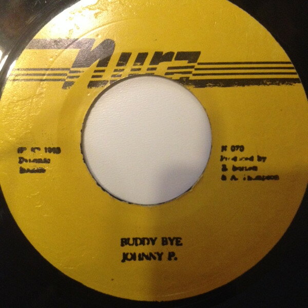 ・アーティスト Johnny P ・タイトル Buddy Bye ・レーベル・型番 Nura N070 ・フォーマット 7インチレコード ・コンディション(盤) 良い (VG+) ・コンディション(ジャケット) プレインカバー（元ジャケット／カバー無し） ・コンディション(帯) オビなし ・特記事項 サンプル画像です。実際の商品の画像ではありません 商品写真はバーコード/カタログ番号に対応したサンプル画像ですので、お送りする商品の画像ではありません。帯やライナーなどの付属品は、特記事項に記載されている場合のみ含まれます。プロモやカラーレコードなどの仕様についても、該当する場合のみ特記事項に記載しています。 【ご購入前に必ずご確認ください】 ・本店サイト(www.recordcity.jp)とは価格、送料が違います ・本店サイト、その他支店のオーダーとは同梱発送できません ・注文確定後に別の注文を頂いた場合、注文同士の同梱は致しかねます。 ・別倉庫から発送しているため、店頭受け渡しは対応しておりません ・一部商品は他の通販サイトでも販売しているため、ご注文のタイミングによっては商品のご用意ができない場合がございます。 ・土日祝日はお休みです 金曜・祝前日9時以降のご連絡またはご入金は、返答または発送が週明け・祝日明けに順次対応となります。 ・ご購入後のキャンセル不可 ご購入後のキャンセルはいかなる理由においてもお受けできません。ご了承の上、ご購入くださいませ。 ・日本郵便(ゆうパック/ゆうメール)によるお届けになります。 ・中古品であることをご理解ください 当ストアでは中古商品を主に販売しております。中古品であることをご理解の上ご購入ください。また、一部商品はRecordCityオンラインストアで試聴可能です。 ・返品について お客様のご都合による返品は一切承っておりません。 表記の内容と実際の商品に相違がある場合、また針飛び等で返品・返金をご希望される場合は、商品の到着後1週間以内にご連絡ください。商品の返送をこちらで確認後、キャンセル・返金を行います。 コンディションVG以下の商品は返品できません。プレイに影響のない表面のこすれ傷、プレス起因のノイズ盤は返品の対象外です。 【コンディション表記】 ・ほぼ新品(M-)(Like New) 完全な新品。未使用。当店ではほぼ使用しません ・非常に良い(EX)(Excellent) 中古盤として美品な状態。わずかな経年を感じるものの傷みを感じさせない、当店基準で最高の状態 ・良い(VG+)(Very Good Plus) 丁寧に扱われた中古品で、軽い使用感がみられる。 ・可(VG)(Acceptable) 使い込まれた中古品で、「良い」よりもさらに使用感がみられる。 ・悪い(VG-)(Bad) 状態が悪いアイテム。使用の保障はなく、再生不可、針飛び、目立つノイズがあるかもしれない。状態によるクレーム不可。返品不可。 ・非常に悪い(G)(Very Bad) 「悪い」よりさらに状態が悪いアイテム。使用の保障はなく、再生不可、針飛び、目立つノイズがあるかもしれない。状態によるクレーム不可。返品不可。 ・ジャンク(Fair)(Junk/Fair) 割れている、反っている、水ダメージがある、カビ、ジャケットが分離している、ひどい書き込み、ひどい擦れなど最低の状態。使用の保障はなく、再生不可、針飛び、目立つノイズがあるかもしれない。状態によるクレーム不可。返品不可。 ・ジャンク(Poor)(Junk/Poor) 割れている、反っている、水ダメージがある、カビ、ジャケットが分離している、ひどい書き込み、ひどい擦れなど最低の状態。使用の保障はなく、再生不可、針飛び、目立つノイズがあるかもしれない。状態によるクレーム不可。返品不可。