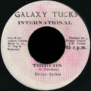 ・アーティスト Delano Tucker ・タイトル Trod On ・レーベル・型番 Galaxy Tucks NONE ・フォーマット 7インチレコード ・コンディション(盤) 良い (VG+) ・コンディション(ジャケット) ・コンディション(帯) オビなし ・特記事項 【レーベルに染み】【レーベルに書き込み】【盤に薄い跡】【SEW】 サンプル画像です。実際の商品の画像ではありません 商品写真はバーコード/カタログ番号に対応したサンプル画像ですので、お送りする商品の画像ではありません。帯やライナーなどの付属品は、特記事項に記載されている場合のみ含まれます。プロモやカラーレコードなどの仕様についても、該当する場合のみ特記事項に記載しています。 【ご購入前に必ずご確認ください】 ・本店サイト(www.recordcity.jp)とは価格、送料が違います ・本店サイト、その他支店のオーダーとは同梱発送できません ・注文確定後に別の注文を頂いた場合、注文同士の同梱は致しかねます。 ・別倉庫から発送しているため、店頭受け渡しは対応しておりません ・一部商品は他の通販サイトでも販売しているため、ご注文のタイミングによっては商品のご用意ができない場合がございます。 ・土日祝日はお休みです 金曜・祝前日9時以降のご連絡またはご入金は、返答または発送が週明け・祝日明けに順次対応となります。 ・ご購入後のキャンセル不可 ご購入後のキャンセルはいかなる理由においてもお受けできません。ご了承の上、ご購入くださいませ。 ・日本郵便(ゆうパック/ゆうメール)によるお届けになります。 ・中古品であることをご理解ください 当ストアでは中古商品を主に販売しております。中古品であることをご理解の上ご購入ください。また、一部商品はRecordCityオンラインストアで試聴可能です。 ・返品について お客様のご都合による返品は一切承っておりません。 表記の内容と実際の商品に相違がある場合、また針飛び等で返品・返金をご希望される場合は、商品の到着後1週間以内にご連絡ください。商品の返送をこちらで確認後、キャンセル・返金を行います。 コンディションVG以下の商品は返品できません。プレイに影響のない表面のこすれ傷、プレス起因のノイズ盤は返品の対象外です。 【コンディション表記】 ・ほぼ新品(M-)(Like New) 完全な新品。未使用。当店ではほぼ使用しません ・非常に良い(EX)(Excellent) 中古盤として美品な状態。わずかな経年を感じるものの傷みを感じさせない、当店基準で最高の状態 ・良い(VG+)(Very Good Plus) 丁寧に扱われた中古品で、軽い使用感がみられる。 ・可(VG)(Acceptable) 使い込まれた中古品で、「良い」よりもさらに使用感がみられる。 ・悪い(VG-)(Bad) 状態が悪いアイテム。使用の保障はなく、再生不可、針飛び、目立つノイズがあるかもしれない。状態によるクレーム不可。返品不可。 ・非常に悪い(G)(Very Bad) 「悪い」よりさらに状態が悪いアイテム。使用の保障はなく、再生不可、針飛び、目立つノイズがあるかもしれない。状態によるクレーム不可。返品不可。 ・ジャンク(Fair)(Junk/Fair) 割れている、反っている、水ダメージがある、カビ、ジャケットが分離している、ひどい書き込み、ひどい擦れなど最低の状態。使用の保障はなく、再生不可、針飛び、目立つノイズがあるかもしれない。状態によるクレーム不可。返品不可。 ・ジャンク(Poor)(Junk/Poor) 割れている、反っている、水ダメージがある、カビ、ジャケットが分離している、ひどい書き込み、ひどい擦れなど最低の状態。使用の保障はなく、再生不可、針飛び、目立つノイズがあるかもしれない。状態によるクレーム不可。返品不可。