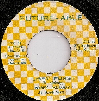 ・アーティスト Bobby Melody ・タイトル Fussy Fussy ・レーベル・型番 Future-Able NONE ・フォーマット 7インチレコード ・コンディション(盤) 悪い (VG-) ・コンディション(ジャケット) ・コンディション(帯) オビなし ・特記事項 【盤に深いキズ】【レーベルにスタンプ】【SEW】 サンプル画像です。実際の商品の画像ではありません 商品写真はバーコード/カタログ番号に対応したサンプル画像ですので、お送りする商品の画像ではありません。帯やライナーなどの付属品は、特記事項に記載されている場合のみ含まれます。プロモやカラーレコードなどの仕様についても、該当する場合のみ特記事項に記載しています。 【ご購入前に必ずご確認ください】 ・本店サイト(www.recordcity.jp)とは価格、送料が違います ・本店サイト、その他支店のオーダーとは同梱発送できません ・注文確定後に別の注文を頂いた場合、注文同士の同梱は致しかねます。 ・別倉庫から発送しているため、店頭受け渡しは対応しておりません ・一部商品は他の通販サイトでも販売しているため、ご注文のタイミングによっては商品のご用意ができない場合がございます。 ・土日祝日はお休みです 金曜・祝前日9時以降のご連絡またはご入金は、返答または発送が週明け・祝日明けに順次対応となります。 ・ご購入後のキャンセル不可 ご購入後のキャンセルはいかなる理由においてもお受けできません。ご了承の上、ご購入くださいませ。 ・日本郵便(ゆうパック/ゆうメール)によるお届けになります。 ・中古品であることをご理解ください 当ストアでは中古商品を主に販売しております。中古品であることをご理解の上ご購入ください。また、一部商品はRecordCityオンラインストアで試聴可能です。 ・返品について お客様のご都合による返品は一切承っておりません。 表記の内容と実際の商品に相違がある場合、また針飛び等で返品・返金をご希望される場合は、商品の到着後1週間以内にご連絡ください。商品の返送をこちらで確認後、キャンセル・返金を行います。 コンディションVG以下の商品は返品できません。プレイに影響のない表面のこすれ傷、プレス起因のノイズ盤は返品の対象外です。 【コンディション表記】 ・ほぼ新品(M-)(Like New) 完全な新品。未使用。当店ではほぼ使用しません ・非常に良い(EX)(Excellent) 中古盤として美品な状態。わずかな経年を感じるものの傷みを感じさせない、当店基準で最高の状態 ・良い(VG+)(Very Good Plus) 丁寧に扱われた中古品で、軽い使用感がみられる。 ・可(VG)(Acceptable) 使い込まれた中古品で、「良い」よりもさらに使用感がみられる。 ・悪い(VG-)(Bad) 状態が悪いアイテム。使用の保障はなく、再生不可、針飛び、目立つノイズがあるかもしれない。状態によるクレーム不可。返品不可。 ・非常に悪い(G)(Very Bad) 「悪い」よりさらに状態が悪いアイテム。使用の保障はなく、再生不可、針飛び、目立つノイズがあるかもしれない。状態によるクレーム不可。返品不可。 ・ジャンク(Fair)(Junk/Fair) 割れている、反っている、水ダメージがある、カビ、ジャケットが分離している、ひどい書き込み、ひどい擦れなど最低の状態。使用の保障はなく、再生不可、針飛び、目立つノイズがあるかもしれない。状態によるクレーム不可。返品不可。 ・ジャンク(Poor)(Junk/Poor) 割れている、反っている、水ダメージがある、カビ、ジャケットが分離している、ひどい書き込み、ひどい擦れなど最低の状態。使用の保障はなく、再生不可、針飛び、目立つノイズがあるかもしれない。状態によるクレーム不可。返品不可。
