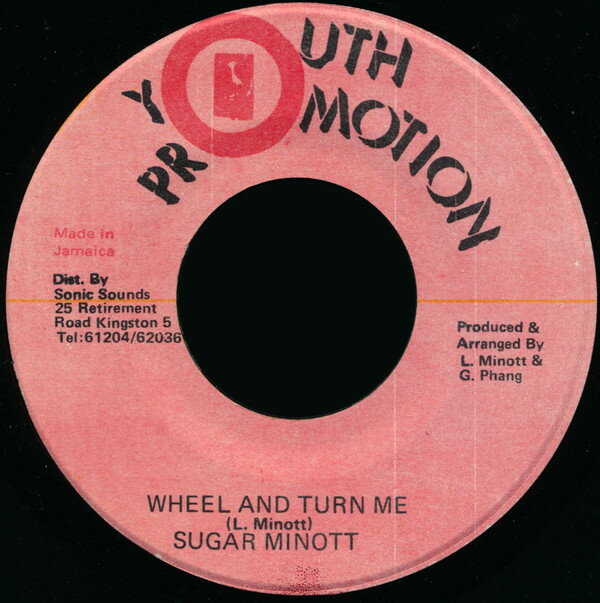 ・アーティスト Sugar Minott ・タイトル Wheel And Turn Me ・レーベル・型番 Youth Promotion NONE ・フォーマット 7インチレコード ・コンディション(盤) 良い (VG+) ・コンディション(ジャケット) ・コンディション(帯) オビなし ・特記事項 【レーベルに書き込み】 サンプル画像です。実際の商品の画像ではありません 商品写真はバーコード/カタログ番号に対応したサンプル画像ですので、お送りする商品の画像ではありません。帯やライナーなどの付属品は、特記事項に記載されている場合のみ含まれます。プロモやカラーレコードなどの仕様についても、該当する場合のみ特記事項に記載しています。 【ご購入前に必ずご確認ください】 ・本店サイト(www.recordcity.jp)とは価格、送料が違います ・本店サイト、その他支店のオーダーとは同梱発送できません ・注文確定後に別の注文を頂いた場合、注文同士の同梱は致しかねます。 ・別倉庫から発送しているため、店頭受け渡しは対応しておりません ・一部商品は他の通販サイトでも販売しているため、ご注文のタイミングによっては商品のご用意ができない場合がございます。 ・土日祝日はお休みです 金曜・祝前日9時以降のご連絡またはご入金は、返答または発送が週明け・祝日明けに順次対応となります。 ・ご購入後のキャンセル不可 ご購入後のキャンセルはいかなる理由においてもお受けできません。ご了承の上、ご購入くださいませ。 ・日本郵便(ゆうパック/ゆうメール)によるお届けになります。 ・中古品であることをご理解ください 当ストアでは中古商品を主に販売しております。中古品であることをご理解の上ご購入ください。また、一部商品はRecordCityオンラインストアで試聴可能です。 ・返品について お客様のご都合による返品は一切承っておりません。 表記の内容と実際の商品に相違がある場合、また針飛び等で返品・返金をご希望される場合は、商品の到着後1週間以内にご連絡ください。商品の返送をこちらで確認後、キャンセル・返金を行います。 コンディションVG以下の商品は返品できません。プレイに影響のない表面のこすれ傷、プレス起因のノイズ盤は返品の対象外です。 【コンディション表記】 ・ほぼ新品(M-)(Like New) 完全な新品。未使用。当店ではほぼ使用しません ・非常に良い(EX)(Excellent) 中古盤として美品な状態。わずかな経年を感じるものの傷みを感じさせない、当店基準で最高の状態 ・良い(VG+)(Very Good Plus) 丁寧に扱われた中古品で、軽い使用感がみられる。 ・可(VG)(Acceptable) 使い込まれた中古品で、「良い」よりもさらに使用感がみられる。 ・悪い(VG-)(Bad) 状態が悪いアイテム。使用の保障はなく、再生不可、針飛び、目立つノイズがあるかもしれない。状態によるクレーム不可。返品不可。 ・非常に悪い(G)(Very Bad) 「悪い」よりさらに状態が悪いアイテム。使用の保障はなく、再生不可、針飛び、目立つノイズがあるかもしれない。状態によるクレーム不可。返品不可。 ・ジャンク(Fair)(Junk/Fair) 割れている、反っている、水ダメージがある、カビ、ジャケットが分離している、ひどい書き込み、ひどい擦れなど最低の状態。使用の保障はなく、再生不可、針飛び、目立つノイズがあるかもしれない。状態によるクレーム不可。返品不可。 ・ジャンク(Poor)(Junk/Poor) 割れている、反っている、水ダメージがある、カビ、ジャケットが分離している、ひどい書き込み、ひどい擦れなど最低の状態。使用の保障はなく、再生不可、針飛び、目立つノイズがあるかもしれない。状態によるクレーム不可。返品不可。