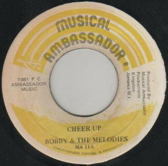 ・アーティスト Bobby & The Melodies ・タイトル Cheer Up ・レーベル・型番 Musical Ambassador MA11 ・フォーマット 7インチレコード ・コンディション(盤) 良い (VG+) ・コンディション(ジャケット) ・コンディション(帯) オビなし ・特記事項 サンプル画像です。実際の商品の画像ではありません 商品写真はバーコード/カタログ番号に対応したサンプル画像ですので、お送りする商品の画像ではありません。帯やライナーなどの付属品は、特記事項に記載されている場合のみ含まれます。プロモやカラーレコードなどの仕様についても、該当する場合のみ特記事項に記載しています。 【ご購入前に必ずご確認ください】 ・本店サイト(www.recordcity.jp)とは価格、送料が違います ・本店サイト、その他支店のオーダーとは同梱発送できません ・注文確定後に別の注文を頂いた場合、注文同士の同梱は致しかねます。 ・別倉庫から発送しているため、店頭受け渡しは対応しておりません ・一部商品は他の通販サイトでも販売しているため、ご注文のタイミングによっては商品のご用意ができない場合がございます。 ・土日祝日はお休みです 金曜・祝前日9時以降のご連絡またはご入金は、返答または発送が週明け・祝日明けに順次対応となります。 ・ご購入後のキャンセル不可 ご購入後のキャンセルはいかなる理由においてもお受けできません。ご了承の上、ご購入くださいませ。 ・日本郵便(ゆうパック/ゆうメール)によるお届けになります。 ・中古品であることをご理解ください 当ストアでは中古商品を主に販売しております。中古品であることをご理解の上ご購入ください。また、一部商品はRecordCityオンラインストアで試聴可能です。 ・返品について お客様のご都合による返品は一切承っておりません。 表記の内容と実際の商品に相違がある場合、また針飛び等で返品・返金をご希望される場合は、商品の到着後1週間以内にご連絡ください。商品の返送をこちらで確認後、キャンセル・返金を行います。 コンディションVG以下の商品は返品できません。プレイに影響のない表面のこすれ傷、プレス起因のノイズ盤は返品の対象外です。 【コンディション表記】 ・ほぼ新品(M-)(Like New) 完全な新品。未使用。当店ではほぼ使用しません ・非常に良い(EX)(Excellent) 中古盤として美品な状態。わずかな経年を感じるものの傷みを感じさせない、当店基準で最高の状態 ・良い(VG+)(Very Good Plus) 丁寧に扱われた中古品で、軽い使用感がみられる。 ・可(VG)(Acceptable) 使い込まれた中古品で、「良い」よりもさらに使用感がみられる。 ・悪い(VG-)(Bad) 状態が悪いアイテム。使用の保障はなく、再生不可、針飛び、目立つノイズがあるかもしれない。状態によるクレーム不可。返品不可。 ・非常に悪い(G)(Very Bad) 「悪い」よりさらに状態が悪いアイテム。使用の保障はなく、再生不可、針飛び、目立つノイズがあるかもしれない。状態によるクレーム不可。返品不可。 ・ジャンク(Fair)(Junk/Fair) 割れている、反っている、水ダメージがある、カビ、ジャケットが分離している、ひどい書き込み、ひどい擦れなど最低の状態。使用の保障はなく、再生不可、針飛び、目立つノイズがあるかもしれない。状態によるクレーム不可。返品不可。 ・ジャンク(Poor)(Junk/Poor) 割れている、反っている、水ダメージがある、カビ、ジャケットが分離している、ひどい書き込み、ひどい擦れなど最低の状態。使用の保障はなく、再生不可、針飛び、目立つノイズがあるかもしれない。状態によるクレーム不可。返品不可。