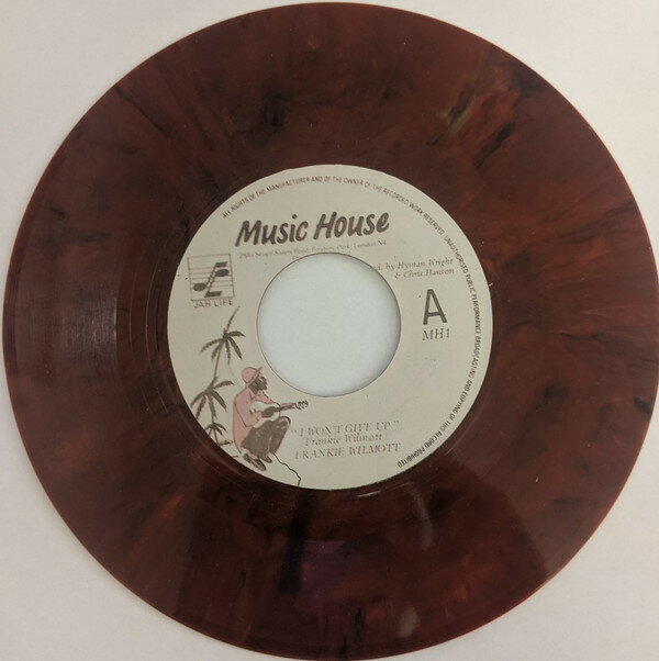 ・アーティスト Frankie Wilmott ・タイトル I Won't Give Up ・レーベル・型番 Music House MH1 ・フォーマット 7インチレコード ・コンディション(盤) 良い (VG+) ・コンディション(ジャケット) プレインカバー（元ジャケット／カバー無し） ・コンディション(帯) オビなし ・特記事項 【カラー盤（ブルー）】 サンプル画像です。実際の商品の画像ではありません 商品写真はバーコード/カタログ番号に対応したサンプル画像ですので、お送りする商品の画像ではありません。帯やライナーなどの付属品は、特記事項に記載されている場合のみ含まれます。プロモやカラーレコードなどの仕様についても、該当する場合のみ特記事項に記載しています。 【ご購入前に必ずご確認ください】 ・本店サイト(www.recordcity.jp)とは価格、送料が違います ・本店サイト、その他支店のオーダーとは同梱発送できません ・注文確定後に別の注文を頂いた場合、注文同士の同梱は致しかねます。 ・別倉庫から発送しているため、店頭受け渡しは対応しておりません ・一部商品は他の通販サイトでも販売しているため、ご注文のタイミングによっては商品のご用意ができない場合がございます。 ・土日祝日はお休みです 金曜・祝前日9時以降のご連絡またはご入金は、返答または発送が週明け・祝日明けに順次対応となります。 ・ご購入後のキャンセル不可 ご購入後のキャンセルはいかなる理由においてもお受けできません。ご了承の上、ご購入くださいませ。 ・日本郵便(ゆうパック/ゆうメール)によるお届けになります。 ・中古品であることをご理解ください 当ストアでは中古商品を主に販売しております。中古品であることをご理解の上ご購入ください。また、一部商品はRecordCityオンラインストアで試聴可能です。 ・返品について お客様のご都合による返品は一切承っておりません。 表記の内容と実際の商品に相違がある場合、また針飛び等で返品・返金をご希望される場合は、商品の到着後1週間以内にご連絡ください。商品の返送をこちらで確認後、キャンセル・返金を行います。 コンディションVG以下の商品は返品できません。プレイに影響のない表面のこすれ傷、プレス起因のノイズ盤は返品の対象外です。 【コンディション表記】 ・ほぼ新品(M-)(Like New) 完全な新品。未使用。当店ではほぼ使用しません ・非常に良い(EX)(Excellent) 中古盤として美品な状態。わずかな経年を感じるものの傷みを感じさせない、当店基準で最高の状態 ・良い(VG+)(Very Good Plus) 丁寧に扱われた中古品で、軽い使用感がみられる。 ・可(VG)(Acceptable) 使い込まれた中古品で、「良い」よりもさらに使用感がみられる。 ・悪い(VG-)(Bad) 状態が悪いアイテム。使用の保障はなく、再生不可、針飛び、目立つノイズがあるかもしれない。状態によるクレーム不可。返品不可。 ・非常に悪い(G)(Very Bad) 「悪い」よりさらに状態が悪いアイテム。使用の保障はなく、再生不可、針飛び、目立つノイズがあるかもしれない。状態によるクレーム不可。返品不可。 ・ジャンク(Fair)(Junk/Fair) 割れている、反っている、水ダメージがある、カビ、ジャケットが分離している、ひどい書き込み、ひどい擦れなど最低の状態。使用の保障はなく、再生不可、針飛び、目立つノイズがあるかもしれない。状態によるクレーム不可。返品不可。 ・ジャンク(Poor)(Junk/Poor) 割れている、反っている、水ダメージがある、カビ、ジャケットが分離している、ひどい書き込み、ひどい擦れなど最低の状態。使用の保障はなく、再生不可、針飛び、目立つノイズがあるかもしれない。状態によるクレーム不可。返品不可。