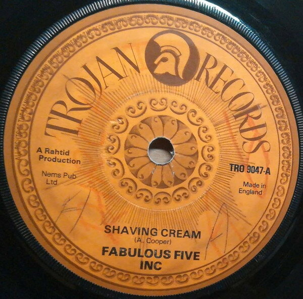 ・アーティスト Fabulous Five Inc ・タイトル Shaving Cream / Love Me For A Reason ・レーベル・型番 Trojan Records TRO9047 ・フォーマット 7インチレコード ・コンディション(盤) 良い (VG+) ・コンディション(ジャケット) ・コンディション(帯) オビなし ・特記事項 【レーベルに書き込み】【SEW】 サンプル画像です。実際の商品の画像ではありません 商品写真はバーコード/カタログ番号に対応したサンプル画像ですので、お送りする商品の画像ではありません。帯やライナーなどの付属品は、特記事項に記載されている場合のみ含まれます。プロモやカラーレコードなどの仕様についても、該当する場合のみ特記事項に記載しています。 【ご購入前に必ずご確認ください】 ・本店サイト(www.recordcity.jp)とは価格、送料が違います ・本店サイト、その他支店のオーダーとは同梱発送できません ・注文確定後に別の注文を頂いた場合、注文同士の同梱は致しかねます。 ・別倉庫から発送しているため、店頭受け渡しは対応しておりません ・一部商品は他の通販サイトでも販売しているため、ご注文のタイミングによっては商品のご用意ができない場合がございます。 ・土日祝日はお休みです 金曜・祝前日9時以降のご連絡またはご入金は、返答または発送が週明け・祝日明けに順次対応となります。 ・ご購入後のキャンセル不可 ご購入後のキャンセルはいかなる理由においてもお受けできません。ご了承の上、ご購入くださいませ。 ・日本郵便(ゆうパック/ゆうメール)によるお届けになります。 ・中古品であることをご理解ください 当ストアでは中古商品を主に販売しております。中古品であることをご理解の上ご購入ください。また、一部商品はRecordCityオンラインストアで試聴可能です。 ・返品について お客様のご都合による返品は一切承っておりません。 表記の内容と実際の商品に相違がある場合、また針飛び等で返品・返金をご希望される場合は、商品の到着後1週間以内にご連絡ください。商品の返送をこちらで確認後、キャンセル・返金を行います。 コンディションVG以下の商品は返品できません。プレイに影響のない表面のこすれ傷、プレス起因のノイズ盤は返品の対象外です。 【コンディション表記】 ・ほぼ新品(M-)(Like New) 完全な新品。未使用。当店ではほぼ使用しません ・非常に良い(EX)(Excellent) 中古盤として美品な状態。わずかな経年を感じるものの傷みを感じさせない、当店基準で最高の状態 ・良い(VG+)(Very Good Plus) 丁寧に扱われた中古品で、軽い使用感がみられる。 ・可(VG)(Acceptable) 使い込まれた中古品で、「良い」よりもさらに使用感がみられる。 ・悪い(VG-)(Bad) 状態が悪いアイテム。使用の保障はなく、再生不可、針飛び、目立つノイズがあるかもしれない。状態によるクレーム不可。返品不可。 ・非常に悪い(G)(Very Bad) 「悪い」よりさらに状態が悪いアイテム。使用の保障はなく、再生不可、針飛び、目立つノイズがあるかもしれない。状態によるクレーム不可。返品不可。 ・ジャンク(Fair)(Junk/Fair) 割れている、反っている、水ダメージがある、カビ、ジャケットが分離している、ひどい書き込み、ひどい擦れなど最低の状態。使用の保障はなく、再生不可、針飛び、目立つノイズがあるかもしれない。状態によるクレーム不可。返品不可。 ・ジャンク(Poor)(Junk/Poor) 割れている、反っている、水ダメージがある、カビ、ジャケットが分離している、ひどい書き込み、ひどい擦れなど最低の状態。使用の保障はなく、再生不可、針飛び、目立つノイズがあるかもしれない。状態によるクレーム不可。返品不可。
