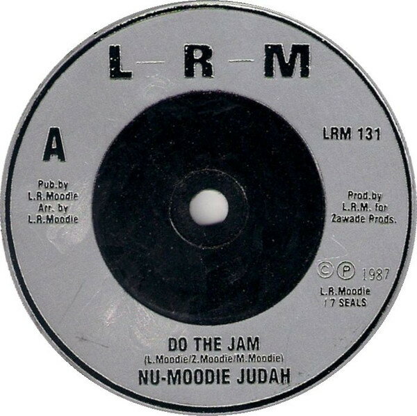 ・アーティスト Nu-moodie Judah ・タイトル Do The Jam / Janie Goes To Paris ・レーベル・型番 L-R-M LRM131 ・フォーマット 7インチレコード ・コンディション(盤) 良い (VG+) ・コンディション(ジャケット) ・コンディション(帯) オビなし ・特記事項 【盤に短いヘアライン】【SEW】 サンプル画像です。実際の商品の画像ではありません 商品写真はバーコード/カタログ番号に対応したサンプル画像ですので、お送りする商品の画像ではありません。帯やライナーなどの付属品は、特記事項に記載されている場合のみ含まれます。プロモやカラーレコードなどの仕様についても、該当する場合のみ特記事項に記載しています。 【ご購入前に必ずご確認ください】 ・本店サイト(www.recordcity.jp)とは価格、送料が違います ・本店サイト、その他支店のオーダーとは同梱発送できません ・注文確定後に別の注文を頂いた場合、注文同士の同梱は致しかねます。 ・別倉庫から発送しているため、店頭受け渡しは対応しておりません ・一部商品は他の通販サイトでも販売しているため、ご注文のタイミングによっては商品のご用意ができない場合がございます。 ・土日祝日はお休みです 金曜・祝前日9時以降のご連絡またはご入金は、返答または発送が週明け・祝日明けに順次対応となります。 ・ご購入後のキャンセル不可 ご購入後のキャンセルはいかなる理由においてもお受けできません。ご了承の上、ご購入くださいませ。 ・日本郵便(ゆうパック/ゆうメール)によるお届けになります。 ・中古品であることをご理解ください 当ストアでは中古商品を主に販売しております。中古品であることをご理解の上ご購入ください。また、一部商品はRecordCityオンラインストアで試聴可能です。 ・返品について お客様のご都合による返品は一切承っておりません。 表記の内容と実際の商品に相違がある場合、また針飛び等で返品・返金をご希望される場合は、商品の到着後1週間以内にご連絡ください。商品の返送をこちらで確認後、キャンセル・返金を行います。 コンディションVG以下の商品は返品できません。プレイに影響のない表面のこすれ傷、プレス起因のノイズ盤は返品の対象外です。 【コンディション表記】 ・ほぼ新品(M-)(Like New) 完全な新品。未使用。当店ではほぼ使用しません ・非常に良い(EX)(Excellent) 中古盤として美品な状態。わずかな経年を感じるものの傷みを感じさせない、当店基準で最高の状態 ・良い(VG+)(Very Good Plus) 丁寧に扱われた中古品で、軽い使用感がみられる。 ・可(VG)(Acceptable) 使い込まれた中古品で、「良い」よりもさらに使用感がみられる。 ・悪い(VG-)(Bad) 状態が悪いアイテム。使用の保障はなく、再生不可、針飛び、目立つノイズがあるかもしれない。状態によるクレーム不可。返品不可。 ・非常に悪い(G)(Very Bad) 「悪い」よりさらに状態が悪いアイテム。使用の保障はなく、再生不可、針飛び、目立つノイズがあるかもしれない。状態によるクレーム不可。返品不可。 ・ジャンク(Fair)(Junk/Fair) 割れている、反っている、水ダメージがある、カビ、ジャケットが分離している、ひどい書き込み、ひどい擦れなど最低の状態。使用の保障はなく、再生不可、針飛び、目立つノイズがあるかもしれない。状態によるクレーム不可。返品不可。 ・ジャンク(Poor)(Junk/Poor) 割れている、反っている、水ダメージがある、カビ、ジャケットが分離している、ひどい書き込み、ひどい擦れなど最低の状態。使用の保障はなく、再生不可、針飛び、目立つノイズがあるかもしれない。状態によるクレーム不可。返品不可。