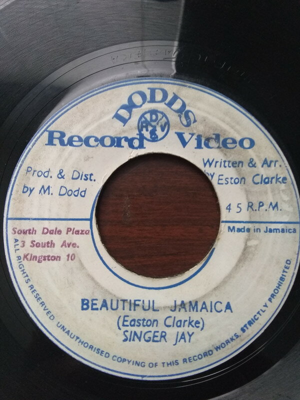 ・アーティスト Singer Jay ・タイトル Beautiful Jamaica ・レーベル・型番 DODDS DSRA6194 ・フォーマット 7インチレコード ・コンディション(盤) 良い (VG+) ・コンディション(ジャケット) ・コンディション(帯) オビなし ・特記事項 サンプル画像です。実際の商品の画像ではありません 商品写真はバーコード/カタログ番号に対応したサンプル画像ですので、お送りする商品の画像ではありません。帯やライナーなどの付属品は、特記事項に記載されている場合のみ含まれます。プロモやカラーレコードなどの仕様についても、該当する場合のみ特記事項に記載しています。 【ご購入前に必ずご確認ください】 ・本店サイト(www.recordcity.jp)とは価格、送料が違います ・本店サイト、その他支店のオーダーとは同梱発送できません ・注文確定後に別の注文を頂いた場合、注文同士の同梱は致しかねます。 ・別倉庫から発送しているため、店頭受け渡しは対応しておりません ・一部商品は他の通販サイトでも販売しているため、ご注文のタイミングによっては商品のご用意ができない場合がございます。 ・土日祝日はお休みです 金曜・祝前日9時以降のご連絡またはご入金は、返答または発送が週明け・祝日明けに順次対応となります。 ・ご購入後のキャンセル不可 ご購入後のキャンセルはいかなる理由においてもお受けできません。ご了承の上、ご購入くださいませ。 ・日本郵便(ゆうパック/ゆうメール)によるお届けになります。 ・中古品であることをご理解ください 当ストアでは中古商品を主に販売しております。中古品であることをご理解の上ご購入ください。また、一部商品はRecordCityオンラインストアで試聴可能です。 ・返品について お客様のご都合による返品は一切承っておりません。 表記の内容と実際の商品に相違がある場合、また針飛び等で返品・返金をご希望される場合は、商品の到着後1週間以内にご連絡ください。商品の返送をこちらで確認後、キャンセル・返金を行います。 コンディションVG以下の商品は返品できません。プレイに影響のない表面のこすれ傷、プレス起因のノイズ盤は返品の対象外です。 【コンディション表記】 ・ほぼ新品(M-)(Like New) 完全な新品。未使用。当店ではほぼ使用しません ・非常に良い(EX)(Excellent) 中古盤として美品な状態。わずかな経年を感じるものの傷みを感じさせない、当店基準で最高の状態 ・良い(VG+)(Very Good Plus) 丁寧に扱われた中古品で、軽い使用感がみられる。 ・可(VG)(Acceptable) 使い込まれた中古品で、「良い」よりもさらに使用感がみられる。 ・悪い(VG-)(Bad) 状態が悪いアイテム。使用の保障はなく、再生不可、針飛び、目立つノイズがあるかもしれない。状態によるクレーム不可。返品不可。 ・非常に悪い(G)(Very Bad) 「悪い」よりさらに状態が悪いアイテム。使用の保障はなく、再生不可、針飛び、目立つノイズがあるかもしれない。状態によるクレーム不可。返品不可。 ・ジャンク(Fair)(Junk/Fair) 割れている、反っている、水ダメージがある、カビ、ジャケットが分離している、ひどい書き込み、ひどい擦れなど最低の状態。使用の保障はなく、再生不可、針飛び、目立つノイズがあるかもしれない。状態によるクレーム不可。返品不可。 ・ジャンク(Poor)(Junk/Poor) 割れている、反っている、水ダメージがある、カビ、ジャケットが分離している、ひどい書き込み、ひどい擦れなど最低の状態。使用の保障はなく、再生不可、針飛び、目立つノイズがあるかもしれない。状態によるクレーム不可。返品不可。
