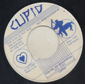 ・アーティスト Cupid ・タイトル You're So Beautiful ・レーベル・型番 CUPID NONE ・フォーマット 7インチレコード ・コンディション(盤) 良い (VG+) ・コンディション(ジャケット) ・コンディション(帯) オビなし ・特記事項 【盤に薄い跡】 サンプル画像です。実際の商品の画像ではありません 商品写真はバーコード/カタログ番号に対応したサンプル画像ですので、お送りする商品の画像ではありません。帯やライナーなどの付属品は、特記事項に記載されている場合のみ含まれます。プロモやカラーレコードなどの仕様についても、該当する場合のみ特記事項に記載しています。 【ご購入前に必ずご確認ください】 ・本店サイト(www.recordcity.jp)とは価格、送料が違います ・本店サイト、その他支店のオーダーとは同梱発送できません ・注文確定後に別の注文を頂いた場合、注文同士の同梱は致しかねます。 ・別倉庫から発送しているため、店頭受け渡しは対応しておりません ・一部商品は他の通販サイトでも販売しているため、ご注文のタイミングによっては商品のご用意ができない場合がございます。 ・土日祝日はお休みです 金曜・祝前日9時以降のご連絡またはご入金は、返答または発送が週明け・祝日明けに順次対応となります。 ・ご購入後のキャンセル不可 ご購入後のキャンセルはいかなる理由においてもお受けできません。ご了承の上、ご購入くださいませ。 ・日本郵便(ゆうパック/ゆうメール)によるお届けになります。 ・中古品であることをご理解ください 当ストアでは中古商品を主に販売しております。中古品であることをご理解の上ご購入ください。また、一部商品はRecordCityオンラインストアで試聴可能です。 ・返品について お客様のご都合による返品は一切承っておりません。 表記の内容と実際の商品に相違がある場合、また針飛び等で返品・返金をご希望される場合は、商品の到着後1週間以内にご連絡ください。商品の返送をこちらで確認後、キャンセル・返金を行います。 コンディションVG以下の商品は返品できません。プレイに影響のない表面のこすれ傷、プレス起因のノイズ盤は返品の対象外です。 【コンディション表記】 ・ほぼ新品(M-)(Like New) 完全な新品。未使用。当店ではほぼ使用しません ・非常に良い(EX)(Excellent) 中古盤として美品な状態。わずかな経年を感じるものの傷みを感じさせない、当店基準で最高の状態 ・良い(VG+)(Very Good Plus) 丁寧に扱われた中古品で、軽い使用感がみられる。 ・可(VG)(Acceptable) 使い込まれた中古品で、「良い」よりもさらに使用感がみられる。 ・悪い(VG-)(Bad) 状態が悪いアイテム。使用の保障はなく、再生不可、針飛び、目立つノイズがあるかもしれない。状態によるクレーム不可。返品不可。 ・非常に悪い(G)(Very Bad) 「悪い」よりさらに状態が悪いアイテム。使用の保障はなく、再生不可、針飛び、目立つノイズがあるかもしれない。状態によるクレーム不可。返品不可。 ・ジャンク(Fair)(Junk/Fair) 割れている、反っている、水ダメージがある、カビ、ジャケットが分離している、ひどい書き込み、ひどい擦れなど最低の状態。使用の保障はなく、再生不可、針飛び、目立つノイズがあるかもしれない。状態によるクレーム不可。返品不可。 ・ジャンク(Poor)(Junk/Poor) 割れている、反っている、水ダメージがある、カビ、ジャケットが分離している、ひどい書き込み、ひどい擦れなど最低の状態。使用の保障はなく、再生不可、針飛び、目立つノイズがあるかもしれない。状態によるクレーム不可。返品不可。