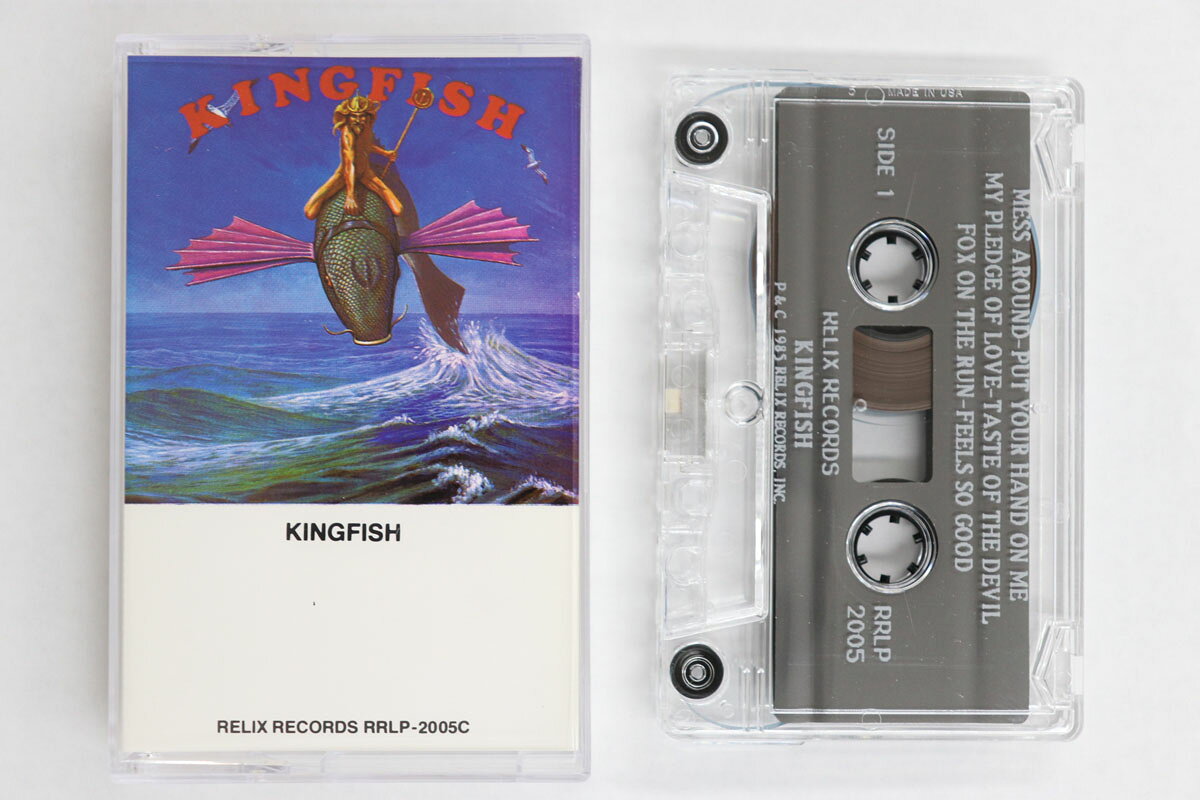 ・アーティスト Kingfish ・タイトル Kingfish ・レーベル・型番 RELIX RRLP2005 ・フォーマット カセットテープ ・コンディション(盤) 良い (VG+) ・コンディション(ジャケット) 良い (VG+) ・コンディション(帯) オビなし ・特記事項 【カバーにカットアウトホール】 実際に発送される商品の画像です 【ご購入前に必ずご確認ください】 ・本店サイト(www.recordcity.jp)とは価格、送料が違います ・本店サイト、その他支店のオーダーとは同梱発送できません ・注文確定後に別の注文を頂いた場合、注文同士の同梱は致しかねます。 ・別倉庫から発送しているため、店頭受け渡しは対応しておりません ・一部商品は他の通販サイトでも販売しているため、ご注文のタイミングによっては商品のご用意ができない場合がございます。 ・土日祝日はお休みです 金曜・祝前日9時以降のご連絡またはご入金は、返答または発送が週明け・祝日明けに順次対応となります。 ・ご購入後のキャンセル不可 ご購入後のキャンセルはいかなる理由においてもお受けできません。ご了承の上、ご購入くださいませ。 ・日本郵便(ゆうパック/ゆうメール)によるお届けになります。 ・中古品であることをご理解ください 当ストアでは中古商品を主に販売しております。中古品であることをご理解の上ご購入ください。また、一部商品はRecordCityオンラインストアで試聴可能です。 ・返品について お客様のご都合による返品は一切承っておりません。 表記の内容と実際の商品に相違がある場合、また針飛び等で返品・返金をご希望される場合は、商品の到着後1週間以内にご連絡ください。商品の返送をこちらで確認後、キャンセル・返金を行います。 コンディションVG以下の商品は返品できません。プレイに影響のない表面のこすれ傷、プレス起因のノイズ盤は返品の対象外です。 【コンディション表記】 ・ほぼ新品(M-)(Like New) 完全な新品。未使用。当店ではほぼ使用しません ・非常に良い(EX)(Excellent) 中古盤として美品な状態。わずかな経年を感じるものの傷みを感じさせない、当店基準で最高の状態 ・良い(VG+)(Very Good Plus) 丁寧に扱われた中古品で、軽い使用感がみられる。 ・可(VG)(Acceptable) 使い込まれた中古品で、「良い」よりもさらに使用感がみられる。 ・悪い(VG-)(Bad) 状態が悪いアイテム。使用の保障はなく、再生不可、針飛び、目立つノイズがあるかもしれない。状態によるクレーム不可。返品不可。 ・非常に悪い(G)(Very Bad) 「悪い」よりさらに状態が悪いアイテム。使用の保障はなく、再生不可、針飛び、目立つノイズがあるかもしれない。状態によるクレーム不可。返品不可。 ・ジャンク(Fair)(Junk/Fair) 割れている、反っている、水ダメージがある、カビ、ジャケットが分離している、ひどい書き込み、ひどい擦れなど最低の状態。使用の保障はなく、再生不可、針飛び、目立つノイズがあるかもしれない。状態によるクレーム不可。返品不可。 ・ジャンク(Poor)(Junk/Poor) 割れている、反っている、水ダメージがある、カビ、ジャケットが分離している、ひどい書き込み、ひどい擦れなど最低の状態。使用の保障はなく、再生不可、針飛び、目立つノイズがあるかもしれない。状態によるクレーム不可。返品不可。
