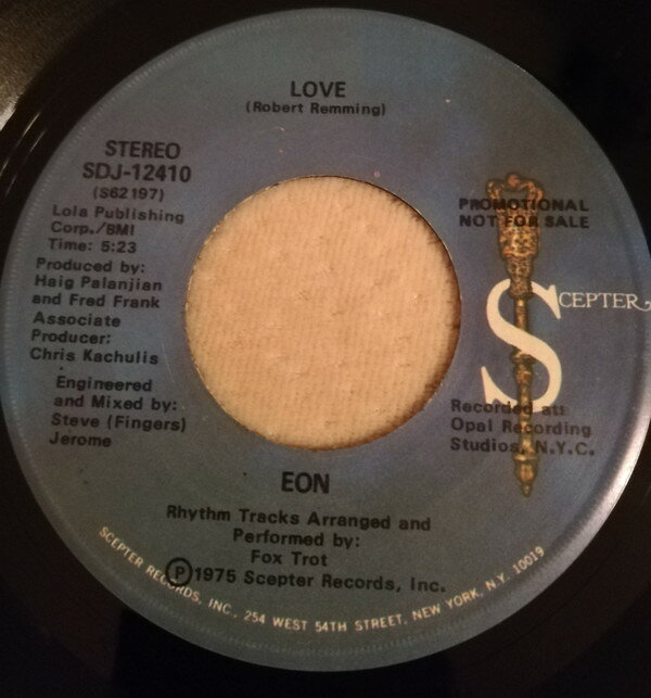 ・アーティスト Eon ・タイトル Love ・レーベル・型番 Scepter Records SDJ12410 ・フォーマット 7インチレコード ・コンディション(盤) 可 (VG) ・コンディション(ジャケット) カバーなし ・コンディション(帯) オビなし ・特記事項 【盤に突起あり】 サンプル画像です。実際の商品の画像ではありません 商品写真はバーコード/カタログ番号に対応したサンプル画像ですので、お送りする商品の画像ではありません。帯やライナーなどの付属品は、特記事項に記載されている場合のみ含まれます。プロモやカラーレコードなどの仕様についても、該当する場合のみ特記事項に記載しています。 【ご購入前に必ずご確認ください】 ・本店サイト(www.recordcity.jp)とは価格、送料が違います ・本店サイト、その他支店のオーダーとは同梱発送できません ・注文確定後に別の注文を頂いた場合、注文同士の同梱は致しかねます。 ・別倉庫から発送しているため、店頭受け渡しは対応しておりません ・一部商品は他の通販サイトでも販売しているため、ご注文のタイミングによっては商品のご用意ができない場合がございます。 ・土日祝日はお休みです 金曜・祝前日9時以降のご連絡またはご入金は、返答または発送が週明け・祝日明けに順次対応となります。 ・ご購入後のキャンセル不可 ご購入後のキャンセルはいかなる理由においてもお受けできません。ご了承の上、ご購入くださいませ。 ・日本郵便(ゆうパック/ゆうメール)によるお届けになります。 ・中古品であることをご理解ください 当ストアでは中古商品を主に販売しております。中古品であることをご理解の上ご購入ください。また、一部商品はRecordCityオンラインストアで試聴可能です。 ・返品について お客様のご都合による返品は一切承っておりません。 表記の内容と実際の商品に相違がある場合、また針飛び等で返品・返金をご希望される場合は、商品の到着後1週間以内にご連絡ください。商品の返送をこちらで確認後、キャンセル・返金を行います。 コンディションVG以下の商品は返品できません。プレイに影響のない表面のこすれ傷、プレス起因のノイズ盤は返品の対象外です。 【コンディション表記】 ・ほぼ新品(M-)(Like New) 完全な新品。未使用。当店ではほぼ使用しません ・非常に良い(EX)(Excellent) 中古盤として美品な状態。わずかな経年を感じるものの傷みを感じさせない、当店基準で最高の状態 ・良い(VG+)(Very Good Plus) 丁寧に扱われた中古品で、軽い使用感がみられる。 ・可(VG)(Acceptable) 使い込まれた中古品で、「良い」よりもさらに使用感がみられる。 ・悪い(VG-)(Bad) 状態が悪いアイテム。使用の保障はなく、再生不可、針飛び、目立つノイズがあるかもしれない。状態によるクレーム不可。返品不可。 ・非常に悪い(G)(Very Bad) 「悪い」よりさらに状態が悪いアイテム。使用の保障はなく、再生不可、針飛び、目立つノイズがあるかもしれない。状態によるクレーム不可。返品不可。 ・ジャンク(Fair)(Junk/Fair) 割れている、反っている、水ダメージがある、カビ、ジャケットが分離している、ひどい書き込み、ひどい擦れなど最低の状態。使用の保障はなく、再生不可、針飛び、目立つノイズがあるかもしれない。状態によるクレーム不可。返品不可。 ・ジャンク(Poor)(Junk/Poor) 割れている、反っている、水ダメージがある、カビ、ジャケットが分離している、ひどい書き込み、ひどい擦れなど最低の状態。使用の保障はなく、再生不可、針飛び、目立つノイズがあるかもしれない。状態によるクレーム不可。返品不可。