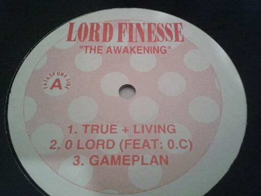 ・アーティスト Lord Finesse ・タイトル Awakenings ・レーベル・型番 Not On Label none ・フォーマット 12インチレコード ・コンディション(盤) 良い (VG+) ・コンディション(ジャケット) 良い (VG+) ・コンディション(帯) オビなし ・特記事項 サンプル画像です。実際の商品の画像ではありません 商品写真はバーコード/カタログ番号に対応したサンプル画像ですので、お送りする商品の画像ではありません。帯やライナーなどの付属品は、特記事項に記載されている場合のみ含まれます。プロモやカラーレコードなどの仕様についても、該当する場合のみ特記事項に記載しています。 【ご購入前に必ずご確認ください】 ・本店サイト(www.recordcity.jp)とは価格、送料が違います ・本店サイト、その他支店のオーダーとは同梱発送できません ・注文確定後に別の注文を頂いた場合、注文同士の同梱は致しかねます。 ・別倉庫から発送しているため、店頭受け渡しは対応しておりません ・一部商品は他の通販サイトでも販売しているため、ご注文のタイミングによっては商品のご用意ができない場合がございます。 ・土日祝日はお休みです 金曜・祝前日9時以降のご連絡またはご入金は、返答または発送が週明け・祝日明けに順次対応となります。 ・ご購入後のキャンセル不可 ご購入後のキャンセルはいかなる理由においてもお受けできません。ご了承の上、ご購入くださいませ。 ・日本郵便(ゆうパック/ゆうメール)によるお届けになります。 ・中古品であることをご理解ください 当ストアでは中古商品を主に販売しております。中古品であることをご理解の上ご購入ください。また、一部商品はRecordCityオンラインストアで試聴可能です。 ・返品について お客様のご都合による返品は一切承っておりません。 表記の内容と実際の商品に相違がある場合、また針飛び等で返品・返金をご希望される場合は、商品の到着後1週間以内にご連絡ください。商品の返送をこちらで確認後、キャンセル・返金を行います。 コンディションVG以下の商品は返品できません。プレイに影響のない表面のこすれ傷、プレス起因のノイズ盤は返品の対象外です。 【コンディション表記】 ・ほぼ新品(M-)(Like New) 完全な新品。未使用。当店ではほぼ使用しません ・非常に良い(EX)(Excellent) 中古盤として美品な状態。わずかな経年を感じるものの傷みを感じさせない、当店基準で最高の状態 ・良い(VG+)(Very Good Plus) 丁寧に扱われた中古品で、軽い使用感がみられる。 ・可(VG)(Acceptable) 使い込まれた中古品で、「良い」よりもさらに使用感がみられる。 ・悪い(VG-)(Bad) 状態が悪いアイテム。使用の保障はなく、再生不可、針飛び、目立つノイズがあるかもしれない。状態によるクレーム不可。返品不可。 ・非常に悪い(G)(Very Bad) 「悪い」よりさらに状態が悪いアイテム。使用の保障はなく、再生不可、針飛び、目立つノイズがあるかもしれない。状態によるクレーム不可。返品不可。 ・ジャンク(Fair)(Junk/Fair) 割れている、反っている、水ダメージがある、カビ、ジャケットが分離している、ひどい書き込み、ひどい擦れなど最低の状態。使用の保障はなく、再生不可、針飛び、目立つノイズがあるかもしれない。状態によるクレーム不可。返品不可。 ・ジャンク(Poor)(Junk/Poor) 割れている、反っている、水ダメージがある、カビ、ジャケットが分離している、ひどい書き込み、ひどい擦れなど最低の状態。使用の保障はなく、再生不可、針飛び、目立つノイズがあるかもしれない。状態によるクレーム不可。返品不可。