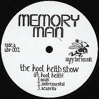 ・アーティスト Memory Man / Project Polaroid ・タイトル The Kool Keith Show / Diamond District ・レーベル・型番 Angry Bee Records ABR002 ・フォーマット 12インチレコード ・コンディション(盤) 良い (VG+) ・コンディション(ジャケット) プレインカバー（元ジャケット／カバー無し） ・コンディション(帯) オビなし ・特記事項 【デッドワックス頭出しシール】【シュリンク残し】 サンプル画像です。実際の商品の画像ではありません 商品写真はバーコード/カタログ番号に対応したサンプル画像ですので、お送りする商品の画像ではありません。帯やライナーなどの付属品は、特記事項に記載されている場合のみ含まれます。プロモやカラーレコードなどの仕様についても、該当する場合のみ特記事項に記載しています。 【ご購入前に必ずご確認ください】 ・本店サイト(www.recordcity.jp)とは価格、送料が違います ・本店サイト、その他支店のオーダーとは同梱発送できません ・注文確定後に別の注文を頂いた場合、注文同士の同梱は致しかねます。 ・別倉庫から発送しているため、店頭受け渡しは対応しておりません ・一部商品は他の通販サイトでも販売しているため、ご注文のタイミングによっては商品のご用意ができない場合がございます。 ・土日祝日はお休みです 金曜・祝前日9時以降のご連絡またはご入金は、返答または発送が週明け・祝日明けに順次対応となります。 ・ご購入後のキャンセル不可 ご購入後のキャンセルはいかなる理由においてもお受けできません。ご了承の上、ご購入くださいませ。 ・日本郵便(ゆうパック/ゆうメール)によるお届けになります。 ・中古品であることをご理解ください 当ストアでは中古商品を主に販売しております。中古品であることをご理解の上ご購入ください。また、一部商品はRecordCityオンラインストアで試聴可能です。 ・返品について お客様のご都合による返品は一切承っておりません。 表記の内容と実際の商品に相違がある場合、また針飛び等で返品・返金をご希望される場合は、商品の到着後1週間以内にご連絡ください。商品の返送をこちらで確認後、キャンセル・返金を行います。 コンディションVG以下の商品は返品できません。プレイに影響のない表面のこすれ傷、プレス起因のノイズ盤は返品の対象外です。 【コンディション表記】 ・ほぼ新品(M-)(Like New) 完全な新品。未使用。当店ではほぼ使用しません ・非常に良い(EX)(Excellent) 中古盤として美品な状態。わずかな経年を感じるものの傷みを感じさせない、当店基準で最高の状態 ・良い(VG+)(Very Good Plus) 丁寧に扱われた中古品で、軽い使用感がみられる。 ・可(VG)(Acceptable) 使い込まれた中古品で、「良い」よりもさらに使用感がみられる。 ・悪い(VG-)(Bad) 状態が悪いアイテム。使用の保障はなく、再生不可、針飛び、目立つノイズがあるかもしれない。状態によるクレーム不可。返品不可。 ・非常に悪い(G)(Very Bad) 「悪い」よりさらに状態が悪いアイテム。使用の保障はなく、再生不可、針飛び、目立つノイズがあるかもしれない。状態によるクレーム不可。返品不可。 ・ジャンク(Fair)(Junk/Fair) 割れている、反っている、水ダメージがある、カビ、ジャケットが分離している、ひどい書き込み、ひどい擦れなど最低の状態。使用の保障はなく、再生不可、針飛び、目立つノイズがあるかもしれない。状態によるクレーム不可。返品不可。 ・ジャンク(Poor)(Junk/Poor) 割れている、反っている、水ダメージがある、カビ、ジャケットが分離している、ひどい書き込み、ひどい擦れなど最低の状態。使用の保障はなく、再生不可、針飛び、目立つノイズがあるかもしれない。状態によるクレーム不可。返品不可。