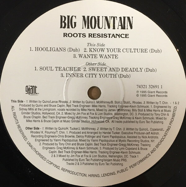 ・アーティスト Big Mountain ・タイトル Roots Resistance ・レーベル・型番 Giant Records 7432132691 ・フォーマット 12インチレコード ・コンディション(盤) 良い (VG+) ・コンディション(ジャケット) 良い (VG+) ・コンディション(帯) オビなし ・特記事項 【盤にヘアライン】【盤汚れ】【Companysleeve】 サンプル画像です。実際の商品の画像ではありません 商品写真はバーコード/カタログ番号に対応したサンプル画像ですので、お送りする商品の画像ではありません。帯やライナーなどの付属品は、特記事項に記載されている場合のみ含まれます。プロモやカラーレコードなどの仕様についても、該当する場合のみ特記事項に記載しています。 【ご購入前に必ずご確認ください】 ・本店サイト(www.recordcity.jp)とは価格、送料が違います ・本店サイト、その他支店のオーダーとは同梱発送できません ・注文確定後に別の注文を頂いた場合、注文同士の同梱は致しかねます。 ・別倉庫から発送しているため、店頭受け渡しは対応しておりません ・一部商品は他の通販サイトでも販売しているため、ご注文のタイミングによっては商品のご用意ができない場合がございます。 ・土日祝日はお休みです 金曜・祝前日9時以降のご連絡またはご入金は、返答または発送が週明け・祝日明けに順次対応となります。 ・ご購入後のキャンセル不可 ご購入後のキャンセルはいかなる理由においてもお受けできません。ご了承の上、ご購入くださいませ。 ・日本郵便(ゆうパック/ゆうメール)によるお届けになります。 ・中古品であることをご理解ください 当ストアでは中古商品を主に販売しております。中古品であることをご理解の上ご購入ください。また、一部商品はRecordCityオンラインストアで試聴可能です。 ・返品について お客様のご都合による返品は一切承っておりません。 表記の内容と実際の商品に相違がある場合、また針飛び等で返品・返金をご希望される場合は、商品の到着後1週間以内にご連絡ください。商品の返送をこちらで確認後、キャンセル・返金を行います。 コンディションVG以下の商品は返品できません。プレイに影響のない表面のこすれ傷、プレス起因のノイズ盤は返品の対象外です。 【コンディション表記】 ・ほぼ新品(M-)(Like New) 完全な新品。未使用。当店ではほぼ使用しません ・非常に良い(EX)(Excellent) 中古盤として美品な状態。わずかな経年を感じるものの傷みを感じさせない、当店基準で最高の状態 ・良い(VG+)(Very Good Plus) 丁寧に扱われた中古品で、軽い使用感がみられる。 ・可(VG)(Acceptable) 使い込まれた中古品で、「良い」よりもさらに使用感がみられる。 ・悪い(VG-)(Bad) 状態が悪いアイテム。使用の保障はなく、再生不可、針飛び、目立つノイズがあるかもしれない。状態によるクレーム不可。返品不可。 ・非常に悪い(G)(Very Bad) 「悪い」よりさらに状態が悪いアイテム。使用の保障はなく、再生不可、針飛び、目立つノイズがあるかもしれない。状態によるクレーム不可。返品不可。 ・ジャンク(Fair)(Junk/Fair) 割れている、反っている、水ダメージがある、カビ、ジャケットが分離している、ひどい書き込み、ひどい擦れなど最低の状態。使用の保障はなく、再生不可、針飛び、目立つノイズがあるかもしれない。状態によるクレーム不可。返品不可。 ・ジャンク(Poor)(Junk/Poor) 割れている、反っている、水ダメージがある、カビ、ジャケットが分離している、ひどい書き込み、ひどい擦れなど最低の状態。使用の保障はなく、再生不可、針飛び、目立つノイズがあるかもしれない。状態によるクレーム不可。返品不可。
