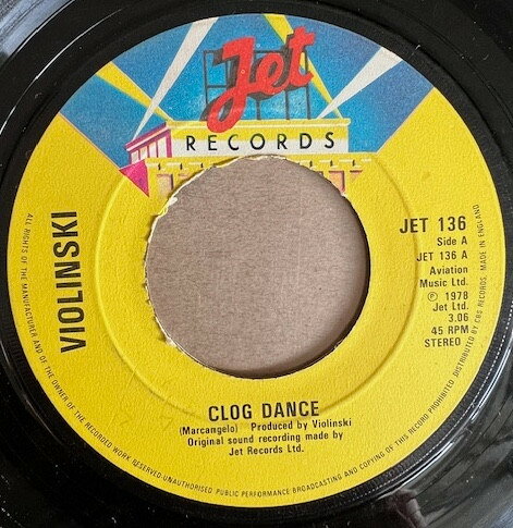 ・アーティスト Violinski ・タイトル Clog Dance ・レーベル・型番 Jet Records JET136 ・フォーマット 7インチレコード ・コンディション(盤) 良い (VG+) ・コンディション(ジャケット) プレインカバー（元ジャケット／カバー無し） ・コンディション(帯) オビなし ・特記事項 サンプル画像です。実際の商品の画像ではありません 商品写真はバーコード/カタログ番号に対応したサンプル画像ですので、お送りする商品の画像ではありません。帯やライナーなどの付属品は、特記事項に記載されている場合のみ含まれます。プロモやカラーレコードなどの仕様についても、該当する場合のみ特記事項に記載しています。 【ご購入前に必ずご確認ください】 ・本店サイト(www.recordcity.jp)とは価格、送料が違います ・本店サイト、その他支店のオーダーとは同梱発送できません ・注文確定後に別の注文を頂いた場合、注文同士の同梱は致しかねます。 ・別倉庫から発送しているため、店頭受け渡しは対応しておりません ・一部商品は他の通販サイトでも販売しているため、ご注文のタイミングによっては商品のご用意ができない場合がございます。 ・土日祝日はお休みです 金曜・祝前日9時以降のご連絡またはご入金は、返答または発送が週明け・祝日明けに順次対応となります。 ・ご購入後のキャンセル不可 ご購入後のキャンセルはいかなる理由においてもお受けできません。ご了承の上、ご購入くださいませ。 ・日本郵便(ゆうパック/ゆうメール)によるお届けになります。 ・中古品であることをご理解ください 当ストアでは中古商品を主に販売しております。中古品であることをご理解の上ご購入ください。また、一部商品はRecordCityオンラインストアで試聴可能です。 ・返品について お客様のご都合による返品は一切承っておりません。 表記の内容と実際の商品に相違がある場合、また針飛び等で返品・返金をご希望される場合は、商品の到着後1週間以内にご連絡ください。商品の返送をこちらで確認後、キャンセル・返金を行います。 コンディションVG以下の商品は返品できません。プレイに影響のない表面のこすれ傷、プレス起因のノイズ盤は返品の対象外です。 【コンディション表記】 ・ほぼ新品(M-)(Like New) 完全な新品。未使用。当店ではほぼ使用しません ・非常に良い(EX)(Excellent) 中古盤として美品な状態。わずかな経年を感じるものの傷みを感じさせない、当店基準で最高の状態 ・良い(VG+)(Very Good Plus) 丁寧に扱われた中古品で、軽い使用感がみられる。 ・可(VG)(Acceptable) 使い込まれた中古品で、「良い」よりもさらに使用感がみられる。 ・悪い(VG-)(Bad) 状態が悪いアイテム。使用の保障はなく、再生不可、針飛び、目立つノイズがあるかもしれない。状態によるクレーム不可。返品不可。 ・非常に悪い(G)(Very Bad) 「悪い」よりさらに状態が悪いアイテム。使用の保障はなく、再生不可、針飛び、目立つノイズがあるかもしれない。状態によるクレーム不可。返品不可。 ・ジャンク(Fair)(Junk/Fair) 割れている、反っている、水ダメージがある、カビ、ジャケットが分離している、ひどい書き込み、ひどい擦れなど最低の状態。使用の保障はなく、再生不可、針飛び、目立つノイズがあるかもしれない。状態によるクレーム不可。返品不可。 ・ジャンク(Poor)(Junk/Poor) 割れている、反っている、水ダメージがある、カビ、ジャケットが分離している、ひどい書き込み、ひどい擦れなど最低の状態。使用の保障はなく、再生不可、針飛び、目立つノイズがあるかもしれない。状態によるクレーム不可。返品不可。