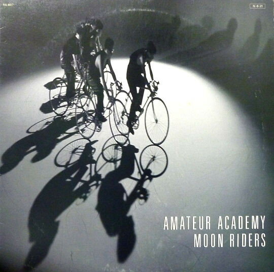 ・アーティスト ムーンライダーズ ・タイトル Amateur Academy ・レーベル・型番 DEAR HEART RAL8817 ・フォーマット LPレコード ・コンディション(盤) 良い (VG+) ・コンディション(ジャケット) 良い (VG+) ・コンディション(帯) オビなし ・特記事項 【ライナー付き】 【カバーにキズ/ダメージ】【盤に目立った跡】【盤汚れ】 サンプル画像です。実際の商品の画像ではありません 商品写真はバーコード/カタログ番号に対応したサンプル画像ですので、お送りする商品の画像ではありません。帯やライナーなどの付属品は、特記事項に記載されている場合のみ含まれます。プロモやカラーレコードなどの仕様についても、該当する場合のみ特記事項に記載しています。 【ご購入前に必ずご確認ください】 ・本店サイト(www.recordcity.jp)とは価格、送料が違います ・本店サイト、その他支店のオーダーとは同梱発送できません ・注文確定後に別の注文を頂いた場合、注文同士の同梱は致しかねます。 ・別倉庫から発送しているため、店頭受け渡しは対応しておりません ・一部商品は他の通販サイトでも販売しているため、ご注文のタイミングによっては商品のご用意ができない場合がございます。 ・土日祝日はお休みです 金曜・祝前日9時以降のご連絡またはご入金は、返答または発送が週明け・祝日明けに順次対応となります。 ・ご購入後のキャンセル不可 ご購入後のキャンセルはいかなる理由においてもお受けできません。ご了承の上、ご購入くださいませ。 ・日本郵便(ゆうパック/ゆうメール)によるお届けになります。 ・中古品であることをご理解ください 当ストアでは中古商品を主に販売しております。中古品であることをご理解の上ご購入ください。また、一部商品はRecordCityオンラインストアで試聴可能です。 ・返品について お客様のご都合による返品は一切承っておりません。 表記の内容と実際の商品に相違がある場合、また針飛び等で返品・返金をご希望される場合は、商品の到着後1週間以内にご連絡ください。商品の返送をこちらで確認後、キャンセル・返金を行います。 コンディションVG以下の商品は返品できません。プレイに影響のない表面のこすれ傷、プレス起因のノイズ盤は返品の対象外です。 【コンディション表記】 ・ほぼ新品(M-)(Like New) 完全な新品。未使用。当店ではほぼ使用しません ・非常に良い(EX)(Excellent) 中古盤として美品な状態。わずかな経年を感じるものの傷みを感じさせない、当店基準で最高の状態 ・良い(VG+)(Very Good Plus) 丁寧に扱われた中古品で、軽い使用感がみられる。 ・可(VG)(Acceptable) 使い込まれた中古品で、「良い」よりもさらに使用感がみられる。 ・悪い(VG-)(Bad) 状態が悪いアイテム。使用の保障はなく、再生不可、針飛び、目立つノイズがあるかもしれない。状態によるクレーム不可。返品不可。 ・非常に悪い(G)(Very Bad) 「悪い」よりさらに状態が悪いアイテム。使用の保障はなく、再生不可、針飛び、目立つノイズがあるかもしれない。状態によるクレーム不可。返品不可。 ・ジャンク(Fair)(Junk/Fair) 割れている、反っている、水ダメージがある、カビ、ジャケットが分離している、ひどい書き込み、ひどい擦れなど最低の状態。使用の保障はなく、再生不可、針飛び、目立つノイズがあるかもしれない。状態によるクレーム不可。返品不可。 ・ジャンク(Poor)(Junk/Poor) 割れている、反っている、水ダメージがある、カビ、ジャケットが分離している、ひどい書き込み、ひどい擦れなど最低の状態。使用の保障はなく、再生不可、針飛び、目立つノイズがあるかもしれない。状態によるクレーム不可。返品不可。