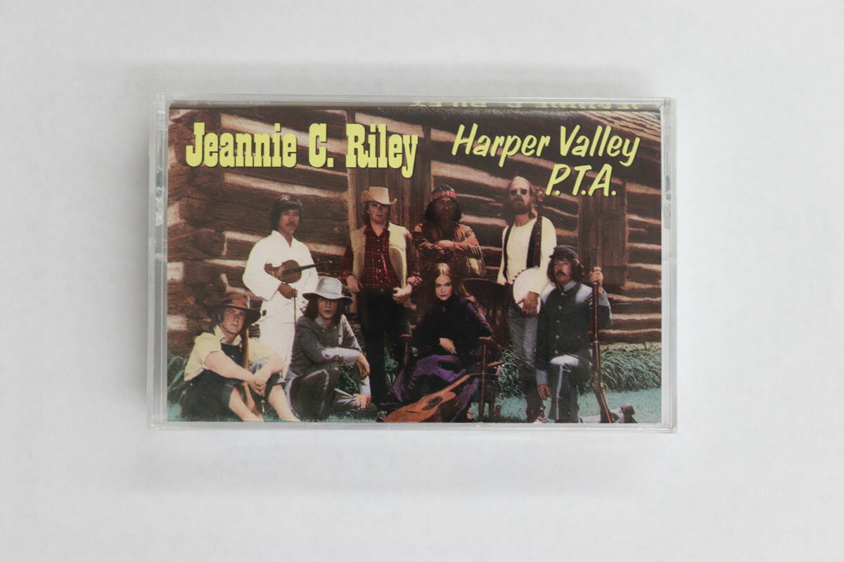 ・アーティスト Jeannie C. Riley ・タイトル Harper Valley P.t.a. ・レーベル・型番 MCA MCAC20553 ・フォーマット カセットテープ ・コンディション(盤) ほぼ新品 (M-) ・コンディション(ジャケット) ほぼ新品 (M-) ・コンディション(帯) オビなし ・特記事項 【未開封】 実際に発送される商品の画像です 【ご購入前に必ずご確認ください】 ・本店サイト(www.recordcity.jp)とは価格、送料が違います ・本店サイト、その他支店のオーダーとは同梱発送できません ・注文確定後に別の注文を頂いた場合、注文同士の同梱は致しかねます。 ・別倉庫から発送しているため、店頭受け渡しは対応しておりません ・一部商品は他の通販サイトでも販売しているため、ご注文のタイミングによっては商品のご用意ができない場合がございます。 ・土日祝日はお休みです 金曜・祝前日9時以降のご連絡またはご入金は、返答または発送が週明け・祝日明けに順次対応となります。 ・ご購入後のキャンセル不可 ご購入後のキャンセルはいかなる理由においてもお受けできません。ご了承の上、ご購入くださいませ。 ・日本郵便(ゆうパック/ゆうメール)によるお届けになります。 ・中古品であることをご理解ください 当ストアでは中古商品を主に販売しております。中古品であることをご理解の上ご購入ください。また、一部商品はRecordCityオンラインストアで試聴可能です。 ・返品について お客様のご都合による返品は一切承っておりません。 表記の内容と実際の商品に相違がある場合、また針飛び等で返品・返金をご希望される場合は、商品の到着後1週間以内にご連絡ください。商品の返送をこちらで確認後、キャンセル・返金を行います。 コンディションVG以下の商品は返品できません。プレイに影響のない表面のこすれ傷、プレス起因のノイズ盤は返品の対象外です。 【コンディション表記】 ・ほぼ新品(M-)(Like New) 完全な新品。未使用。当店ではほぼ使用しません ・非常に良い(EX)(Excellent) 中古盤として美品な状態。わずかな経年を感じるものの傷みを感じさせない、当店基準で最高の状態 ・良い(VG+)(Very Good Plus) 丁寧に扱われた中古品で、軽い使用感がみられる。 ・可(VG)(Acceptable) 使い込まれた中古品で、「良い」よりもさらに使用感がみられる。 ・悪い(VG-)(Bad) 状態が悪いアイテム。使用の保障はなく、再生不可、針飛び、目立つノイズがあるかもしれない。状態によるクレーム不可。返品不可。 ・非常に悪い(G)(Very Bad) 「悪い」よりさらに状態が悪いアイテム。使用の保障はなく、再生不可、針飛び、目立つノイズがあるかもしれない。状態によるクレーム不可。返品不可。 ・ジャンク(Fair)(Junk/Fair) 割れている、反っている、水ダメージがある、カビ、ジャケットが分離している、ひどい書き込み、ひどい擦れなど最低の状態。使用の保障はなく、再生不可、針飛び、目立つノイズがあるかもしれない。状態によるクレーム不可。返品不可。 ・ジャンク(Poor)(Junk/Poor) 割れている、反っている、水ダメージがある、カビ、ジャケットが分離している、ひどい書き込み、ひどい擦れなど最低の状態。使用の保障はなく、再生不可、針飛び、目立つノイズがあるかもしれない。状態によるクレーム不可。返品不可。