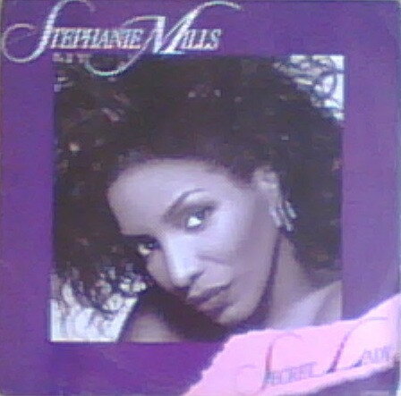 ・アーティスト Stephanie Mills ・タイトル Secret Lady ・レーベル・型番 MCA Records MCA23805 ・フォーマット 12インチレコード ・コンディション(盤) 良い (VG+) ・コンディション(ジャケット) 良い (VG+) ・コンディション(帯) オビなし ・特記事項 サンプル画像です。実際の商品の画像ではありません 商品写真はバーコード/カタログ番号に対応したサンプル画像ですので、お送りする商品の画像ではありません。帯やライナーなどの付属品は、特記事項に記載されている場合のみ含まれます。プロモやカラーレコードなどの仕様についても、該当する場合のみ特記事項に記載しています。 【ご購入前に必ずご確認ください】 ・本店サイト(www.recordcity.jp)とは価格、送料が違います ・本店サイト、その他支店のオーダーとは同梱発送できません ・注文確定後に別の注文を頂いた場合、注文同士の同梱は致しかねます。 ・別倉庫から発送しているため、店頭受け渡しは対応しておりません ・一部商品は他の通販サイトでも販売しているため、ご注文のタイミングによっては商品のご用意ができない場合がございます。 ・土日祝日はお休みです 金曜・祝前日9時以降のご連絡またはご入金は、返答または発送が週明け・祝日明けに順次対応となります。 ・ご購入後のキャンセル不可 ご購入後のキャンセルはいかなる理由においてもお受けできません。ご了承の上、ご購入くださいませ。 ・日本郵便(ゆうパック/ゆうメール)によるお届けになります。 ・中古品であることをご理解ください 当ストアでは中古商品を主に販売しております。中古品であることをご理解の上ご購入ください。また、一部商品はRecordCityオンラインストアで試聴可能です。 ・返品について お客様のご都合による返品は一切承っておりません。 表記の内容と実際の商品に相違がある場合、また針飛び等で返品・返金をご希望される場合は、商品の到着後1週間以内にご連絡ください。商品の返送をこちらで確認後、キャンセル・返金を行います。 コンディションVG以下の商品は返品できません。プレイに影響のない表面のこすれ傷、プレス起因のノイズ盤は返品の対象外です。 【コンディション表記】 ・ほぼ新品(M-)(Like New) 完全な新品。未使用。当店ではほぼ使用しません ・非常に良い(EX)(Excellent) 中古盤として美品な状態。わずかな経年を感じるものの傷みを感じさせない、当店基準で最高の状態 ・良い(VG+)(Very Good Plus) 丁寧に扱われた中古品で、軽い使用感がみられる。 ・可(VG)(Acceptable) 使い込まれた中古品で、「良い」よりもさらに使用感がみられる。 ・悪い(VG-)(Bad) 状態が悪いアイテム。使用の保障はなく、再生不可、針飛び、目立つノイズがあるかもしれない。状態によるクレーム不可。返品不可。 ・非常に悪い(G)(Very Bad) 「悪い」よりさらに状態が悪いアイテム。使用の保障はなく、再生不可、針飛び、目立つノイズがあるかもしれない。状態によるクレーム不可。返品不可。 ・ジャンク(Fair)(Junk/Fair) 割れている、反っている、水ダメージがある、カビ、ジャケットが分離している、ひどい書き込み、ひどい擦れなど最低の状態。使用の保障はなく、再生不可、針飛び、目立つノイズがあるかもしれない。状態によるクレーム不可。返品不可。 ・ジャンク(Poor)(Junk/Poor) 割れている、反っている、水ダメージがある、カビ、ジャケットが分離している、ひどい書き込み、ひどい擦れなど最低の状態。使用の保障はなく、再生不可、針飛び、目立つノイズがあるかもしれない。状態によるクレーム不可。返品不可。