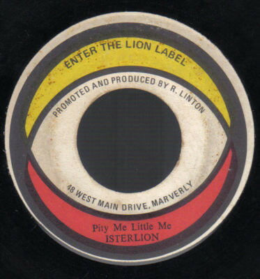 ・アーティスト Ister Lion ・タイトル Pity Me Little Me ・レーベル・型番 Enter The Lion Label NONE ・フォーマット 7インチレコード ・コンディション(盤) 良い (VG+) ・コンディション(ジャケット) ・コンディション(帯) オビなし ・特記事項 【レーベルに書き込み】【盤に短いヘアライン】【盤に小さいキズ】【SEW】 サンプル画像です。実際の商品の画像ではありません 商品写真はバーコード/カタログ番号に対応したサンプル画像ですので、お送りする商品の画像ではありません。帯やライナーなどの付属品は、特記事項に記載されている場合のみ含まれます。プロモやカラーレコードなどの仕様についても、該当する場合のみ特記事項に記載しています。 【ご購入前に必ずご確認ください】 ・本店サイト(www.recordcity.jp)とは価格、送料が違います ・本店サイト、その他支店のオーダーとは同梱発送できません ・注文確定後に別の注文を頂いた場合、注文同士の同梱は致しかねます。 ・別倉庫から発送しているため、店頭受け渡しは対応しておりません ・一部商品は他の通販サイトでも販売しているため、ご注文のタイミングによっては商品のご用意ができない場合がございます。 ・土日祝日はお休みです 金曜・祝前日9時以降のご連絡またはご入金は、返答または発送が週明け・祝日明けに順次対応となります。 ・ご購入後のキャンセル不可 ご購入後のキャンセルはいかなる理由においてもお受けできません。ご了承の上、ご購入くださいませ。 ・日本郵便(ゆうパック/ゆうメール)によるお届けになります。 ・中古品であることをご理解ください 当ストアでは中古商品を主に販売しております。中古品であることをご理解の上ご購入ください。また、一部商品はRecordCityオンラインストアで試聴可能です。 ・返品について お客様のご都合による返品は一切承っておりません。 表記の内容と実際の商品に相違がある場合、また針飛び等で返品・返金をご希望される場合は、商品の到着後1週間以内にご連絡ください。商品の返送をこちらで確認後、キャンセル・返金を行います。 コンディションVG以下の商品は返品できません。プレイに影響のない表面のこすれ傷、プレス起因のノイズ盤は返品の対象外です。 【コンディション表記】 ・ほぼ新品(M-)(Like New) 完全な新品。未使用。当店ではほぼ使用しません ・非常に良い(EX)(Excellent) 中古盤として美品な状態。わずかな経年を感じるものの傷みを感じさせない、当店基準で最高の状態 ・良い(VG+)(Very Good Plus) 丁寧に扱われた中古品で、軽い使用感がみられる。 ・可(VG)(Acceptable) 使い込まれた中古品で、「良い」よりもさらに使用感がみられる。 ・悪い(VG-)(Bad) 状態が悪いアイテム。使用の保障はなく、再生不可、針飛び、目立つノイズがあるかもしれない。状態によるクレーム不可。返品不可。 ・非常に悪い(G)(Very Bad) 「悪い」よりさらに状態が悪いアイテム。使用の保障はなく、再生不可、針飛び、目立つノイズがあるかもしれない。状態によるクレーム不可。返品不可。 ・ジャンク(Fair)(Junk/Fair) 割れている、反っている、水ダメージがある、カビ、ジャケットが分離している、ひどい書き込み、ひどい擦れなど最低の状態。使用の保障はなく、再生不可、針飛び、目立つノイズがあるかもしれない。状態によるクレーム不可。返品不可。 ・ジャンク(Poor)(Junk/Poor) 割れている、反っている、水ダメージがある、カビ、ジャケットが分離している、ひどい書き込み、ひどい擦れなど最低の状態。使用の保障はなく、再生不可、針飛び、目立つノイズがあるかもしれない。状態によるクレーム不可。返品不可。