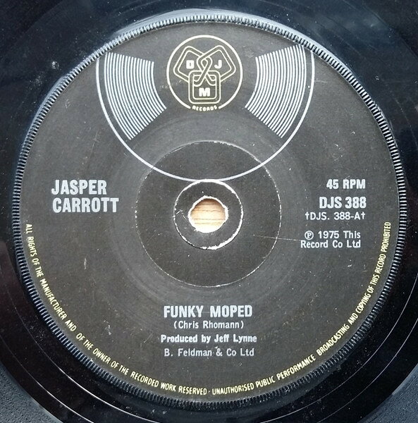 ・アーティスト Jasper Carrott ・タイトル Funky Moped ・レーベル・型番 DJM Records DJS388 ・フォーマット 7インチレコード ・コンディション(盤) 良い (VG+) ・コンディション(ジャケット) 良い (VG+) ・コンディション(帯) オビなし ・特記事項 【盤に短いヘアライン】【company sleeve】 サンプル画像です。実際の商品の画像ではありません 商品写真はバーコード/カタログ番号に対応したサンプル画像ですので、お送りする商品の画像ではありません。帯やライナーなどの付属品は、特記事項に記載されている場合のみ含まれます。プロモやカラーレコードなどの仕様についても、該当する場合のみ特記事項に記載しています。 【ご購入前に必ずご確認ください】 ・本店サイト(www.recordcity.jp)とは価格、送料が違います ・本店サイト、その他支店のオーダーとは同梱発送できません ・注文確定後に別の注文を頂いた場合、注文同士の同梱は致しかねます。 ・別倉庫から発送しているため、店頭受け渡しは対応しておりません ・一部商品は他の通販サイトでも販売しているため、ご注文のタイミングによっては商品のご用意ができない場合がございます。 ・土日祝日はお休みです 金曜・祝前日9時以降のご連絡またはご入金は、返答または発送が週明け・祝日明けに順次対応となります。 ・ご購入後のキャンセル不可 ご購入後のキャンセルはいかなる理由においてもお受けできません。ご了承の上、ご購入くださいませ。 ・日本郵便(ゆうパック/ゆうメール)によるお届けになります。 ・中古品であることをご理解ください 当ストアでは中古商品を主に販売しております。中古品であることをご理解の上ご購入ください。また、一部商品はRecordCityオンラインストアで試聴可能です。 ・返品について お客様のご都合による返品は一切承っておりません。 表記の内容と実際の商品に相違がある場合、また針飛び等で返品・返金をご希望される場合は、商品の到着後1週間以内にご連絡ください。商品の返送をこちらで確認後、キャンセル・返金を行います。 コンディションVG以下の商品は返品できません。プレイに影響のない表面のこすれ傷、プレス起因のノイズ盤は返品の対象外です。 【コンディション表記】 ・ほぼ新品(M-)(Like New) 完全な新品。未使用。当店ではほぼ使用しません ・非常に良い(EX)(Excellent) 中古盤として美品な状態。わずかな経年を感じるものの傷みを感じさせない、当店基準で最高の状態 ・良い(VG+)(Very Good Plus) 丁寧に扱われた中古品で、軽い使用感がみられる。 ・可(VG)(Acceptable) 使い込まれた中古品で、「良い」よりもさらに使用感がみられる。 ・悪い(VG-)(Bad) 状態が悪いアイテム。使用の保障はなく、再生不可、針飛び、目立つノイズがあるかもしれない。状態によるクレーム不可。返品不可。 ・非常に悪い(G)(Very Bad) 「悪い」よりさらに状態が悪いアイテム。使用の保障はなく、再生不可、針飛び、目立つノイズがあるかもしれない。状態によるクレーム不可。返品不可。 ・ジャンク(Fair)(Junk/Fair) 割れている、反っている、水ダメージがある、カビ、ジャケットが分離している、ひどい書き込み、ひどい擦れなど最低の状態。使用の保障はなく、再生不可、針飛び、目立つノイズがあるかもしれない。状態によるクレーム不可。返品不可。 ・ジャンク(Poor)(Junk/Poor) 割れている、反っている、水ダメージがある、カビ、ジャケットが分離している、ひどい書き込み、ひどい擦れなど最低の状態。使用の保障はなく、再生不可、針飛び、目立つノイズがあるかもしれない。状態によるクレーム不可。返品不可。