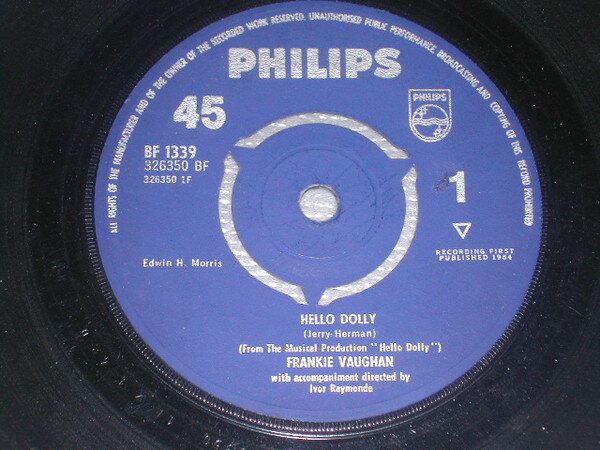 ・アーティスト Frankie Vaughan ・タイトル Hello Dolly ・レーベル・型番 Philips BF1339 ・フォーマット 7インチレコード ・コンディション(盤) 非常に良い(EX) ・コンディション(ジャケット) 良い (VG+) ・コンディション(帯) オビなし ・特記事項 サンプル画像です。実際の商品の画像ではありません 商品写真はバーコード/カタログ番号に対応したサンプル画像ですので、お送りする商品の画像ではありません。帯やライナーなどの付属品は、特記事項に記載されている場合のみ含まれます。プロモやカラーレコードなどの仕様についても、該当する場合のみ特記事項に記載しています。 【ご購入前に必ずご確認ください】 ・本店サイト(www.recordcity.jp)とは価格、送料が違います ・本店サイト、その他支店のオーダーとは同梱発送できません ・注文確定後に別の注文を頂いた場合、注文同士の同梱は致しかねます。 ・別倉庫から発送しているため、店頭受け渡しは対応しておりません ・一部商品は他の通販サイトでも販売しているため、ご注文のタイミングによっては商品のご用意ができない場合がございます。 ・土日祝日はお休みです 金曜・祝前日9時以降のご連絡またはご入金は、返答または発送が週明け・祝日明けに順次対応となります。 ・ご購入後のキャンセル不可 ご購入後のキャンセルはいかなる理由においてもお受けできません。ご了承の上、ご購入くださいませ。 ・日本郵便(ゆうパック/ゆうメール)によるお届けになります。 ・中古品であることをご理解ください 当ストアでは中古商品を主に販売しております。中古品であることをご理解の上ご購入ください。また、一部商品はRecordCityオンラインストアで試聴可能です。 ・返品について お客様のご都合による返品は一切承っておりません。 表記の内容と実際の商品に相違がある場合、また針飛び等で返品・返金をご希望される場合は、商品の到着後1週間以内にご連絡ください。商品の返送をこちらで確認後、キャンセル・返金を行います。 コンディションVG以下の商品は返品できません。プレイに影響のない表面のこすれ傷、プレス起因のノイズ盤は返品の対象外です。 【コンディション表記】 ・ほぼ新品(M-)(Like New) 完全な新品。未使用。当店ではほぼ使用しません ・非常に良い(EX)(Excellent) 中古盤として美品な状態。わずかな経年を感じるものの傷みを感じさせない、当店基準で最高の状態 ・良い(VG+)(Very Good Plus) 丁寧に扱われた中古品で、軽い使用感がみられる。 ・可(VG)(Acceptable) 使い込まれた中古品で、「良い」よりもさらに使用感がみられる。 ・悪い(VG-)(Bad) 状態が悪いアイテム。使用の保障はなく、再生不可、針飛び、目立つノイズがあるかもしれない。状態によるクレーム不可。返品不可。 ・非常に悪い(G)(Very Bad) 「悪い」よりさらに状態が悪いアイテム。使用の保障はなく、再生不可、針飛び、目立つノイズがあるかもしれない。状態によるクレーム不可。返品不可。 ・ジャンク(Fair)(Junk/Fair) 割れている、反っている、水ダメージがある、カビ、ジャケットが分離している、ひどい書き込み、ひどい擦れなど最低の状態。使用の保障はなく、再生不可、針飛び、目立つノイズがあるかもしれない。状態によるクレーム不可。返品不可。 ・ジャンク(Poor)(Junk/Poor) 割れている、反っている、水ダメージがある、カビ、ジャケットが分離している、ひどい書き込み、ひどい擦れなど最低の状態。使用の保障はなく、再生不可、針飛び、目立つノイズがあるかもしれない。状態によるクレーム不可。返品不可。