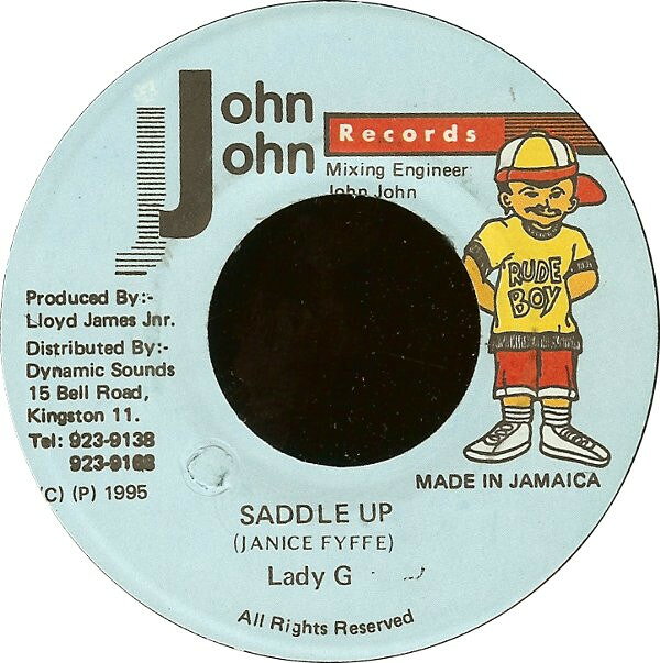 ・アーティスト Lady G ・タイトル Saddle Up ・レーベル・型番 John John Records NONE ・フォーマット 7インチレコード ・コンディション(盤) 良い (VG+) ・コンディション(ジャケット) プレインカバー（元ジャケット／カバー無し） ・コンディション(帯) オビなし ・特記事項 サンプル画像です。実際の商品の画像ではありません 商品写真はバーコード/カタログ番号に対応したサンプル画像ですので、お送りする商品の画像ではありません。帯やライナーなどの付属品は、特記事項に記載されている場合のみ含まれます。プロモやカラーレコードなどの仕様についても、該当する場合のみ特記事項に記載しています。 【ご購入前に必ずご確認ください】 ・本店サイト(www.recordcity.jp)とは価格、送料が違います ・本店サイト、その他支店のオーダーとは同梱発送できません ・注文確定後に別の注文を頂いた場合、注文同士の同梱は致しかねます。 ・別倉庫から発送しているため、店頭受け渡しは対応しておりません ・一部商品は他の通販サイトでも販売しているため、ご注文のタイミングによっては商品のご用意ができない場合がございます。 ・土日祝日はお休みです 金曜・祝前日9時以降のご連絡またはご入金は、返答または発送が週明け・祝日明けに順次対応となります。 ・ご購入後のキャンセル不可 ご購入後のキャンセルはいかなる理由においてもお受けできません。ご了承の上、ご購入くださいませ。 ・日本郵便(ゆうパック/ゆうメール)によるお届けになります。 ・中古品であることをご理解ください 当ストアでは中古商品を主に販売しております。中古品であることをご理解の上ご購入ください。また、一部商品はRecordCityオンラインストアで試聴可能です。 ・返品について お客様のご都合による返品は一切承っておりません。 表記の内容と実際の商品に相違がある場合、また針飛び等で返品・返金をご希望される場合は、商品の到着後1週間以内にご連絡ください。商品の返送をこちらで確認後、キャンセル・返金を行います。 コンディションVG以下の商品は返品できません。プレイに影響のない表面のこすれ傷、プレス起因のノイズ盤は返品の対象外です。 【コンディション表記】 ・ほぼ新品(M-)(Like New) 完全な新品。未使用。当店ではほぼ使用しません ・非常に良い(EX)(Excellent) 中古盤として美品な状態。わずかな経年を感じるものの傷みを感じさせない、当店基準で最高の状態 ・良い(VG+)(Very Good Plus) 丁寧に扱われた中古品で、軽い使用感がみられる。 ・可(VG)(Acceptable) 使い込まれた中古品で、「良い」よりもさらに使用感がみられる。 ・悪い(VG-)(Bad) 状態が悪いアイテム。使用の保障はなく、再生不可、針飛び、目立つノイズがあるかもしれない。状態によるクレーム不可。返品不可。 ・非常に悪い(G)(Very Bad) 「悪い」よりさらに状態が悪いアイテム。使用の保障はなく、再生不可、針飛び、目立つノイズがあるかもしれない。状態によるクレーム不可。返品不可。 ・ジャンク(Fair)(Junk/Fair) 割れている、反っている、水ダメージがある、カビ、ジャケットが分離している、ひどい書き込み、ひどい擦れなど最低の状態。使用の保障はなく、再生不可、針飛び、目立つノイズがあるかもしれない。状態によるクレーム不可。返品不可。 ・ジャンク(Poor)(Junk/Poor) 割れている、反っている、水ダメージがある、カビ、ジャケットが分離している、ひどい書き込み、ひどい擦れなど最低の状態。使用の保障はなく、再生不可、針飛び、目立つノイズがあるかもしれない。状態によるクレーム不可。返品不可。