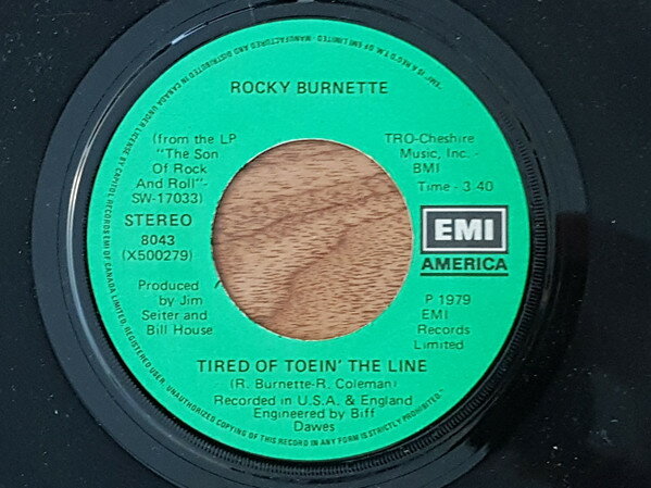 ・アーティスト Rocky Burnette ・タイトル Tired Of Toein' The Line / Boogie Down In Mobile, Alabama ・レーベル・型番 EMI AMERICA 8043 ・フォーマット 7インチレコード ・コンディション(盤) 良い (VG+) ・コンディション(ジャケット) プレインカバー（元ジャケット／カバー無し） ・コンディション(帯) オビなし ・特記事項 サンプル画像です。実際の商品の画像ではありません 商品写真はバーコード/カタログ番号に対応したサンプル画像ですので、お送りする商品の画像ではありません。帯やライナーなどの付属品は、特記事項に記載されている場合のみ含まれます。プロモやカラーレコードなどの仕様についても、該当する場合のみ特記事項に記載しています。 【ご購入前に必ずご確認ください】 ・本店サイト(www.recordcity.jp)とは価格、送料が違います ・本店サイト、その他支店のオーダーとは同梱発送できません ・注文確定後に別の注文を頂いた場合、注文同士の同梱は致しかねます。 ・別倉庫から発送しているため、店頭受け渡しは対応しておりません ・一部商品は他の通販サイトでも販売しているため、ご注文のタイミングによっては商品のご用意ができない場合がございます。 ・土日祝日はお休みです 金曜・祝前日9時以降のご連絡またはご入金は、返答または発送が週明け・祝日明けに順次対応となります。 ・ご購入後のキャンセル不可 ご購入後のキャンセルはいかなる理由においてもお受けできません。ご了承の上、ご購入くださいませ。 ・日本郵便(ゆうパック/ゆうメール)によるお届けになります。 ・中古品であることをご理解ください 当ストアでは中古商品を主に販売しております。中古品であることをご理解の上ご購入ください。また、一部商品はRecordCityオンラインストアで試聴可能です。 ・返品について お客様のご都合による返品は一切承っておりません。 表記の内容と実際の商品に相違がある場合、また針飛び等で返品・返金をご希望される場合は、商品の到着後1週間以内にご連絡ください。商品の返送をこちらで確認後、キャンセル・返金を行います。 コンディションVG以下の商品は返品できません。プレイに影響のない表面のこすれ傷、プレス起因のノイズ盤は返品の対象外です。 【コンディション表記】 ・ほぼ新品(M-)(Like New) 完全な新品。未使用。当店ではほぼ使用しません ・非常に良い(EX)(Excellent) 中古盤として美品な状態。わずかな経年を感じるものの傷みを感じさせない、当店基準で最高の状態 ・良い(VG+)(Very Good Plus) 丁寧に扱われた中古品で、軽い使用感がみられる。 ・可(VG)(Acceptable) 使い込まれた中古品で、「良い」よりもさらに使用感がみられる。 ・悪い(VG-)(Bad) 状態が悪いアイテム。使用の保障はなく、再生不可、針飛び、目立つノイズがあるかもしれない。状態によるクレーム不可。返品不可。 ・非常に悪い(G)(Very Bad) 「悪い」よりさらに状態が悪いアイテム。使用の保障はなく、再生不可、針飛び、目立つノイズがあるかもしれない。状態によるクレーム不可。返品不可。 ・ジャンク(Fair)(Junk/Fair) 割れている、反っている、水ダメージがある、カビ、ジャケットが分離している、ひどい書き込み、ひどい擦れなど最低の状態。使用の保障はなく、再生不可、針飛び、目立つノイズがあるかもしれない。状態によるクレーム不可。返品不可。 ・ジャンク(Poor)(Junk/Poor) 割れている、反っている、水ダメージがある、カビ、ジャケットが分離している、ひどい書き込み、ひどい擦れなど最低の状態。使用の保障はなく、再生不可、針飛び、目立つノイズがあるかもしれない。状態によるクレーム不可。返品不可。
