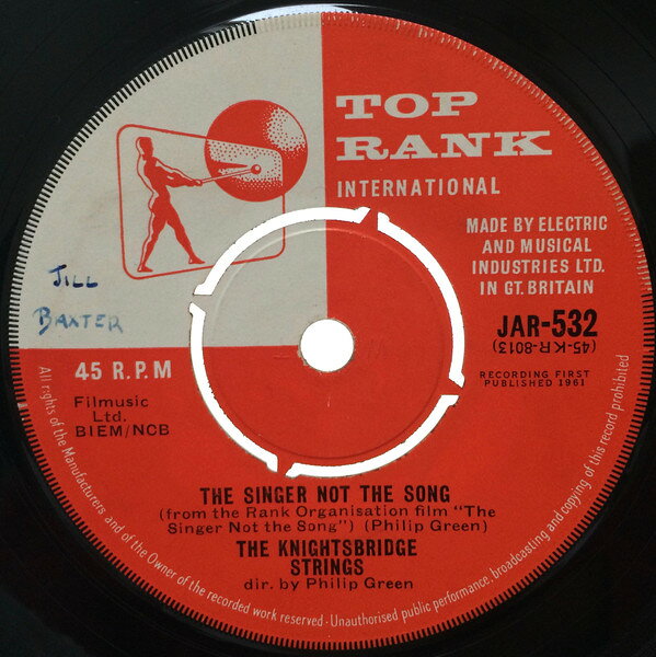 ・アーティスト Knightsbridge Strings ・タイトル The Singer Not The Song / Anacleto's Theme ・レーベル・型番 Top Rank International JAR532 ・フォーマット 7インチレコード(CDではありません) ・コンディション(盤) 良い (VG+) ・コンディション(ジャケット) ・コンディション(帯) オビなし ・特記事項 【カンパニースリーブ】【盤に薄い跡】 サンプル画像です。実際の商品の画像ではありません 商品写真はバーコード/カタログ番号に対応したサンプル画像ですので、お送りする商品の画像ではありません。帯やライナーなどの付属品は、特記事項に記載されている場合のみ含まれます。プロモやカラーレコードなどの仕様についても、該当する場合のみ特記事項に記載しています。 【ご購入前に必ずご確認ください】 ・本店サイト(www.recordcity.jp)とは価格、送料が違います ・本店サイト、その他支店のオーダーとは同梱発送できません ・注文確定後に別の注文を頂いた場合、注文同士の同梱は致しかねます。 ・別倉庫から発送しているため、店頭受け渡しは対応しておりません ・一部商品は他の通販サイトでも販売しているため、ご注文のタイミングによっては商品のご用意ができない場合がございます。 ・土日祝日はお休みです 金曜・祝前日9時以降のご連絡またはご入金は、返答または発送が週明け・祝日明けに順次対応となります。 ・ご購入後のキャンセル不可 ご購入後のキャンセルはいかなる理由においてもお受けできません。ご了承の上、ご購入くださいませ。 ・日本郵便(ゆうパック/ゆうメール)によるお届けになります。 ・中古品であることをご理解ください 当ストアでは中古商品を主に販売しております。中古品であることをご理解の上ご購入ください。また、一部商品はRecordCityオンラインストアで試聴可能です。 ・返品について お客様のご都合による返品は一切承っておりません。 表記の内容と実際の商品に相違がある場合、また針飛び等で返品・返金をご希望される場合は、商品の到着後1週間以内にご連絡ください。商品の返送をこちらで確認後、キャンセル・返金を行います。 コンディションVG以下の商品は返品できません。プレイに影響のない表面のこすれ傷、プレス起因のノイズ盤は返品の対象外です。 【コンディション表記】 ・ほぼ新品(M-)(Like New) 完全な新品。未使用。当店ではほぼ使用しません ・非常に良い(EX)(Excellent) 中古盤として美品な状態。わずかな経年を感じるものの傷みを感じさせない、当店基準で最高の状態 ・良い(VG+)(Very Good Plus) 丁寧に扱われた中古品で、軽い使用感がみられる。 ・可(VG)(Acceptable) 使い込まれた中古品で、「良い」よりもさらに使用感がみられる。 ・悪い(VG-)(Bad) 状態が悪いアイテム。使用の保障はなく、再生不可、針飛び、目立つノイズがあるかもしれない。状態によるクレーム不可。返品不可。 ・非常に悪い(G)(Very Bad) 「悪い」よりさらに状態が悪いアイテム。使用の保障はなく、再生不可、針飛び、目立つノイズがあるかもしれない。状態によるクレーム不可。返品不可。 ・ジャンク(Fair)(Junk/Fair) 割れている、反っている、水ダメージがある、カビ、ジャケットが分離している、ひどい書き込み、ひどい擦れなど最低の状態。使用の保障はなく、再生不可、針飛び、目立つノイズがあるかもしれない。状態によるクレーム不可。返品不可。 ・ジャンク(Poor)(Junk/Poor) 割れている、反っている、水ダメージがある、カビ、ジャケットが分離している、ひどい書き込み、ひどい擦れなど最低の状態。使用の保障はなく、再生不可、針飛び、目立つノイズがあるかもしれない。状態によるクレーム不可。返品不可。