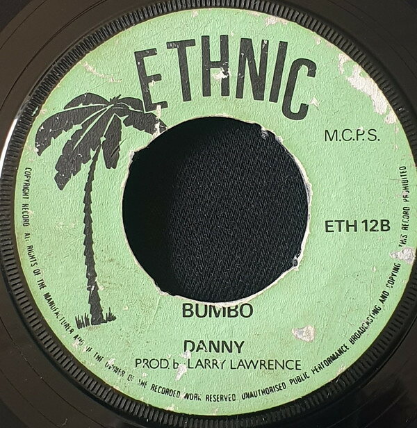 ・アーティスト Selectors ・タイトル Jenny Jenny / Bumbo ・レーベル・型番 Ethnic ETH12 ・フォーマット 7インチレコード ・コンディション(盤) 非常に良い(EX) ・コンディション(ジャケット) ・コンディション(帯) オビなし ・特記事項 サンプル画像です。実際の商品の画像ではありません 商品写真はバーコード/カタログ番号に対応したサンプル画像ですので、お送りする商品の画像ではありません。帯やライナーなどの付属品は、特記事項に記載されている場合のみ含まれます。プロモやカラーレコードなどの仕様についても、該当する場合のみ特記事項に記載しています。 【ご購入前に必ずご確認ください】 ・本店サイト(www.recordcity.jp)とは価格、送料が違います ・本店サイト、その他支店のオーダーとは同梱発送できません ・注文確定後に別の注文を頂いた場合、注文同士の同梱は致しかねます。 ・別倉庫から発送しているため、店頭受け渡しは対応しておりません ・一部商品は他の通販サイトでも販売しているため、ご注文のタイミングによっては商品のご用意ができない場合がございます。 ・土日祝日はお休みです 金曜・祝前日9時以降のご連絡またはご入金は、返答または発送が週明け・祝日明けに順次対応となります。 ・ご購入後のキャンセル不可 ご購入後のキャンセルはいかなる理由においてもお受けできません。ご了承の上、ご購入くださいませ。 ・日本郵便(ゆうパック/ゆうメール)によるお届けになります。 ・中古品であることをご理解ください 当ストアでは中古商品を主に販売しております。中古品であることをご理解の上ご購入ください。また、一部商品はRecordCityオンラインストアで試聴可能です。 ・返品について お客様のご都合による返品は一切承っておりません。 表記の内容と実際の商品に相違がある場合、また針飛び等で返品・返金をご希望される場合は、商品の到着後1週間以内にご連絡ください。商品の返送をこちらで確認後、キャンセル・返金を行います。 コンディションVG以下の商品は返品できません。プレイに影響のない表面のこすれ傷、プレス起因のノイズ盤は返品の対象外です。 【コンディション表記】 ・ほぼ新品(M-)(Like New) 完全な新品。未使用。当店ではほぼ使用しません ・非常に良い(EX)(Excellent) 中古盤として美品な状態。わずかな経年を感じるものの傷みを感じさせない、当店基準で最高の状態 ・良い(VG+)(Very Good Plus) 丁寧に扱われた中古品で、軽い使用感がみられる。 ・可(VG)(Acceptable) 使い込まれた中古品で、「良い」よりもさらに使用感がみられる。 ・悪い(VG-)(Bad) 状態が悪いアイテム。使用の保障はなく、再生不可、針飛び、目立つノイズがあるかもしれない。状態によるクレーム不可。返品不可。 ・非常に悪い(G)(Very Bad) 「悪い」よりさらに状態が悪いアイテム。使用の保障はなく、再生不可、針飛び、目立つノイズがあるかもしれない。状態によるクレーム不可。返品不可。 ・ジャンク(Fair)(Junk/Fair) 割れている、反っている、水ダメージがある、カビ、ジャケットが分離している、ひどい書き込み、ひどい擦れなど最低の状態。使用の保障はなく、再生不可、針飛び、目立つノイズがあるかもしれない。状態によるクレーム不可。返品不可。 ・ジャンク(Poor)(Junk/Poor) 割れている、反っている、水ダメージがある、カビ、ジャケットが分離している、ひどい書き込み、ひどい擦れなど最低の状態。使用の保障はなく、再生不可、針飛び、目立つノイズがあるかもしれない。状態によるクレーム不可。返品不可。