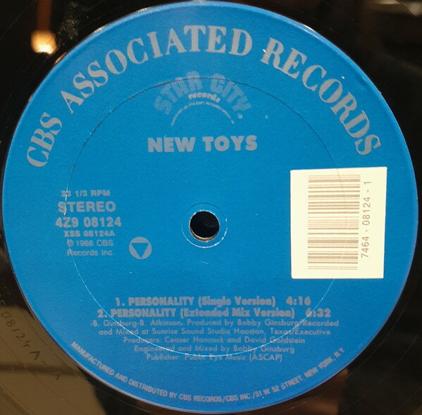 ・アーティスト New Toys ・タイトル Personality ・レーベル・型番 CBS Associated Records, Star City Records 4Z908124 ・フォーマット 12インチレコード ・コンディション(盤) 非常に良い(EX) ・コンディション(ジャケット) プレインカバー（元ジャケット／カバー無し） ・コンディション(帯) オビなし ・特記事項 サンプル画像です。実際の商品の画像ではありません 商品写真はバーコード/カタログ番号に対応したサンプル画像ですので、お送りする商品の画像ではありません。帯やライナーなどの付属品は、特記事項に記載されている場合のみ含まれます。プロモやカラーレコードなどの仕様についても、該当する場合のみ特記事項に記載しています。 【ご購入前に必ずご確認ください】 ・本店サイト(www.recordcity.jp)とは価格、送料が違います ・本店サイト、その他支店のオーダーとは同梱発送できません ・別倉庫から発送しているため、店頭受け渡しは対応しておりません ・一部商品は他の通販サイトでも販売しているため、ご注文のタイミングによっては商品のご用意ができない場合がございます。 ・土日祝日はお休みです 金曜・祝前日9時以降のご連絡またはご入金は、返答または発送が週明け・祝日明けに順次対応となります。 ・ご購入後のキャンセル不可 ご購入後のキャンセルはいかなる理由においてもお受けできません。ご了承の上、ご購入くださいませ。 ・日本郵便(ゆうパック/ゆうメール)によるお届けになります。 ・中古品であることをご理解ください 当ストアでは中古商品を主に販売しております。中古品であることをご理解の上ご購入ください。また、一部商品はRecordCityオンラインストアで試聴可能です。 ・返品について お客様のご都合による返品は一切承っておりません。 表記の内容と実際の商品に相違がある場合、また針飛び等で返品・返金をご希望される場合は、商品の到着後1週間以内にご連絡ください。商品の返送をこちらで確認後、キャンセル・返金を行います。 コンディションVG以下の商品は返品できません。プレイに影響のない表面のこすれ傷、プレス起因のノイズ盤は返品の対象外です。 【コンディション表記】 ・ほぼ新品(M-)(Like New) 完全な新品。未使用。当店ではほぼ使用しません ・非常に良い(EX)(Excellent) 中古盤として美品な状態。わずかな経年を感じるものの傷みを感じさせない、当店基準で最高の状態 ・良い(VG+)(Very Good Plus) 丁寧に扱われた中古品で、軽い使用感がみられる。 ・可(VG)(Acceptable) 使い込まれた中古品で、「良い」よりもさらに使用感がみられる。 ・悪い(VG-)(Bad) 状態が悪いアイテム。使用の保障はなく、再生不可、針飛び、目立つノイズがあるかもしれない。状態によるクレーム不可。返品不可。 ・非常に悪い(G)(Very Bad) 「悪い」よりさらに状態が悪いアイテム。使用の保障はなく、再生不可、針飛び、目立つノイズがあるかもしれない。状態によるクレーム不可。返品不可。 ・ジャンク(Fair)(Junk/Fair) 割れている、反っている、水ダメージがある、カビ、ジャケットが分離している、ひどい書き込み、ひどい擦れなど最低の状態。使用の保障はなく、再生不可、針飛び、目立つノイズがあるかもしれない。状態によるクレーム不可。返品不可。 ・ジャンク(Poor)(Junk/Poor) 割れている、反っている、水ダメージがある、カビ、ジャケットが分離している、ひどい書き込み、ひどい擦れなど最低の状態。使用の保障はなく、再生不可、針飛び、目立つノイズがあるかもしれない。状態によるクレーム不可。返品不可。