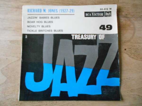 ・アーティスト Richard M. Jones & His Jazz Wizard ・タイトル Treasury Of Jazz No 49 ・レーベル・型番 RCA 86412 ・フォーマット 7インチレコード ・コンディション(盤) 非常に良い(EX) ・コンディション(ジャケット) 非常に良い(EX) ・コンディション(帯) オビなし ・特記事項 サンプル画像です。実際の商品の画像ではありません 商品写真はバーコード/カタログ番号に対応したサンプル画像ですので、お送りする商品の画像ではありません。帯やライナーなどの付属品は、特記事項に記載されている場合のみ含まれます。プロモやカラーレコードなどの仕様についても、該当する場合のみ特記事項に記載しています。 【ご購入前に必ずご確認ください】 ・本店サイト(www.recordcity.jp)とは価格、送料が違います ・本店サイト、その他支店のオーダーとは同梱発送できません ・注文確定後に別の注文を頂いた場合、注文同士の同梱は致しかねます。 ・別倉庫から発送しているため、店頭受け渡しは対応しておりません ・一部商品は他の通販サイトでも販売しているため、ご注文のタイミングによっては商品のご用意ができない場合がございます。 ・土日祝日はお休みです 金曜・祝前日9時以降のご連絡またはご入金は、返答または発送が週明け・祝日明けに順次対応となります。 ・ご購入後のキャンセル不可 ご購入後のキャンセルはいかなる理由においてもお受けできません。ご了承の上、ご購入くださいませ。 ・日本郵便(ゆうパック/ゆうメール)によるお届けになります。 ・中古品であることをご理解ください 当ストアでは中古商品を主に販売しております。中古品であることをご理解の上ご購入ください。また、一部商品はRecordCityオンラインストアで試聴可能です。 ・返品について お客様のご都合による返品は一切承っておりません。 表記の内容と実際の商品に相違がある場合、また針飛び等で返品・返金をご希望される場合は、商品の到着後1週間以内にご連絡ください。商品の返送をこちらで確認後、キャンセル・返金を行います。 コンディションVG以下の商品は返品できません。プレイに影響のない表面のこすれ傷、プレス起因のノイズ盤は返品の対象外です。 【コンディション表記】 ・ほぼ新品(M-)(Like New) 完全な新品。未使用。当店ではほぼ使用しません ・非常に良い(EX)(Excellent) 中古盤として美品な状態。わずかな経年を感じるものの傷みを感じさせない、当店基準で最高の状態 ・良い(VG+)(Very Good Plus) 丁寧に扱われた中古品で、軽い使用感がみられる。 ・可(VG)(Acceptable) 使い込まれた中古品で、「良い」よりもさらに使用感がみられる。 ・悪い(VG-)(Bad) 状態が悪いアイテム。使用の保障はなく、再生不可、針飛び、目立つノイズがあるかもしれない。状態によるクレーム不可。返品不可。 ・非常に悪い(G)(Very Bad) 「悪い」よりさらに状態が悪いアイテム。使用の保障はなく、再生不可、針飛び、目立つノイズがあるかもしれない。状態によるクレーム不可。返品不可。 ・ジャンク(Fair)(Junk/Fair) 割れている、反っている、水ダメージがある、カビ、ジャケットが分離している、ひどい書き込み、ひどい擦れなど最低の状態。使用の保障はなく、再生不可、針飛び、目立つノイズがあるかもしれない。状態によるクレーム不可。返品不可。 ・ジャンク(Poor)(Junk/Poor) 割れている、反っている、水ダメージがある、カビ、ジャケットが分離している、ひどい書き込み、ひどい擦れなど最低の状態。使用の保障はなく、再生不可、針飛び、目立つノイズがあるかもしれない。状態によるクレーム不可。返品不可。