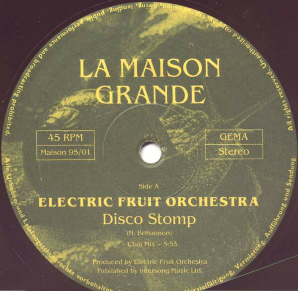 ・アーティスト Electric Fruit Orchestra ・タイトル Disco Stomp ・レーベル La Maison Grande MAISON9501 ・フォーマット 12インチレコード ・コンディション(盤) 良い (VG+) ・コンディション(ジャケット) プレインカバー（元ジャケット／カバー無し） ・コンディション(帯) オビなし ・特記事項 サンプル画像です。実際の商品の画像ではありません 商品写真はバーコード/カタログ番号に対応したサンプル画像ですので、お送りする商品の画像ではありません。帯やライナーなどの付属品は、特記事項に記載されている場合のみ含まれます。プロモやカラーレコードなどの仕様についても、該当する場合のみ特記事項に記載しています。 【ご購入前に必ずご確認ください】 ・本店サイト(www.recordcity.jp)とは価格、送料が違います ・本店サイト、その他支店のオーダーとは同梱発送できません ・別倉庫から発送しているため、店頭受け渡しは対応しておりません ・一部商品は他の通販サイトでも販売しているため、ご注文のタイミングによっては商品のご用意ができない場合がございます。 ・土日祝日はお休みです 金曜・祝前日9時以降のご連絡またはご入金は、返答または発送が週明け・祝日明けに順次対応となります。 ・ご購入後のキャンセル不可 ご購入後のキャンセルはいかなる理由においてもお受けできません。ご了承の上、ご購入くださいませ。 ・日本郵便(ゆうパック/ゆうメール)によるお届けになります。 ・中古品であることをご理解ください 当ストアではお客様よりお譲りいただいた中古商品を主に販売しております。中古品であることをご理解の上ご購入ください。また、一部商品はRecordCityオンラインストアで試聴可能です。 ・返品について お客様のご都合による返品は一切承っておりません。 表記の内容と実際の商品に相違がある場合、また針飛び等で返品・返金をご希望される場合は、商品の到着後1週間以内にご連絡ください。商品の返送をこちらで確認後、キャンセル・返金を行います。 コンディションVG以下の商品は返品できません。プレイに影響のない表面のこすれ傷、プレス起因のノイズ盤は返品の対象外です。 【コンディション表記】 ・ほぼ新品(M-)(Like New) 完全な新品。未使用。当店ではほぼ使用しません ・非常に良い(EX)(Excellent) 中古盤として美品な状態。わずかな経年を感じるものの傷みを感じさせない、当店基準で最高の状態 ・良い(VG+)(Very Good Plus) 丁寧に扱われた中古品で、軽い使用感がみられる。 ・可(VG)(Acceptable) 使い込まれた中古品で、「良い」よりもさらに使用感がみられる。 ・悪い(VG-)(Bad) 状態が悪いアイテム。使用の保障はなく、再生不可、針飛び、目立つノイズがあるかもしれない。状態によるクレーム不可。返品不可。 ・非常に悪い(G)(Very Bad) 「悪い」よりさらに状態が悪いアイテム。使用の保障はなく、再生不可、針飛び、目立つノイズがあるかもしれない。状態によるクレーム不可。返品不可。 ・ジャンク(Fair)(Junk/Fair) 割れている、反っている、水ダメージがある、カビ、ジャケットが分離している、ひどい書き込み、ひどい擦れなど最低の状態。使用の保障はなく、再生不可、針飛び、目立つノイズがあるかもしれない。状態によるクレーム不可。返品不可。 ・ジャンク(Poor)(Junk/Poor) 割れている、反っている、水ダメージがある、カビ、ジャケットが分離している、ひどい書き込み、ひどい擦れなど最低の状態。使用の保障はなく、再生不可、針飛び、目立つノイズがあるかもしれない。状態によるクレーム不可。返品不可。