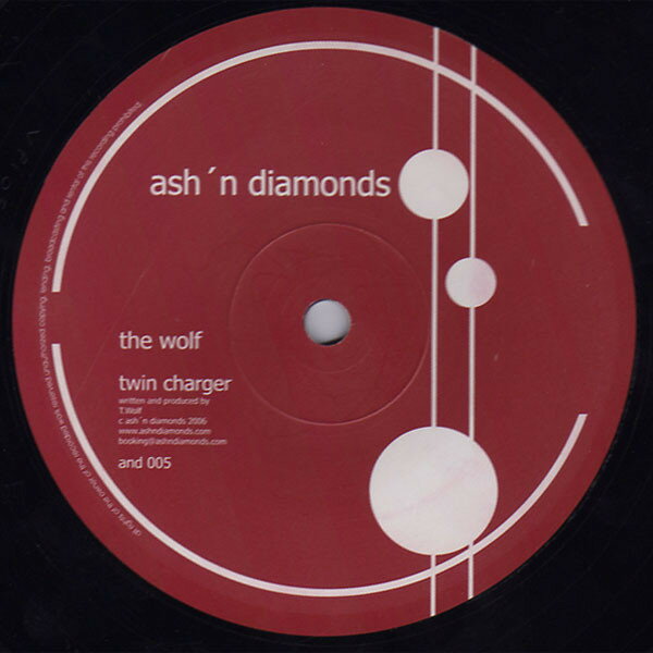 ・アーティスト Wolf ・タイトル Twin Charger ・レーベル・型番 Ash'n Diamonds AND05 ・フォーマット 12インチレコード ・コンディション(盤) 良い (VG+) ・コンディション(ジャケット) プレインカバー（元ジャケット／カバー無し） ・コンディション(帯) オビなし ・特記事項 サンプル画像です。実際の商品の画像ではありません 商品写真はバーコード/カタログ番号に対応したサンプル画像ですので、お送りする商品の画像ではありません。帯やライナーなどの付属品は、特記事項に記載されている場合のみ含まれます。プロモやカラーレコードなどの仕様についても、該当する場合のみ特記事項に記載しています。 【ご購入前に必ずご確認ください】 ・本店サイト(www.recordcity.jp)とは価格、送料が違います ・本店サイト、その他支店のオーダーとは同梱発送できません ・注文確定後に別の注文を頂いた場合、注文同士の同梱は致しかねます。 ・別倉庫から発送しているため、店頭受け渡しは対応しておりません ・一部商品は他の通販サイトでも販売しているため、ご注文のタイミングによっては商品のご用意ができない場合がございます。 ・土日祝日はお休みです 金曜・祝前日9時以降のご連絡またはご入金は、返答または発送が週明け・祝日明けに順次対応となります。 ・ご購入後のキャンセル不可 ご購入後のキャンセルはいかなる理由においてもお受けできません。ご了承の上、ご購入くださいませ。 ・日本郵便(ゆうパック/ゆうメール)によるお届けになります。 ・中古品であることをご理解ください 当ストアでは中古商品を主に販売しております。中古品であることをご理解の上ご購入ください。また、一部商品はRecordCityオンラインストアで試聴可能です。 ・返品について お客様のご都合による返品は一切承っておりません。 表記の内容と実際の商品に相違がある場合、また針飛び等で返品・返金をご希望される場合は、商品の到着後1週間以内にご連絡ください。商品の返送をこちらで確認後、キャンセル・返金を行います。 コンディションVG以下の商品は返品できません。プレイに影響のない表面のこすれ傷、プレス起因のノイズ盤は返品の対象外です。 【コンディション表記】 ・ほぼ新品(M-)(Like New) 完全な新品。未使用。当店ではほぼ使用しません ・非常に良い(EX)(Excellent) 中古盤として美品な状態。わずかな経年を感じるものの傷みを感じさせない、当店基準で最高の状態 ・良い(VG+)(Very Good Plus) 丁寧に扱われた中古品で、軽い使用感がみられる。 ・可(VG)(Acceptable) 使い込まれた中古品で、「良い」よりもさらに使用感がみられる。 ・悪い(VG-)(Bad) 状態が悪いアイテム。使用の保障はなく、再生不可、針飛び、目立つノイズがあるかもしれない。状態によるクレーム不可。返品不可。 ・非常に悪い(G)(Very Bad) 「悪い」よりさらに状態が悪いアイテム。使用の保障はなく、再生不可、針飛び、目立つノイズがあるかもしれない。状態によるクレーム不可。返品不可。 ・ジャンク(Fair)(Junk/Fair) 割れている、反っている、水ダメージがある、カビ、ジャケットが分離している、ひどい書き込み、ひどい擦れなど最低の状態。使用の保障はなく、再生不可、針飛び、目立つノイズがあるかもしれない。状態によるクレーム不可。返品不可。 ・ジャンク(Poor)(Junk/Poor) 割れている、反っている、水ダメージがある、カビ、ジャケットが分離している、ひどい書き込み、ひどい擦れなど最低の状態。使用の保障はなく、再生不可、針飛び、目立つノイズがあるかもしれない。状態によるクレーム不可。返品不可。