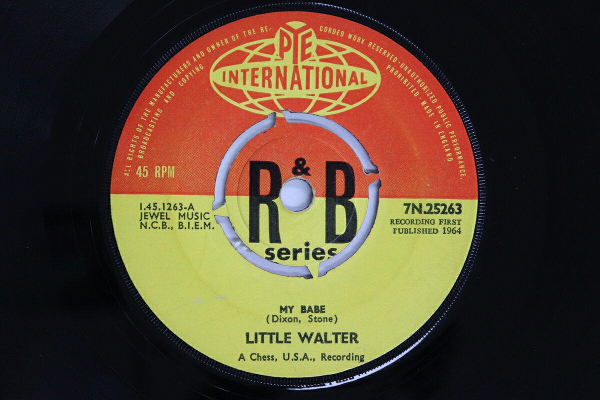 ・アーティスト Little Walter ・タイトル My Babe ・レーベル・型番 Pye International 7N25263 ・フォーマット 7インチレコード ・コンディション(盤) 非常に良い(EX) ・コンディション(ジャケット) プレインカバー（元ジャケット／カバー無し） ・コンディション(帯) オビなし ・特記事項 【盤に短いヘアライン】 実際に発送される商品の画像です 【ご購入前に必ずご確認ください】 ・本店サイト(www.recordcity.jp)とは価格、送料が違います ・本店サイト、その他支店のオーダーとは同梱発送できません ・注文確定後に別の注文を頂いた場合、注文同士の同梱は致しかねます。 ・別倉庫から発送しているため、店頭受け渡しは対応しておりません ・一部商品は他の通販サイトでも販売しているため、ご注文のタイミングによっては商品のご用意ができない場合がございます。 ・土日祝日はお休みです 金曜・祝前日9時以降のご連絡またはご入金は、返答または発送が週明け・祝日明けに順次対応となります。 ・ご購入後のキャンセル不可 ご購入後のキャンセルはいかなる理由においてもお受けできません。ご了承の上、ご購入くださいませ。 ・日本郵便(ゆうパック/ゆうメール)によるお届けになります。 ・中古品であることをご理解ください 当ストアでは中古商品を主に販売しております。中古品であることをご理解の上ご購入ください。また、一部商品はRecordCityオンラインストアで試聴可能です。 ・返品について お客様のご都合による返品は一切承っておりません。 表記の内容と実際の商品に相違がある場合、また針飛び等で返品・返金をご希望される場合は、商品の到着後1週間以内にご連絡ください。商品の返送をこちらで確認後、キャンセル・返金を行います。 コンディションVG以下の商品は返品できません。プレイに影響のない表面のこすれ傷、プレス起因のノイズ盤は返品の対象外です。 【コンディション表記】 ・ほぼ新品(M-)(Like New) 完全な新品。未使用。当店ではほぼ使用しません ・非常に良い(EX)(Excellent) 中古盤として美品な状態。わずかな経年を感じるものの傷みを感じさせない、当店基準で最高の状態 ・良い(VG+)(Very Good Plus) 丁寧に扱われた中古品で、軽い使用感がみられる。 ・可(VG)(Acceptable) 使い込まれた中古品で、「良い」よりもさらに使用感がみられる。 ・悪い(VG-)(Bad) 状態が悪いアイテム。使用の保障はなく、再生不可、針飛び、目立つノイズがあるかもしれない。状態によるクレーム不可。返品不可。 ・非常に悪い(G)(Very Bad) 「悪い」よりさらに状態が悪いアイテム。使用の保障はなく、再生不可、針飛び、目立つノイズがあるかもしれない。状態によるクレーム不可。返品不可。 ・ジャンク(Fair)(Junk/Fair) 割れている、反っている、水ダメージがある、カビ、ジャケットが分離している、ひどい書き込み、ひどい擦れなど最低の状態。使用の保障はなく、再生不可、針飛び、目立つノイズがあるかもしれない。状態によるクレーム不可。返品不可。 ・ジャンク(Poor)(Junk/Poor) 割れている、反っている、水ダメージがある、カビ、ジャケットが分離している、ひどい書き込み、ひどい擦れなど最低の状態。使用の保障はなく、再生不可、針飛び、目立つノイズがあるかもしれない。状態によるクレーム不可。返品不可。