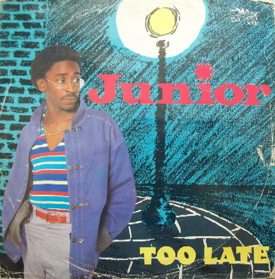 ・アーティスト Junior ・タイトル Too Late ・レーベル・型番 Mercury MERX112 ・フォーマット 12インチレコード ・コンディション(盤) 良い (VG+) ・コンディション(ジャケット) 良い (VG+) ・コンディション(帯) オビなし ・特記事項 【カバー破れ】 サンプル画像です。実際の商品の画像ではありません 商品写真はバーコード/カタログ番号に対応したサンプル画像ですので、お送りする商品の画像ではありません。帯やライナーなどの付属品は、特記事項に記載されている場合のみ含まれます。プロモやカラーレコードなどの仕様についても、該当する場合のみ特記事項に記載しています。 【ご購入前に必ずご確認ください】 ・本店サイト(www.recordcity.jp)とは価格、送料が違います ・本店サイト、その他支店のオーダーとは同梱発送できません ・注文確定後に別の注文を頂いた場合、注文同士の同梱は致しかねます。 ・別倉庫から発送しているため、店頭受け渡しは対応しておりません ・一部商品は他の通販サイトでも販売しているため、ご注文のタイミングによっては商品のご用意ができない場合がございます。 ・土日祝日はお休みです 金曜・祝前日9時以降のご連絡またはご入金は、返答または発送が週明け・祝日明けに順次対応となります。 ・ご購入後のキャンセル不可 ご購入後のキャンセルはいかなる理由においてもお受けできません。ご了承の上、ご購入くださいませ。 ・日本郵便(ゆうパック/ゆうメール)によるお届けになります。 ・中古品であることをご理解ください 当ストアでは中古商品を主に販売しております。中古品であることをご理解の上ご購入ください。また、一部商品はRecordCityオンラインストアで試聴可能です。 ・返品について お客様のご都合による返品は一切承っておりません。 表記の内容と実際の商品に相違がある場合、また針飛び等で返品・返金をご希望される場合は、商品の到着後1週間以内にご連絡ください。商品の返送をこちらで確認後、キャンセル・返金を行います。 コンディションVG以下の商品は返品できません。プレイに影響のない表面のこすれ傷、プレス起因のノイズ盤は返品の対象外です。 【コンディション表記】 ・ほぼ新品(M-)(Like New) 完全な新品。未使用。当店ではほぼ使用しません ・非常に良い(EX)(Excellent) 中古盤として美品な状態。わずかな経年を感じるものの傷みを感じさせない、当店基準で最高の状態 ・良い(VG+)(Very Good Plus) 丁寧に扱われた中古品で、軽い使用感がみられる。 ・可(VG)(Acceptable) 使い込まれた中古品で、「良い」よりもさらに使用感がみられる。 ・悪い(VG-)(Bad) 状態が悪いアイテム。使用の保障はなく、再生不可、針飛び、目立つノイズがあるかもしれない。状態によるクレーム不可。返品不可。 ・非常に悪い(G)(Very Bad) 「悪い」よりさらに状態が悪いアイテム。使用の保障はなく、再生不可、針飛び、目立つノイズがあるかもしれない。状態によるクレーム不可。返品不可。 ・ジャンク(Fair)(Junk/Fair) 割れている、反っている、水ダメージがある、カビ、ジャケットが分離している、ひどい書き込み、ひどい擦れなど最低の状態。使用の保障はなく、再生不可、針飛び、目立つノイズがあるかもしれない。状態によるクレーム不可。返品不可。 ・ジャンク(Poor)(Junk/Poor) 割れている、反っている、水ダメージがある、カビ、ジャケットが分離している、ひどい書き込み、ひどい擦れなど最低の状態。使用の保障はなく、再生不可、針飛び、目立つノイズがあるかもしれない。状態によるクレーム不可。返品不可。