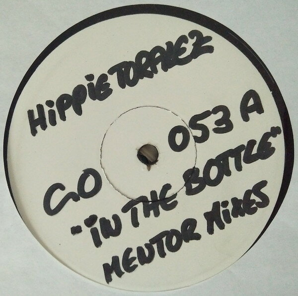 ・アーティスト Turntable Orchestra ・タイトル The Bottle ・レーベル・型番 Groove On GO53 ・フォーマット 12インチレコード ・コンディション(盤) 良い (VG+) ・コンディション(ジャケット) プレインカバー（元ジャケット／カバー無し） ・コンディション(帯) オビなし ・特記事項 【レーベルに書き込み】 サンプル画像です。実際の商品の画像ではありません 商品写真はバーコード/カタログ番号に対応したサンプル画像ですので、お送りする商品の画像ではありません。帯やライナーなどの付属品は、特記事項に記載されている場合のみ含まれます。プロモやカラーレコードなどの仕様についても、該当する場合のみ特記事項に記載しています。 【ご購入前に必ずご確認ください】 ・本店サイト(www.recordcity.jp)とは価格、送料が違います ・本店サイト、その他支店のオーダーとは同梱発送できません ・注文確定後に別の注文を頂いた場合、注文同士の同梱は致しかねます。 ・別倉庫から発送しているため、店頭受け渡しは対応しておりません ・一部商品は他の通販サイトでも販売しているため、ご注文のタイミングによっては商品のご用意ができない場合がございます。 ・土日祝日はお休みです 金曜・祝前日9時以降のご連絡またはご入金は、返答または発送が週明け・祝日明けに順次対応となります。 ・ご購入後のキャンセル不可 ご購入後のキャンセルはいかなる理由においてもお受けできません。ご了承の上、ご購入くださいませ。 ・日本郵便(ゆうパック/ゆうメール)によるお届けになります。 ・中古品であることをご理解ください 当ストアでは中古商品を主に販売しております。中古品であることをご理解の上ご購入ください。また、一部商品はRecordCityオンラインストアで試聴可能です。 ・返品について お客様のご都合による返品は一切承っておりません。 表記の内容と実際の商品に相違がある場合、また針飛び等で返品・返金をご希望される場合は、商品の到着後1週間以内にご連絡ください。商品の返送をこちらで確認後、キャンセル・返金を行います。 コンディションVG以下の商品は返品できません。プレイに影響のない表面のこすれ傷、プレス起因のノイズ盤は返品の対象外です。 【コンディション表記】 ・ほぼ新品(M-)(Like New) 完全な新品。未使用。当店ではほぼ使用しません ・非常に良い(EX)(Excellent) 中古盤として美品な状態。わずかな経年を感じるものの傷みを感じさせない、当店基準で最高の状態 ・良い(VG+)(Very Good Plus) 丁寧に扱われた中古品で、軽い使用感がみられる。 ・可(VG)(Acceptable) 使い込まれた中古品で、「良い」よりもさらに使用感がみられる。 ・悪い(VG-)(Bad) 状態が悪いアイテム。使用の保障はなく、再生不可、針飛び、目立つノイズがあるかもしれない。状態によるクレーム不可。返品不可。 ・非常に悪い(G)(Very Bad) 「悪い」よりさらに状態が悪いアイテム。使用の保障はなく、再生不可、針飛び、目立つノイズがあるかもしれない。状態によるクレーム不可。返品不可。 ・ジャンク(Fair)(Junk/Fair) 割れている、反っている、水ダメージがある、カビ、ジャケットが分離している、ひどい書き込み、ひどい擦れなど最低の状態。使用の保障はなく、再生不可、針飛び、目立つノイズがあるかもしれない。状態によるクレーム不可。返品不可。 ・ジャンク(Poor)(Junk/Poor) 割れている、反っている、水ダメージがある、カビ、ジャケットが分離している、ひどい書き込み、ひどい擦れなど最低の状態。使用の保障はなく、再生不可、針飛び、目立つノイズがあるかもしれない。状態によるクレーム不可。返品不可。