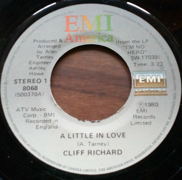 ・アーティスト Cliff Richard ・タイトル A Little In Love ・レーベル・型番 EMI America 8068 ・フォーマット 7インチレコード ・コンディション(盤) 良い (VG+) ・コンディション(ジャケット) 良い (VG+) ・コンディション(帯) オビなし ・特記事項 【companey sleeve】 サンプル画像です。実際の商品の画像ではありません 商品写真はバーコード/カタログ番号に対応したサンプル画像ですので、お送りする商品の画像ではありません。帯やライナーなどの付属品は、特記事項に記載されている場合のみ含まれます。プロモやカラーレコードなどの仕様についても、該当する場合のみ特記事項に記載しています。 【ご購入前に必ずご確認ください】 ・本店サイト(www.recordcity.jp)とは価格、送料が違います ・本店サイト、その他支店のオーダーとは同梱発送できません ・注文確定後に別の注文を頂いた場合、注文同士の同梱は致しかねます。 ・別倉庫から発送しているため、店頭受け渡しは対応しておりません ・一部商品は他の通販サイトでも販売しているため、ご注文のタイミングによっては商品のご用意ができない場合がございます。 ・土日祝日はお休みです 金曜・祝前日9時以降のご連絡またはご入金は、返答または発送が週明け・祝日明けに順次対応となります。 ・ご購入後のキャンセル不可 ご購入後のキャンセルはいかなる理由においてもお受けできません。ご了承の上、ご購入くださいませ。 ・日本郵便(ゆうパック/ゆうメール)によるお届けになります。 ・中古品であることをご理解ください 当ストアでは中古商品を主に販売しております。中古品であることをご理解の上ご購入ください。また、一部商品はRecordCityオンラインストアで試聴可能です。 ・返品について お客様のご都合による返品は一切承っておりません。 表記の内容と実際の商品に相違がある場合、また針飛び等で返品・返金をご希望される場合は、商品の到着後1週間以内にご連絡ください。商品の返送をこちらで確認後、キャンセル・返金を行います。 コンディションVG以下の商品は返品できません。プレイに影響のない表面のこすれ傷、プレス起因のノイズ盤は返品の対象外です。 【コンディション表記】 ・ほぼ新品(M-)(Like New) 完全な新品。未使用。当店ではほぼ使用しません ・非常に良い(EX)(Excellent) 中古盤として美品な状態。わずかな経年を感じるものの傷みを感じさせない、当店基準で最高の状態 ・良い(VG+)(Very Good Plus) 丁寧に扱われた中古品で、軽い使用感がみられる。 ・可(VG)(Acceptable) 使い込まれた中古品で、「良い」よりもさらに使用感がみられる。 ・悪い(VG-)(Bad) 状態が悪いアイテム。使用の保障はなく、再生不可、針飛び、目立つノイズがあるかもしれない。状態によるクレーム不可。返品不可。 ・非常に悪い(G)(Very Bad) 「悪い」よりさらに状態が悪いアイテム。使用の保障はなく、再生不可、針飛び、目立つノイズがあるかもしれない。状態によるクレーム不可。返品不可。 ・ジャンク(Fair)(Junk/Fair) 割れている、反っている、水ダメージがある、カビ、ジャケットが分離している、ひどい書き込み、ひどい擦れなど最低の状態。使用の保障はなく、再生不可、針飛び、目立つノイズがあるかもしれない。状態によるクレーム不可。返品不可。 ・ジャンク(Poor)(Junk/Poor) 割れている、反っている、水ダメージがある、カビ、ジャケットが分離している、ひどい書き込み、ひどい擦れなど最低の状態。使用の保障はなく、再生不可、針飛び、目立つノイズがあるかもしれない。状態によるクレーム不可。返品不可。