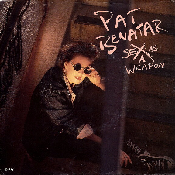 ・アーティスト Pat Benatar ・タイトル Sex As A Weapon ・レーベル・型番 Chrysalis 42927 ・フォーマット 7インチレコード ・コンディション(盤) 良い (VG+) ・コンディション(ジャケット) プレインカバー（元ジャケット／カバー無し） ・コンディション(帯) オビなし ・特記事項 サンプル画像です。実際の商品の画像ではありません 商品写真はバーコード/カタログ番号に対応したサンプル画像ですので、お送りする商品の画像ではありません。帯やライナーなどの付属品は、特記事項に記載されている場合のみ含まれます。プロモやカラーレコードなどの仕様についても、該当する場合のみ特記事項に記載しています。 【ご購入前に必ずご確認ください】 ・本店サイト(www.recordcity.jp)とは価格、送料が違います ・本店サイト、その他支店のオーダーとは同梱発送できません ・注文確定後に別の注文を頂いた場合、注文同士の同梱は致しかねます。 ・別倉庫から発送しているため、店頭受け渡しは対応しておりません ・一部商品は他の通販サイトでも販売しているため、ご注文のタイミングによっては商品のご用意ができない場合がございます。 ・土日祝日はお休みです 金曜・祝前日9時以降のご連絡またはご入金は、返答または発送が週明け・祝日明けに順次対応となります。 ・ご購入後のキャンセル不可 ご購入後のキャンセルはいかなる理由においてもお受けできません。ご了承の上、ご購入くださいませ。 ・日本郵便(ゆうパック/ゆうメール)によるお届けになります。 ・中古品であることをご理解ください 当ストアでは中古商品を主に販売しております。中古品であることをご理解の上ご購入ください。また、一部商品はRecordCityオンラインストアで試聴可能です。 ・返品について お客様のご都合による返品は一切承っておりません。 表記の内容と実際の商品に相違がある場合、また針飛び等で返品・返金をご希望される場合は、商品の到着後1週間以内にご連絡ください。商品の返送をこちらで確認後、キャンセル・返金を行います。 コンディションVG以下の商品は返品できません。プレイに影響のない表面のこすれ傷、プレス起因のノイズ盤は返品の対象外です。 【コンディション表記】 ・ほぼ新品(M-)(Like New) 完全な新品。未使用。当店ではほぼ使用しません ・非常に良い(EX)(Excellent) 中古盤として美品な状態。わずかな経年を感じるものの傷みを感じさせない、当店基準で最高の状態 ・良い(VG+)(Very Good Plus) 丁寧に扱われた中古品で、軽い使用感がみられる。 ・可(VG)(Acceptable) 使い込まれた中古品で、「良い」よりもさらに使用感がみられる。 ・悪い(VG-)(Bad) 状態が悪いアイテム。使用の保障はなく、再生不可、針飛び、目立つノイズがあるかもしれない。状態によるクレーム不可。返品不可。 ・非常に悪い(G)(Very Bad) 「悪い」よりさらに状態が悪いアイテム。使用の保障はなく、再生不可、針飛び、目立つノイズがあるかもしれない。状態によるクレーム不可。返品不可。 ・ジャンク(Fair)(Junk/Fair) 割れている、反っている、水ダメージがある、カビ、ジャケットが分離している、ひどい書き込み、ひどい擦れなど最低の状態。使用の保障はなく、再生不可、針飛び、目立つノイズがあるかもしれない。状態によるクレーム不可。返品不可。 ・ジャンク(Poor)(Junk/Poor) 割れている、反っている、水ダメージがある、カビ、ジャケットが分離している、ひどい書き込み、ひどい擦れなど最低の状態。使用の保障はなく、再生不可、針飛び、目立つノイズがあるかもしれない。状態によるクレーム不可。返品不可。