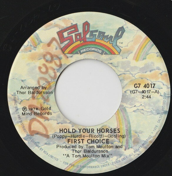 ・アーティスト First Choice ・タイトル Hold Your Horses ・レーベル・型番 Salsoul Records G74017 ・フォーマット 7インチレコード ・コンディション(盤) 良い (VG+) ・コンディション(ジャケット) プレインカバー（元ジャケット／カバー無し） ・コンディション(帯) オビなし ・特記事項 【レーベルに書き込み】 サンプル画像です。実際の商品の画像ではありません 商品写真はバーコード/カタログ番号に対応したサンプル画像ですので、お送りする商品の画像ではありません。帯やライナーなどの付属品は、特記事項に記載されている場合のみ含まれます。プロモやカラーレコードなどの仕様についても、該当する場合のみ特記事項に記載しています。 【ご購入前に必ずご確認ください】 ・本店サイト(www.recordcity.jp)とは価格、送料が違います ・本店サイト、その他支店のオーダーとは同梱発送できません ・注文確定後に別の注文を頂いた場合、注文同士の同梱は致しかねます。 ・別倉庫から発送しているため、店頭受け渡しは対応しておりません ・一部商品は他の通販サイトでも販売しているため、ご注文のタイミングによっては商品のご用意ができない場合がございます。 ・土日祝日はお休みです 金曜・祝前日9時以降のご連絡またはご入金は、返答または発送が週明け・祝日明けに順次対応となります。 ・ご購入後のキャンセル不可 ご購入後のキャンセルはいかなる理由においてもお受けできません。ご了承の上、ご購入くださいませ。 ・日本郵便(ゆうパック/ゆうメール)によるお届けになります。 ・中古品であることをご理解ください 当ストアでは中古商品を主に販売しております。中古品であることをご理解の上ご購入ください。また、一部商品はRecordCityオンラインストアで試聴可能です。 ・返品について お客様のご都合による返品は一切承っておりません。 表記の内容と実際の商品に相違がある場合、また針飛び等で返品・返金をご希望される場合は、商品の到着後1週間以内にご連絡ください。商品の返送をこちらで確認後、キャンセル・返金を行います。 コンディションVG以下の商品は返品できません。プレイに影響のない表面のこすれ傷、プレス起因のノイズ盤は返品の対象外です。 【コンディション表記】 ・ほぼ新品(M-)(Like New) 完全な新品。未使用。当店ではほぼ使用しません ・非常に良い(EX)(Excellent) 中古盤として美品な状態。わずかな経年を感じるものの傷みを感じさせない、当店基準で最高の状態 ・良い(VG+)(Very Good Plus) 丁寧に扱われた中古品で、軽い使用感がみられる。 ・可(VG)(Acceptable) 使い込まれた中古品で、「良い」よりもさらに使用感がみられる。 ・悪い(VG-)(Bad) 状態が悪いアイテム。使用の保障はなく、再生不可、針飛び、目立つノイズがあるかもしれない。状態によるクレーム不可。返品不可。 ・非常に悪い(G)(Very Bad) 「悪い」よりさらに状態が悪いアイテム。使用の保障はなく、再生不可、針飛び、目立つノイズがあるかもしれない。状態によるクレーム不可。返品不可。 ・ジャンク(Fair)(Junk/Fair) 割れている、反っている、水ダメージがある、カビ、ジャケットが分離している、ひどい書き込み、ひどい擦れなど最低の状態。使用の保障はなく、再生不可、針飛び、目立つノイズがあるかもしれない。状態によるクレーム不可。返品不可。 ・ジャンク(Poor)(Junk/Poor) 割れている、反っている、水ダメージがある、カビ、ジャケットが分離している、ひどい書き込み、ひどい擦れなど最低の状態。使用の保障はなく、再生不可、針飛び、目立つノイズがあるかもしれない。状態によるクレーム不可。返品不可。