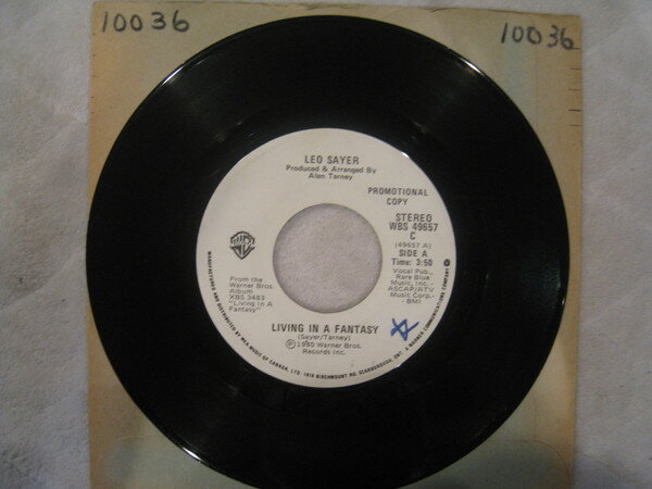 ・アーティスト Leo Sayer ・タイトル Living In A Fantasy ・レーベル・型番 Warner Bros. Records WBS49657PROMO ・フォーマット 7インチレコード ・コンディション(盤) 良い (VG+) ・コンディション(ジャケット) プレインカバー（元ジャケット／カバー無し） ・コンディション(帯) オビなし ・特記事項 【プロモ印刷レーベル】 サンプル画像です。実際の商品の画像ではありません 商品写真はバーコード/カタログ番号に対応したサンプル画像ですので、お送りする商品の画像ではありません。帯やライナーなどの付属品は、特記事項に記載されている場合のみ含まれます。プロモやカラーレコードなどの仕様についても、該当する場合のみ特記事項に記載しています。 【ご購入前に必ずご確認ください】 ・本店サイト(www.recordcity.jp)とは価格、送料が違います ・本店サイト、その他支店のオーダーとは同梱発送できません ・注文確定後に別の注文を頂いた場合、注文同士の同梱は致しかねます。 ・別倉庫から発送しているため、店頭受け渡しは対応しておりません ・一部商品は他の通販サイトでも販売しているため、ご注文のタイミングによっては商品のご用意ができない場合がございます。 ・土日祝日はお休みです 金曜・祝前日9時以降のご連絡またはご入金は、返答または発送が週明け・祝日明けに順次対応となります。 ・ご購入後のキャンセル不可 ご購入後のキャンセルはいかなる理由においてもお受けできません。ご了承の上、ご購入くださいませ。 ・日本郵便(ゆうパック/ゆうメール)によるお届けになります。 ・中古品であることをご理解ください 当ストアでは中古商品を主に販売しております。中古品であることをご理解の上ご購入ください。また、一部商品はRecordCityオンラインストアで試聴可能です。 ・返品について お客様のご都合による返品は一切承っておりません。 表記の内容と実際の商品に相違がある場合、また針飛び等で返品・返金をご希望される場合は、商品の到着後1週間以内にご連絡ください。商品の返送をこちらで確認後、キャンセル・返金を行います。 コンディションVG以下の商品は返品できません。プレイに影響のない表面のこすれ傷、プレス起因のノイズ盤は返品の対象外です。 【コンディション表記】 ・ほぼ新品(M-)(Like New) 完全な新品。未使用。当店ではほぼ使用しません ・非常に良い(EX)(Excellent) 中古盤として美品な状態。わずかな経年を感じるものの傷みを感じさせない、当店基準で最高の状態 ・良い(VG+)(Very Good Plus) 丁寧に扱われた中古品で、軽い使用感がみられる。 ・可(VG)(Acceptable) 使い込まれた中古品で、「良い」よりもさらに使用感がみられる。 ・悪い(VG-)(Bad) 状態が悪いアイテム。使用の保障はなく、再生不可、針飛び、目立つノイズがあるかもしれない。状態によるクレーム不可。返品不可。 ・非常に悪い(G)(Very Bad) 「悪い」よりさらに状態が悪いアイテム。使用の保障はなく、再生不可、針飛び、目立つノイズがあるかもしれない。状態によるクレーム不可。返品不可。 ・ジャンク(Fair)(Junk/Fair) 割れている、反っている、水ダメージがある、カビ、ジャケットが分離している、ひどい書き込み、ひどい擦れなど最低の状態。使用の保障はなく、再生不可、針飛び、目立つノイズがあるかもしれない。状態によるクレーム不可。返品不可。 ・ジャンク(Poor)(Junk/Poor) 割れている、反っている、水ダメージがある、カビ、ジャケットが分離している、ひどい書き込み、ひどい擦れなど最低の状態。使用の保障はなく、再生不可、針飛び、目立つノイズがあるかもしれない。状態によるクレーム不可。返品不可。
