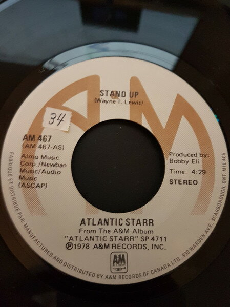 ・アーティスト Atlantic Starr ・タイトル Stand Up ・レーベル・型番 A&M Records AM467 ・フォーマット 7インチレコード ・コンディション(盤) 良い (VG+) ・コンディション(ジャケット) プレインカバー（元ジャケット／カバー無し） ・コンディション(帯) オビなし ・特記事項 サンプル画像です。実際の商品の画像ではありません 商品写真はバーコード/カタログ番号に対応したサンプル画像ですので、お送りする商品の画像ではありません。帯やライナーなどの付属品は、特記事項に記載されている場合のみ含まれます。プロモやカラーレコードなどの仕様についても、該当する場合のみ特記事項に記載しています。 【ご購入前に必ずご確認ください】 ・本店サイト(www.recordcity.jp)とは価格、送料が違います ・本店サイト、その他支店のオーダーとは同梱発送できません ・注文確定後に別の注文を頂いた場合、注文同士の同梱は致しかねます。 ・別倉庫から発送しているため、店頭受け渡しは対応しておりません ・一部商品は他の通販サイトでも販売しているため、ご注文のタイミングによっては商品のご用意ができない場合がございます。 ・土日祝日はお休みです 金曜・祝前日9時以降のご連絡またはご入金は、返答または発送が週明け・祝日明けに順次対応となります。 ・ご購入後のキャンセル不可 ご購入後のキャンセルはいかなる理由においてもお受けできません。ご了承の上、ご購入くださいませ。 ・日本郵便(ゆうパック/ゆうメール)によるお届けになります。 ・中古品であることをご理解ください 当ストアでは中古商品を主に販売しております。中古品であることをご理解の上ご購入ください。また、一部商品はRecordCityオンラインストアで試聴可能です。 ・返品について お客様のご都合による返品は一切承っておりません。 表記の内容と実際の商品に相違がある場合、また針飛び等で返品・返金をご希望される場合は、商品の到着後1週間以内にご連絡ください。商品の返送をこちらで確認後、キャンセル・返金を行います。 コンディションVG以下の商品は返品できません。プレイに影響のない表面のこすれ傷、プレス起因のノイズ盤は返品の対象外です。 【コンディション表記】 ・ほぼ新品(M-)(Like New) 完全な新品。未使用。当店ではほぼ使用しません ・非常に良い(EX)(Excellent) 中古盤として美品な状態。わずかな経年を感じるものの傷みを感じさせない、当店基準で最高の状態 ・良い(VG+)(Very Good Plus) 丁寧に扱われた中古品で、軽い使用感がみられる。 ・可(VG)(Acceptable) 使い込まれた中古品で、「良い」よりもさらに使用感がみられる。 ・悪い(VG-)(Bad) 状態が悪いアイテム。使用の保障はなく、再生不可、針飛び、目立つノイズがあるかもしれない。状態によるクレーム不可。返品不可。 ・非常に悪い(G)(Very Bad) 「悪い」よりさらに状態が悪いアイテム。使用の保障はなく、再生不可、針飛び、目立つノイズがあるかもしれない。状態によるクレーム不可。返品不可。 ・ジャンク(Fair)(Junk/Fair) 割れている、反っている、水ダメージがある、カビ、ジャケットが分離している、ひどい書き込み、ひどい擦れなど最低の状態。使用の保障はなく、再生不可、針飛び、目立つノイズがあるかもしれない。状態によるクレーム不可。返品不可。 ・ジャンク(Poor)(Junk/Poor) 割れている、反っている、水ダメージがある、カビ、ジャケットが分離している、ひどい書き込み、ひどい擦れなど最低の状態。使用の保障はなく、再生不可、針飛び、目立つノイズがあるかもしれない。状態によるクレーム不可。返品不可。
